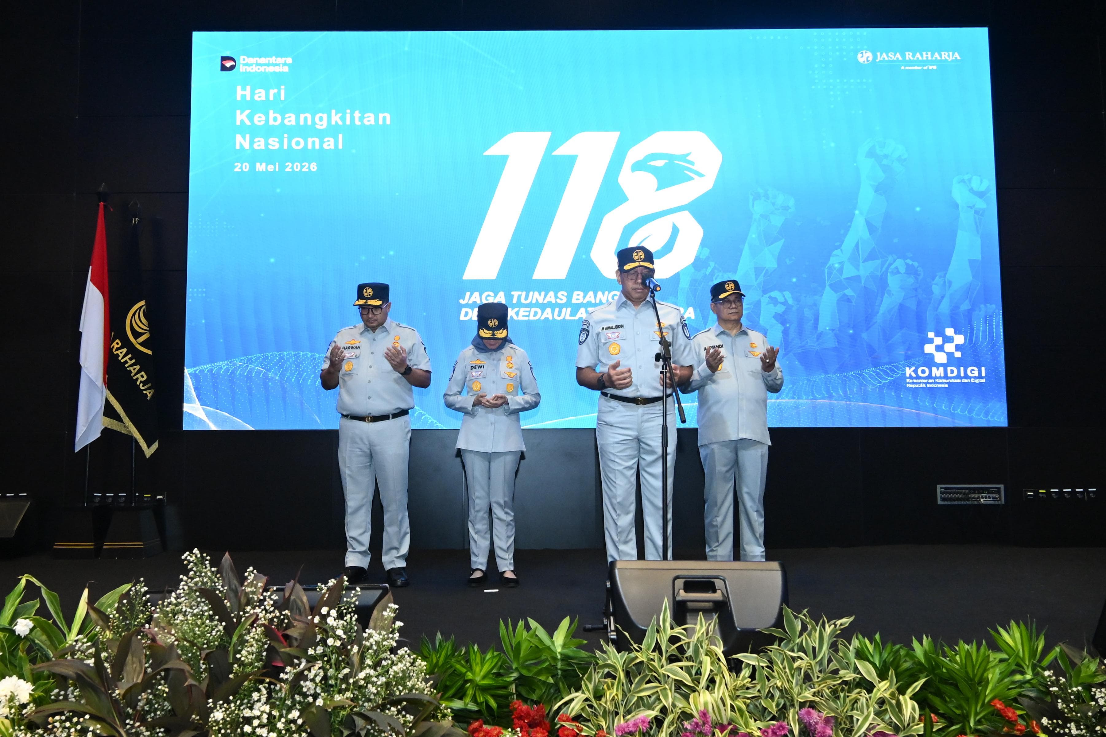 JAKARTA – Momentum peringatan Hari Kebangkitan Nasional (Harkitnas) ke-118 tahun 2026 dimaknai PT Jasa Raharja sebagai penguatan semangat transformasi pelayanan publik yang adaptif terhadap perkembangan zaman. Melalui pemanfaatan teknologi digital, perusahaan terus meningkatkan kualitas perlindungan dan pelayanan kepada masyarakat, khususnya korban kecelakaan lalu lintas.

Mengusung tema “Jaga Tunas Bangsa Demi Kedaulatan Negara”, Harkitnas tahun ini menegaskan pentingnya menjaga kualitas generasi bangsa melalui pembangunan yang berorientasi pada keselamatan, kesehatan, pendidikan, dan pelayanan publik yang responsif. Semangat tersebut selaras dengan komitmen Jasa Raharja dalam menghadirkan pelayanan yang cepat, mudah, dan terintegrasi bagi masyarakat, khususnya korban kecelakaan lalu lintas.

Direktur Utama Jasa Raharja, Muhammad Awaluddin, mengatakan bahwa makna kebangkitan nasional saat ini tidak lagi hanya dimaknai sebagai perjuangan fisik, tetapi juga kemampuan bangsa dalam beradaptasi menghadapi tantangan era digital tanpa meninggalkan nilai kemanusiaan dan gotong royong. “Di era transformasi digital saat ini, kecepatan, kemudahan akses layanan, dan kolaborasi menjadi bagian penting dalam menghadirkan perlindungan yang nyata bagi masyarakat,” ujarnya.

Menurutnya, transformasi digital yang dilakukan Jasa Raharja merupakan bagian dari upaya menghadirkan pelayanan yang lebih humanis dan adaptif sebagai wujud kehadiran negara. Selain memperkuat integrasi layanan dengan berbagai pemangku kepentingan, Jasa Raharja terus  engembangkan layanan digital melalui aplikasi JRku yang memudahkan masyarakat mengakses informasi, layanan, dan berbagai kebutuhan administrasi secara cepat, mudah, dan transparan. Di saat yang sama, Jasa Raharja juga berpartisipasi aktif dalam meningkatkan keselamatan transportasi melalui edukasi, kampanye keselamatan, serta kolaborasi dengan berbagai instansi dan komunitas terkait guna menekan angka kecelakaan lalu lintas dan menciptakan budaya berkendara yang lebih aman. “Negara harus hadir melalui pelayanan yang cepat, mudah diakses, dan mampu memberikan kepastian bagi masyarakat,” kata Awaluddin.

Sebagai BUMN yang memiliki mandat memberikan perlindungan dasar kepada masyarakat, Jasa Raharja juga terus memperkuat budaya keselamatan melalui berbagai program edukasi dan kolaborasi lintas sektor. Menurut Awaluddin, keselamatan lalu lintas bukan sekadar isu transportasi, tetapi bagian dari upaya menjaga kualitas sumber daya manusia dan masa depan bangsa.

Dalam semangat Hari Kebangkitan Nasional 2026, Jasa Raharja berkomitmen untuk terus berinovasi menghadirkan pelayanan publik yang modern, inklusif, dan berorientasi pada kebutuhan masyarakat. Dengan demikian diharapkan dapat mendukung terciptanya ekosistem keselamatan yang lebih kuat di Indonesia. 
