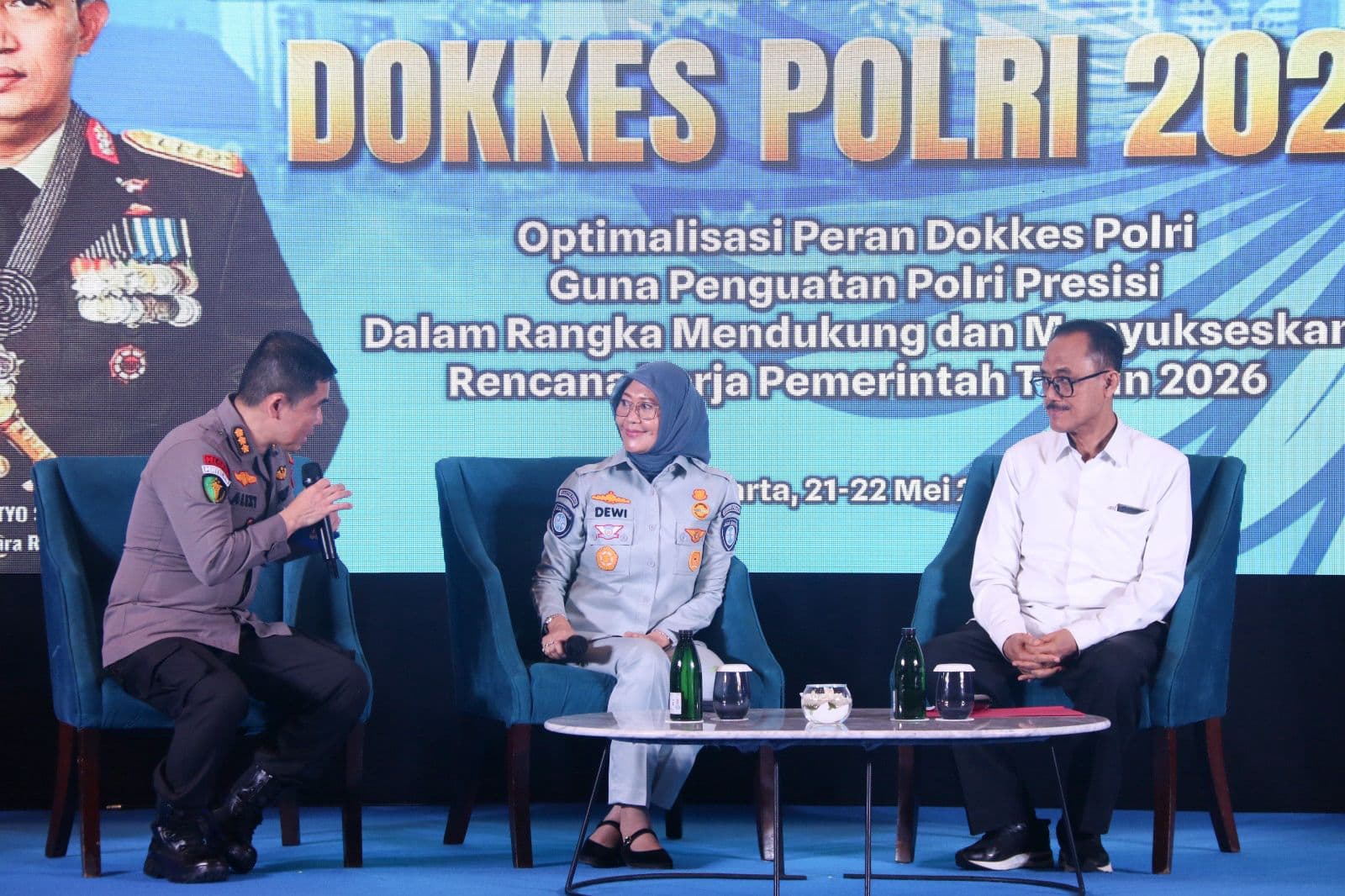 JAKARTA – PT Jasa Raharja menghadiri Rapat Kerja Teknis (Rakernis) Dokkes Polri Tahun 2026 sebagai bagian dari penguatan kolaborasi lintas sektor dalam meningkatkan kualitas penanganan korban kecelakaan lalu lintas. Forum tersebut menjadi momentum untuk terus memperkuat sinergi dengan kepolisian, rumah sakit, dan pemangku kepentingan lainnya guna menekan fatalitas korban kecelakaan di Indonesia.

Rakernis Dokkes Polri 2026 membahas berbagai penguatan layanan kesehatan dan penanganan kedaruratan. Termasuk implementasi pelayanan kesehatan kepolisian, penanganan korban bencana, hingga penguatan kapasitas rumah sakit Bhayangkara di berbagai wilayah.

Dalam kegiatan tersebut juga dilakukan pemaparan mengenai Diagnosis Cedera, Formularium, dan Kompendium Medis Nasional Jasa Raharja (DC-FKMN-JR) 2025/2026, oleh Ketua Medical Advisory Board, Prof. Dr. dr. Agus Purwadianto, Sp.FM.Subsp.E.M(K), S.H,.M.Si.

Direktur Hubungan Kelembagaan Jasa Raharja, Dewi Aryani Suzana, menyampaikan bahwa penanganan korban kecelakaan lalu lintas membutuhkan kecepatan respons dan koordinasi yang kuat antarinstansi, terutama pada masa golden period yang sangat menentukan keselamatan korban. “Penanganan korban kecelakaan lalu lintas membutuhkan kolaborasi yang kuat antara kepolisian, rumah sakit, dan Jasa Raharja agar korban memperoleh penanganan cepat sehingga risiko fatalitas dapat ditekan,” ujarnya.

Menurutnya, penguatan layanan kesehatan dan sistem penanganan korban menjadi bagian penting dalam membangun ekosistem keselamatan lalu lintas yang lebih baik. Karena itu, Jasa Raharja terus memperkuat transformasi digital pelayanan guna mendukung proses penjaminan dan perawatan korban secara lebih cepat dan terintegrasi.

Salah satu inovasi yang terus diperkuat adalah implementasi JR Care yang mendukung proses verifikasi perawatan korban kecelakaan di rumah sakit secara digital dan realtime. Sistem tersebut memungkinkan proses penjaminan dilakukan lebih cepat sehingga rumah sakit dapat segera memberikan tindakan medis tanpa terkendala proses administratif.

Selain penguatan sistem pelayanan, Jasa Raharja juga terus mendukung peningkatan kualitas tata laksana penanganan korban kecelakaan lalu lintas bersama rumah sakit mitra. Hal tersebut antara lain dilakukan melalui pengembangan Diagnosis Cedera, Formularium, dan Kompendium Medis Nasional Jasa Raharja (DC-FKMN-JR) 2025/2026 yang menjadi kerangka tata laksana kasus korban kecelakaan lalu lintas di rumah sakit mitra Jasa Raharja.  

Dewi menyampaikan bahwa upaya menekan fatalitas kecelakaan lalu lintas tidak hanya dilakukan melalui percepatan penanganan pascakecelakaan, tetapi juga melalui penguatan koordinasi, standar pelayanan medis, serta edukasi keselamatan kepada masyarakat. “Karena itu, sinergi lintas sektor harus terus diperkuat agar pelayanan kepada korban semakin cepat, tepat, dan mampu memberikan perlindungan terbaik bagi masyarakat,” ungkapnya. 