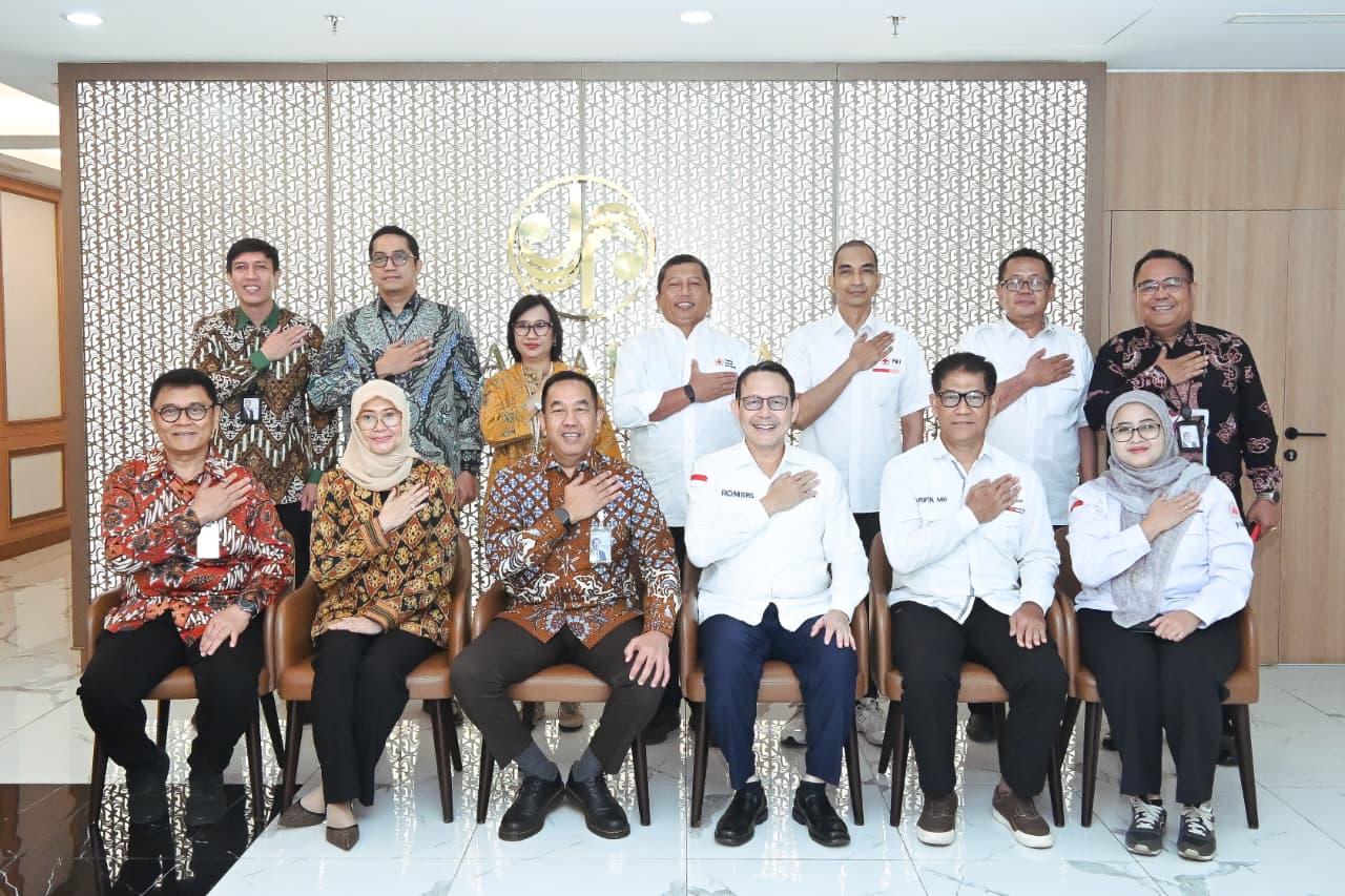 Jakarta - PT Jasa Raharja dan Palang Merah Indonesia (PMI) tengah menjajaki sinergi dalam upaya meningkatkan keselamatan berlalu lintas dan penanganan korban kecelakaan melalui pengembangan sistem respons darurat yang lebih terintegrasi. Komitmen tersebut telah dibahas dalam pertemuan yang berlangsung di Ruang Rapat Akhlak Jasa Raharja, Jakarta, Kamis (9/7/2026).

Pertemuan ini dihadiri oleh Direktur Utama PT Jasa Raharja Muhammad Awaluddin bersama jajaran direksi Jasa Raharja serta Ketua Bidang Kesehatan dan Sosial Pengurus Pusat PMI Fachmi Idris beserta jajaran. Kedua belah pihak membahas sejumlah peluang kolaborasi strategis yang akan segera diwujudkan melalui berbagai program konkret.

Direktur Utama PT Jasa Raharja, Muhammad Awaluddin menyampaikan bahwa kerja sama dengan PMI merupakan langkah strategis untuk memperkuat ekosistem keselamatan jalan. Melalui kolaborasi , pelayanan tidak hanya berfokus pada
pemberian santunan kepada korban kecelakaan, tetapi juga pada upaya sejak menit menit pertama setelah kejadian. 

"Hari ini kami berdiskusi banyak mengenai bagaimana kolaborasi antara PMI dan Jasa Raharja dapat segera diwujudkan dalam bentuk program aksi nyata. Ada beberapa hal yang kami sepakati untuk segera ditindaklanjuti," ujar Awaluddin. 

Salah satu agenda utama yang disepakati adalah pengembangan implementasi sebuah konsep yang nantinya akan melibatkan berbagai pemangku kepentingan, termasuk masyarakat, agar mampu memberikan pertolongan pertama secara cepat dan tepat kepada korban kecelakaan sebelum mendapatkan penanganan medis lanjutan.

Selanjutnya, kedua belah pihak juga sepakat mendorong penguatan integrasi sistem kegawatdaruratan, khususnya dalam penanganan korban kecelakaan lalu lintas. Dalam konsep tersebut, PMI akan memperkuat ekosistem yang telah dibangun Jasa Raharja melalui dukungan sumber daya relawan, kemampuan evakuasi korban, hingga pemanfaatan armada ambulans PMI yang tersebar di berbagai daerah di Indonesia.

"Kami juga berdiskusi mengenai pembentukan pilot project di sejumlah daerah yang memiliki tingkat kecelakaan yang relatif tinggi. Ketersediaan ambulans PMI dan jaringan pelayanan yang dimiliki diharapkan dapat menjadi model integrasi penanganan darurat yang nantinya dapat direplikasi di berbagai wilayah," kata Awaluddin.

Menurutnya, kolaborasi tersebut merupakan bagian dari komitmen Jasa Raharja untuk terus memperkuat pendekatan menyeluruh dalam keselamatan berlalu lintas, mulai dari aspek pencegahan, penanganan korban, hingga perlindungan pascakecelakaan. 

Sementara itu, Ketua Bidang Kesehatan dan Sosial Pengurus Pusat PMI, Fachmi Idris, menyambut baik inisiatif tersebut. Menurutnya, kerja sama dengan Jasa Raharja memiliki nilai strategis karena menggabungkan aspek edukasi keselamatan jalan dengan kemampuan respons cepat terhadap korban kecelakaan.

"Kami ingin ada upaya yang lebih masif untuk mengedukasi masyarakat mengenai road safety sehingga potensi terjadinya kecelakaan dapat ditekan, namun apabila kecelakaan tetap terjadi, maka korban harus mendapatkan pertolongan pertama secepat mungkin. PMI memiliki kapasitas untuk itu, baik melalui relawan maupun jaringan yang menjangkau hingga tingkat desa," ujar Fachmi. 

Ia menilai pengalaman Jasa Raharja dalam memberikan perlindungan dasar kepada korban kecelakaan telah menunjukkan sistem pelayanan yang sangat baik dan menjadi modal penting untuk membangun kolaborasi yang lebih luas. 

"Kami melihat apa yang telah dilakukan Jasa Raharja ternyata jauh lebih maju daripada yang kami bayangkan. Karena itu, kami semangat dan optimistis kerja sama ini akan memberikan manfaat yang saling menguatkan bagi kedua institusi, sekaligus menghadirkan manfaat nyata bagi masyarakat," katanya. 

Sebagai tindak lanjut dari pertemuan tersebut, Jasa Raharja melanjutkan pembahasan bersama Pengurus Pusat PMI di Markas PMI Pusat untuk mematangkan draf Nota Kesepahaman (MoU) dan Perjanjian Kerja Sama (PKS) pada Senin, (13/07/2026). Pembahasan difokuskan pada penajaman ruang lingkup kolaborasi, meliputi penguatan layanan kegawatdaruratan bagi korban kecelakaan, edukasi keselamatan dan kepatuhan masyarakat terhadap administrasi kendaraan bermotor, pengembangan kapasitas dan kompetensi sumber daya manusia, penguatan kesiapsiagaan serta aksi kemanusiaan, hingga tata kelola dan perlindungan data. Pertemuan tersebut juga ditinjau oleh Ketua Umum PMI, Jusuf Kalla, yang menyambut baik inisiatif kerja sama antara Jasa Raharja dan PMI.   

Kolaborasi Jasa Raharja dan PMI diharapkan tidak hanya memperkuat kecepatan respons terhadap korban kecelakaan, tetapi juga memperluas edukasi keselamatan berlalu lintas dan kepatuhan terhadap administrasi kendaraan bermotor, melalui jaringan relawan PMI yang tersebar di seluruh Indonesia.  