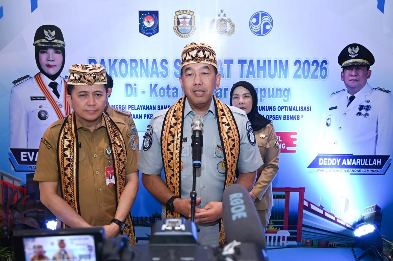 Bandar Lampung, 14 Juli 2026 – PT Jasa Raharja (Persero) menegaskan komitmennya dalam mendukung transformasi pelayanan Samsat melalui penguatan integrasi data lintas instansi guna meningkatkan kepatuhan masyarakat dalam memenuhi kewajiban pembayaran Pajak Kendaraan Bermotor (PKB). Komitmen tersebut disampaikan Direktur Utama PT Jasa Raharja (Persero), Muhammad Awaluddin, dalam Rapat Koordinasi Nasional (Rakornas) Samsat Tahun 2026 yang mengusung tema "Sinergi Pelayanan Samsat yang Profesional dalam Mendukung Optimalisasi Penerimaan PKB, BBNKB, PNBP, dan SWDKLLJ, Opsen PKB, serta Opsen BBNKB", yang diselenggarakan di Hotel Novotel, Bandar Lampung, Selasa (14/7).

Rakornas Samsat Tahun 2026 secara resmi dibuka oleh Direktur Jenderal Bina Keuangan Daerah Kementerian Dalam Negeri Dr. Drs. Agus Fatoni, M.Si, GRCE Kegiatan tersebut turut dihadiri Sekretaris Daerah Provinsi Lampung Marindo Kurniawan yang mewakili Gubernur Lampung, Wali Kota Bandar Lampung Eva Dwiana, Direktur Utama PT Jasa Raharja (Persero) Muhammad Awaluddin didampingi Direktur Operasional PT Jasa Raharja (Persero) Ariyandi, Kasubdit STNK (Surat Tanda Nomor Kendaraan) Korlantas Polri Kombes Pol. Dedy Suhartono, S.I.K., M.M., jajaran Badan Pendapatan Daerah dari seluruh Indonesia, serta para pemangku kepentingan Samsat Nasional 

Rakornas Samsat Tahun 2026 merupakan forum strategis yang mempertemukan para Pembina Samsat Nasional, yakni Kementerian Dalam Negeri, Korlantas Polri, dan PT Jasa Raharja (Persero), bersama pemerintah daerah dari seluruh Indonesia. Forum ini menjadi wadah untuk memperkuat sinergi dalam meningkatkan kualitas pelayanan Samsat, mempercepat transformasi digital, serta mengoptimalkan penerimaan daerah dan negara melalui sektor kendaraan bermotor.

Dalam kesempatan tersebut, Muhammad Awaluddin menyoroti masih rendahnya tingkat kepatuhan wajib pajak kendaraan bermotor di Indonesia. Berdasarkan data hingga Juni 2026, sekitar 51,9 juta kendaraan telah memasuki masa jatuh tempo pembayaran PKB. Namun, baru sekitar 24 juta kendaraan yang telah memenuhi kewajibannya, sehingga tingkat kepatuhan nasional baru mencapai 46,28 persen, sementara sekitar 27 juta kendaraan lainnya masih belum melakukan pembayaran pajak.

"Transformasi pelayanan Samsat harus berorientasi pada integrasi data. Dengan memanfaatkan big data serta menghubungkan informasi lintas instansi, kita dapat menghasilkan analisis yang lebih komprehensif sehingga strategi peningkatan kepatuhan wajib pajak dapat disusun sesuai karakteristik masing-masing daerah," ujar Awaluddin.

Menurutnya, penguatan integrasi data menjadi fondasi penting dalam mewujudkan pelayanan publik yang semakin efektif, transparan, dan berbasis kebutuhan masyarakat. Melalui pemanfaatan data registrasi kendaraan, data perpajakan, hingga informasi pendukung lainnya, para pemangku kepentingan dapat menyusun kebijakan yang lebih tepat sasaran sekaligus mengoptimalkan potensi penerimaan daerah.

Lebih lanjut, Awaluddin menegaskan bahwa sinergi tiga pilar Pembina Samsat Nasional, yaitu Kementerian Dalam Negeri, Korlantas Polri, dan PT Jasa Raharja (Persero) bersama pemerintah daerah, perlu terus diperkuat agar tidak hanya berfungsi sebagai penyelenggara layanan administrasi kendaraan bermotor, tetapi juga menjadi forum orkestrasi yang mampu mengintegrasikan data dan menyusun strategi bersama dalam meningkatkan kepatuhan masyarakat. "Kolaborasi antarlembaga perlu ditingkatkan menjadi sebuah orkestrasi berbasis data. Dengan demikian, setiap kebijakan yang diambil dapat lebih adaptif terhadap kondisi di masing-masing daerah, sekaligus menghadirkan pelayanan Samsat yang semakin mudah, cepat, dan memberikan kepastian kepada masyarakat," tambahnya. 

Komitmen tersebut juga sejalan dengan arahan pemerintah yang disampaikan Direktur Jenderal Bina Keuangan Daerah Kementerian Dalam Negeri A. Fatoni yang menegaskan bahwa Rakornas Samsat 2026 menjadi momentum untuk memperkuat sinergi seluruh Pembina Samsat dalam meningkatkan kualitas pelayanan sekaligus mengoptimalkan penerimaan daerah. Melalui forum yang dihadiri jajaran Bapenda, Dirlantas Polda, dan PT Jasa Raharja (Persero) dari seluruh Indonesia tersebut, pemerintah juga menyosialisasikan berbagai kebijakan terbaru serta mendorong
lahirnya inovasi pelayanan Samsat di daerah.

"Pelayanan Samsat harus terus bertransformasi melalui penguatan sinergi, inovasi, dan kolaborasi antarpemangku kepentingan. Dengan saling berbagi pengalaman dan menghadirkan berbagai terobosan, kami optimistis kinerja Samsat akan semakin optimal dalam meningkatkan kepatuhan masyarakat dan pendapatan daerah," ujar Fatoni.

Sebagai bagian dari Tim Pembina Samsat Nasional PT Jasa Raharja (Persero) berkomitmen untuk terus mendukung pengembangan ekosistem Samsat modern melalui integrasi data, penguatan kolaborasi lintas instansi, serta pemanfaatan teknologi informasi guna meningkatkan kepatuhan wajib pajak dan mendukung optimalisasi penerimaan PKB, BBNKB, SWDKLLJ, maupun Penerimaan Negara Bukan Pajak (PNBP).

Melalui Rakornas Samsat Tahun 2026, PT Jasa Raharja (Persero) berharap sinergi yang semakin kuat antar Pembina Samsat Nasional dapat mempercepat transformasi pelayanan Samsat yang terintegrasi, mendorong peningkatan kepatuhan masyarakat dalam membayar pajak kendaraan bermotor, sekaligus memberikan kontribusi nyata terhadap peningkatan penerimaan negara dan daerah untuk mendukung pembangunan nasional. 