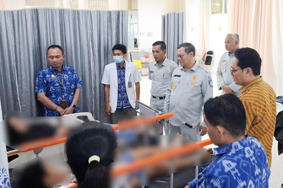 Mataram – Direktur Utama PT Jasa Raharja (Persero) Muhammad Awaluddin bersama Direktur Operasional Ariyandi, meninjau langsung kondisi korban luka-luka akibat insiden kebakaran KMP Putri Yasmin di Rumah Sakit Umum Daerah Patut Patuh Patju, Kamis (13/8/2026). Kunjungan tersebut dilakukan untuk memastikan seluruh korban mendapatkan penanganan medis yang optimal serta memperoleh jaminan biaya perawatan tanpa hambatan administratif.

Dalam peninjauan tersebut, Direksi Jasa Raharja didampingi pihak rumah sakit, Kepala Kantor Wilayah Jasa Raharja Nusa Tenggara Barat, Soleh, beserta jajaran yang sejak awal telah disiagakan untuk mempercepat proses pendataan dan penjaminan korban di rumah sakit.

Direktur Utama Jasa Raharja Muhammad Awaluddin mengatakan bahwa Jasa Raharja bergerak cepat sejak menerima informasi kejadian dengan berkoordinasi bersama Basarnas, ASDP, Kepolisian, pemerintah daerah, dan rumah sakit untuk memastikan proses pelayanan kepada korban berjalan secara terpadu.

“Kehadiran kami di rumah sakit adalah untuk memastikan bahwa saudara-saudara kita yang sedang menjalani perawatan mendapatkan pelayanan medis yang semestinya dan seluruh proses penjaminan dapat berjalan cepat, tepat, dan tanpa kendala administratif. Negara harus hadir ketika masyarakat menghadapi musibah,” ujar Awaluddin. |

Ia menegaskan bahwa seluruh penumpang yang sah KMP Putri Yasmin dijamin oleh Jasa Raharja sesuai ketentuan Undang-Undang Nomor 33 Tahun 1964 juncto Peraturan Pemerintah Nomor 17 Tahun 1965 tentang Dana Pertanggungan Wajib Kecelakaan Penumpang.

Dalam kesempatan yang sama, Direktur Operasional Jasa Raharja, Ariyandi, menyampaikan bahwa petugas Jasa Raharja melakukan verifikasi korban secara intensif agar proses penjaminan biaya perawatan dapat diselesaikan secepat mungkin.

“Kami memastikan seluruh korban yang memenuhi ketentuan memperoleh jaminan perawatan sesuai haknya. Koordinasi dengan rumah sakit dilakukan secara intensif agar korban dapat fokus menjalani proses penyembuhan tanpa terbebani proses  administrasi,” kata Ariyandi.

Dalam musibah tersebut, terdapat 25 korban luka-luka yang menjalani perawatan di Rumah Sakit Umum Daerah Patut Patuh Patju dan Rumah Sakit Umum Daerah (RSUD) H. Moh. Ruslan Kota Mataram. Selain menjamin biaya perawatan korban luka-luka, Jasa Raharja juga telah menyerahkan santunan kepada ahli waris korban meninggal dunia secara cepat. Langkah tersebut sejalan dengan arahan Danantara dan BP BUMN untuk memperkuat kehadiran dan kontribusi BUMN dalam memberikan pelayanan yang cepat, responsif, dan berorientasi pada kebutuhan masyarakat, khususnya dalam menghadapi situasi darurat akibat kecelakaan. 
