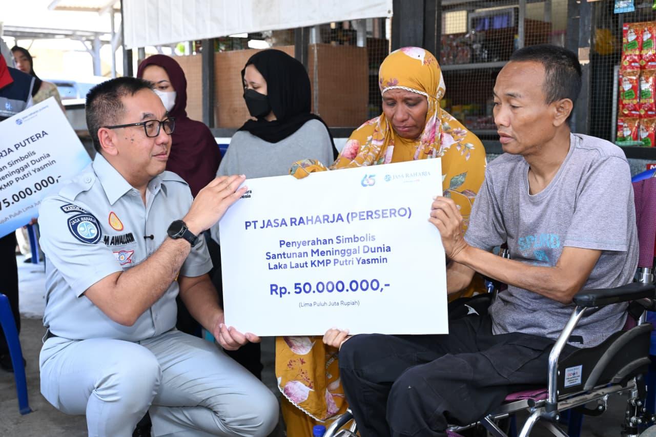 Mataram, 13 Agustus 2026 – Direktur Utama PT Jasa ¸Muhammad Awaluddin, menyerahkan santunan kepada ahli waris korban meninggal dunia dalam insiden kebakaran KMP Putri Yasmin yang terjadi di perairan Bangko-Bangko, Kecamatan Sekotong Barat, Lombok Barat, Nusa Tenggara Barat, pada Rabu 12 Agustus 2026. Penyerahan santunan dilakukan di Asrama Brimob Ampenan, Mataram, pada Kamis (13/08/2026).  Santunan diserahkan kepada Agus Wahyu (46), ayah dari almarhumah Indah Dwi Septiani (20). Agus Wahyu merupakan anggota Polri yang bertugas di Polda Nusa Tenggara Barat, sementara almarhumah Indah merupakan anak kedua dari tiga bersaudara. 

Dalam penyerahan santunan tersebut, Muhammad Awaluddin didampingi Kepala KSOP Kelas III Lembar Syamsurizal, S.Kom., M.Sc., Kepala Dinas Perhubungan Provinsi Nusa Tenggara Barat Drs. Ervan Anwar, M.M., Ketua Umum Dewan Pimpinan Pusat (DPP) GAPASDAP Khoeri Soetomo, Direktur Utama PT Jasaraharja Putera Abdul Haris serta Kepala Kantor Wilayah Jasa Raharja NTB Soleh. Direktur Utama PT Jasa Raharja Muhammad Awaluddin menyampaikan belasungkawa yang mendalam kepada keluarga korban. Menurutnya, Jasa Raharja bergerak cepat sejak menerima informasi kejadian dengan melakukan koordinasi bersama Basarnas, ASDP, Kepolisian, pemerintah daerah, dan rumah sakit untuk memastikan proses pendataan serta penjaminan korban berjalan tanpa hambatan. 

“Kami menyampaikan duka cita yang sedalam-dalamnya kepada keluarga almarhumah Indah Dwi Septiani. Santunan yang kami serahkan hari ini merupakan bentuk tanggung jawab negara kepada masyarakat yang menjadi korban kecelakaan angkutan umum,” ujar Awaluddin. Ia menegaskan bahwa seluruh penumpang yang sah KMP Putri Yasmin dijamin oleh Jasa Raharja sesuai ketentuan Undang-Undang Nomor 33 Tahun 1964 juncto Peraturan Pemerintah Nomor 17 Tahun 1965 tentang Dana Pertanggungan Wajib Kecelakaan Penumpang. 

Selain perlindungan dasar dari Jasa Raharja, korban dan ahli waris juga memperoleh perlindungan tambahan dari PT Jasaraharja Putera sebagai bagian dari skema perlindungan yang pada penyelenggaraan angkutan umum yang telah melakukan kerja sama.  

“Jasa Raharja berkomitmen memastikan setiap korban maupun ahli waris memperoleh haknya secara cepat, tepat, dan tanpa hambatan administratif. Di setiap musibah, negara harus hadir, dan kami akan terus mendampingi seluruh proses penanganan hingga seluruh hak korban dapat dipenuhi sesuai ketentuan yang berlaku,” kata Awaluddin. 

Sebelumnya, KMP Putri Yasmin yang berlayar dari Padangbai menuju Lembar mengalami kebakaran sekitar pukul 04.15 WITA di perairan Bangko-Bangko, Lombok Barat. Jasa Raharja melalui Kantor Wilayah Nusa Tenggara Barat langsung melakukan koordinasi intensif di lokasi kejadian bersama Basarnas, ASDP Lembar, Polair, dan instansi terkait lainnya, serta menempatkan petugas di rumah sakit untuk mempercepat proses penjaminan korban. 