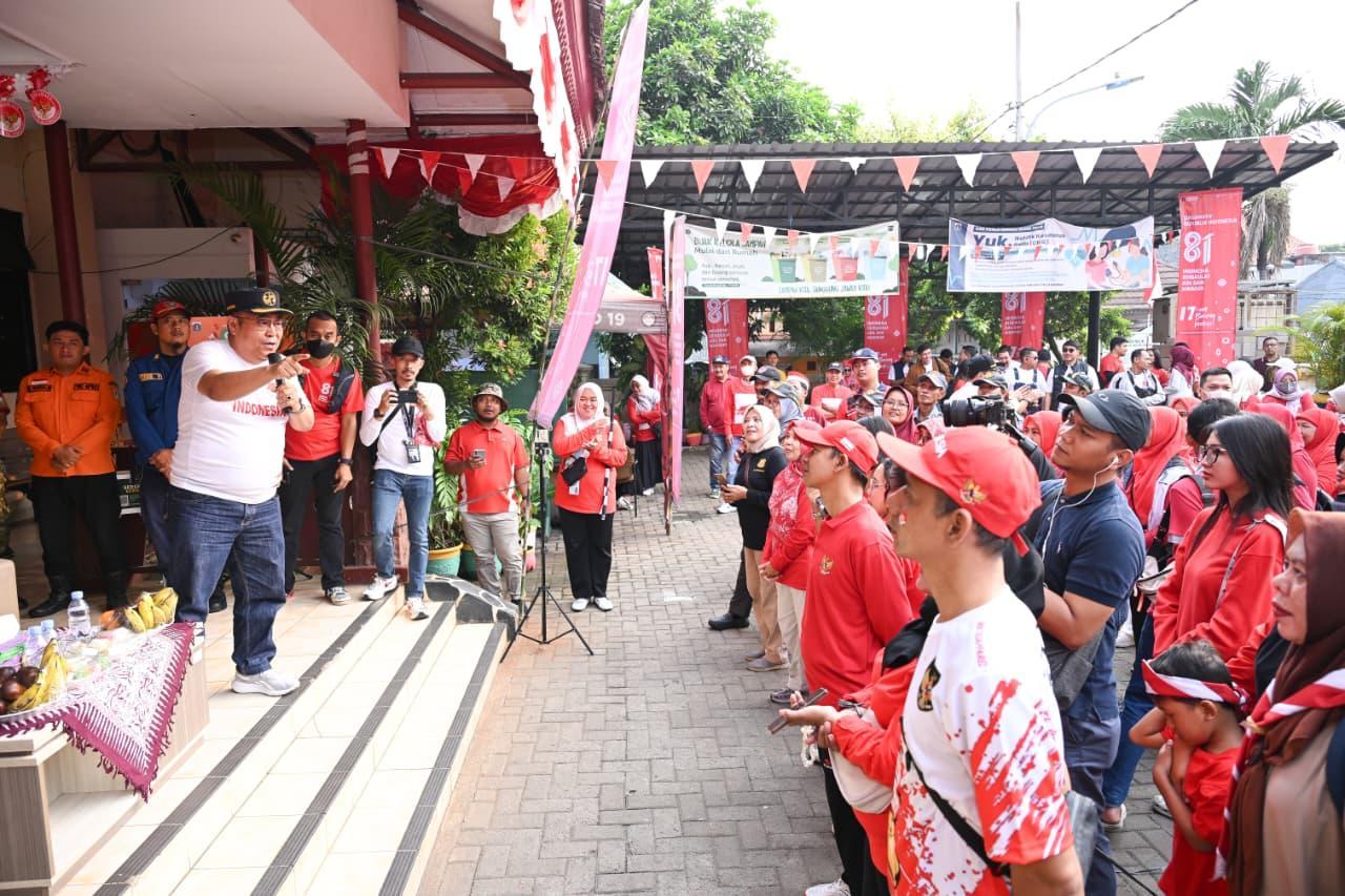 Jakarta – PT Jasa Raharja (Persero) menyemarakkan peringatan Hari Ulang Tahun ke-81 Republik Indonesia melalui rangkaian kegiatan karnaval dan lomba rakyat di sejumlah wilayah di DKI Jakarta. Kegiatan tersebut menjadi bagian dari upaya memperkuat kedekatan dengan masyarakat, sekaligus menyampaikan pesan melalui pendekatan yang ringan dan partisipatif akan pentingnya keselamatan berlalu lintas serta kepatuhan dalam memenuhi kewajiban Pajak Kendaraan Bermotor (PKB) dan SWDKLLJ.

Rangkaian kegiatan dimulai 15-24 Agustus yang dilaksanakan di berbagai kelurahan, antara lain di Pegangsaan Dua, Srengseng Sawah, Johar Baru, Kembangan Selatan, Kemanggisan, Utan Kayu Selatan, Cipinang Melayu, Petukangan Utara, Kebon Jeruk, dan Jatinegara Kaum. Pembukaan kegiatan dilaksanakan di Jatinegara Kaum, Jakarta Timur pada Sabtu (15/8/2026).

Jasa Raharja turut berpartisipasi dalam kegiatan pembukaan tersebut bersama jajaran Kelurahan Jatinegara Kaum, termasuk dalam pelepasan peserta karnaval. Menurut Awaluddin, peringatan HUT RI merupakan momentum untuk memperkuat kebersamaan masyarakat sekaligus menumbuhkan kesadaran bahwa keselamatan merupakan tanggung jawab bersama.

“Bagi Jasa Raharja, inilah kesempatan untuk hadir lebih dekat dengan masyarakat sekaligus menyampaikan bahwa keselamatan di jalan adalah bagian dari kehidupan sehari-hari. Kemerdekaan juga berarti setiap orang memiliki ruang untuk bergerak dengan aman, tertib, dan saling menjaga,” tambah Awaluddin. 

Lebih lanjut, Awaluddin menyampaikan bahwa Jasfren panggilan Jasa Raharja kepada para sahabatnya, yaitu masyarkat yang memiliki peran penting dalam mewujudkan keselamatan transportasi. Peran tersebut dapat diwujudkan melalui tiga pilar utama, yaitu Road Safety, Empowerment, dan Network. Ketiganya menjadi fondasi dalam membangun kesadaran keselamatan, memberdayakan masyarakat untuk berperan aktif, serta memperkuat kolaborasi dengan berbagai pihak dalam menciptakan ekosistem transportasi yang aman, tertib dan berkelanjutan.

Selain karnaval dan lomba rakyat, Jasa Raharja juga menyelenggarakan sosialisasi melalui kuis interaktif dan edukasi ringan yang tidak hanya mengangkat aspek keselamatan berlalu lintas, tetapi juga pentingnya tertib administrasi kendaraan bermotor dan kepatuhan dalam pembayaran SWDKLLJ. Pemahaman tersebut penting untuk terus dibangun di tengah masyarakat, mengingat kepatuhan dalam memenuhi kewajiban turut mendukung keberlangsungan program perlindungan dasar bagi korban kecelakaan lalu lintas dan angkutan jalan.   

Dengan total sekitar 3.250 peserta yang akan terlibat di seluruh titik penyelenggaraan dan berasal dari berbagai lapisan usia, rangkaian ini diharapkan menjadi sarana edukasi yang lebih luas dan relevan. Melalui pendekatan yang interaktif, edukatif, dan menyenangkan, Jasa Raharja mendorong masyarakat untuk tidak hanya semakin sadar akan pentingnya keselamatan, tetapi juga tertib dalam administrasi kendaraan serta memahami peran dan tanggung jawabnya dalam menjaga keberlanjutan perlindungan bagi sesama.

Program ini merupakan bentuk nyata TJSL berdampak yang tidak hanya memberikan manfaat sesaat, tetapi juga menciptakan sustainable value bagi masyarakat dan lingkungan. Melalui penguatan tertib administrasi, kepatuhan terhadap pembayaran pajak kendaraan bermotor dan SWDKLLJ, serta edukasi keselamatan transportasi, Jasa Raharja mendorong perubahan perilaku yang berkelanjutan. Dengan demikian, TJSL tidak berhenti pada pelaksanaan kegiatan, tetapi turut membangun kesadaran, kepatuhan dan budaya keselamatan yang memberikan nilai jangka panjang bagi masyarakat.

Hal tersebut menjadi bagian dari rangkaian peringatan HUT ke-81 Kemerdekaan Republik Indonesia yang mengusung tema “Kita Indonesia, Bergerak Aman dengan Harapan”. Melalui rangkaian inisiatif di berbagai wilayah, Jasa Raharja memperkuat keterlibatan masyarakat dalam membangun budaya tertib, patuh dan berkeselamatan, sekaligus menegaskan komitmen untuk hadir lebih dekat melalui edukasi, kolaborasi, dan pelayanan yang memberikan dampak nyata serta berkelanjutan.  