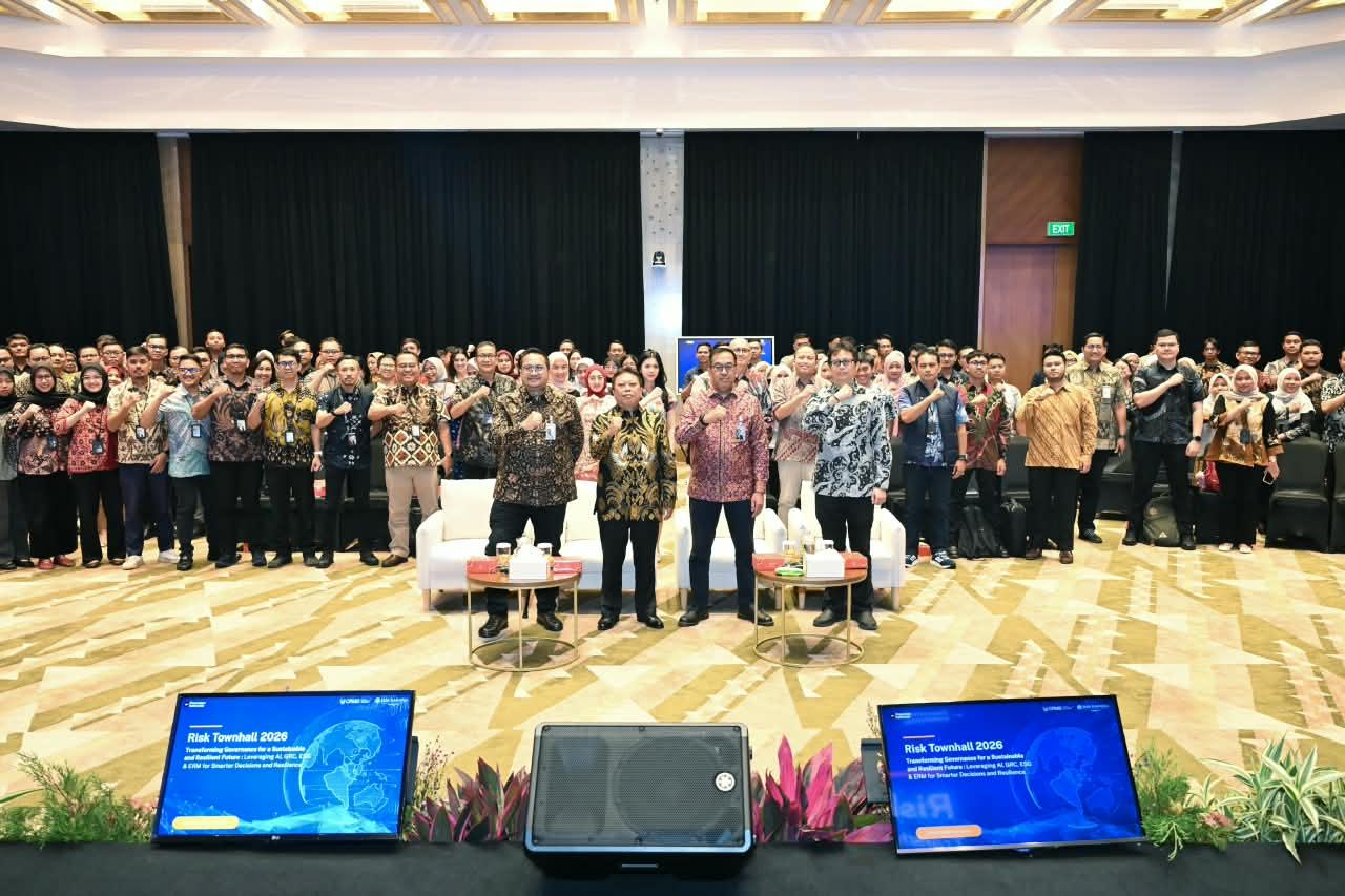 Jakarta, 19 Agustus 2026 – Jasa Raharja terus mendorong penguatan manajemen risiko sebagai bagian dari transformasi tata kelola perusahaan untuk menghadapi perubahan dan memberikan pelayanan yang semakin adaptif kepada masyarakat. Komitmen tersebut diwujudkan melalui pelaksanaan Risk Townhall 2026 di Kantor Pusat Jasa Raharja, Jakarta, pada Selasa, 18 Agustus 2026.

Mengusung tema ‘Transforming Governance for a Sustainable and Resilient Future – Leveraging AI, GRC, ESG & ERM for Smarter Decisions and Resilience’, Risk Townhall 2026 menjadi forum komunikasi dan pembelajaran bagi seluruh Insan Jasa Raharja. Kegiatan ini bertujuan meningkatkan pemahaman terhadap isu strategis dan kebijakan perusahaan, membangun budaya kolaborasi dan pembelajaran berkelanjutan, serta menumbuhkan kesadaran terhadap tantangan, peluang, dan risiko yang dihadapi perusahaan.

Direktur Utama Jasa Raharja Muhammad Awaluddin menyampaikan bahwa Risk Townhall menjadi momentum untuk mendorong transformasi pengelolaan risiko dari pendekatanan yang berfokus pada identifikasi, mitigasi, dan pelaporan menuju Risk Intelligence yang mampu menghasilkan early warning, predictive analytics, risk insight, dan decision support bagi manajemen.

“Data yang dihasilkan setiap hari di seluruh proses bisnis perusahaan memiliki nilai yang jauh lebih besar dibandingkan sekadar laporan operasional. Melalui pendekatan Risk Intelligence, data perlu diolah menjadi informasi dan insight yang dapat menjadi dasar pengambilan keputusan yang lebih cepat, tepat, dan terukur. Karena itu, membangun Risk Intelligence merupakan tanggung jawab seluruh unit kerja, bukan hanya fungsi Manajemen Risiko,” ujar Awaluddin.

Menurut Awaluddin, penguatan Risk Intelligence pada akhirnya harus menciptakan nilai bagi perusahaan dan masyarakat. Sebagai BUMN yang menjalankan fungsi pelayanan publik, pengelolaan risiko harus mendukung keputusan yang semakin adaptif sekaligus menjaga kualitas pelayanan dan keberlanjutan perusahaan.

Risk Townhall 2026 menghadirkan Dr. Antonius Alijoyo, Principal dan Founder CRMS Indonesia, yang membawakan dua tema utama, yaitu Strategic GRC in the Era of AI: Leveraging Data Analytics and AI Governance for Executive Decision Intelligence serta Executive Stewardship in Sustainability by Design: Integrating ESG into ERM for Organizational Resilience.

Antonius menjelaskan bahwa GRC perlu berkembang dari pendekatan yang dominan pada compliance, kontrol, dan pelaporan berkala menuju Intelligent GRC yang menghubungkan data, Risk Intelligence, keputusan, tindakan, dan pembelajaran berkelanjutan. Pemanfaatan data analytics dan AI dapat memperkuat kemampuan organisasi dalam melihat pola, mengantisipasi risiko, membandingkan skenario, dan mempercepat respons. Namun, penerapannya harus tetap ditopang tata kelola yang kuat, termasuk kejelasan tujuan, akuntabilitas, integritas data, transparansi, human oversight, dan monitoring.

Dalam pembahasan Sustainability by Design, Antonius menekankan bahwa ESG dan keberlanjutan tidak cukup ditempatkan sebagai pelaporan atau pemenuhan kepatuhan. Aspek keberlanjutan perlu terintegrasi dalam strategi, risk appetite, pengambilan keputusan, operasional, serta pengukuran kinerja, sehingga pertumbuhan, ketahanan, dan penciptaan nilai jangka panjang dapat dikelola secara seimbang.

Sementara itu, Direktur Kepatuhan dan Manajemen Risiko Jasa Raharja Harwan Muldidarmawan menyampaikan arah penguatan manajemen risiko Jasa Raharja menuju Trusted Risk Intelligence. Penguatan tersebut dilakukan dengan memastikan data yang akurat, lengkap, terintegrasi, aman, dan tepat waktu; memperkuat risk sensing dan early warning; serta menerjemahkan data dan analisis menjadi insight yang relevan bagi pengambilan keputusan.

“Arah yang ingin kita bangun adalah kemampuan untuk melihat risiko lebih awal, memahami lebih dalam, memutuskan lebih tepat, dan bertindak lebih cepat. Trusted Risk Intelligence bukan sekadar agenda fungsi Manajemen Risiko atau teknologi, tetapi membutuhkan komitmen bersama. Pada akhirnya, keputusan yang lebih baik harus memberikan outcome yang lebih baik bagi masyarakat melalui mobilitas yang semakin aman, pelayanan yang semakin baik, dan perlindungan yang semakin pasti,” ujar Harwan.