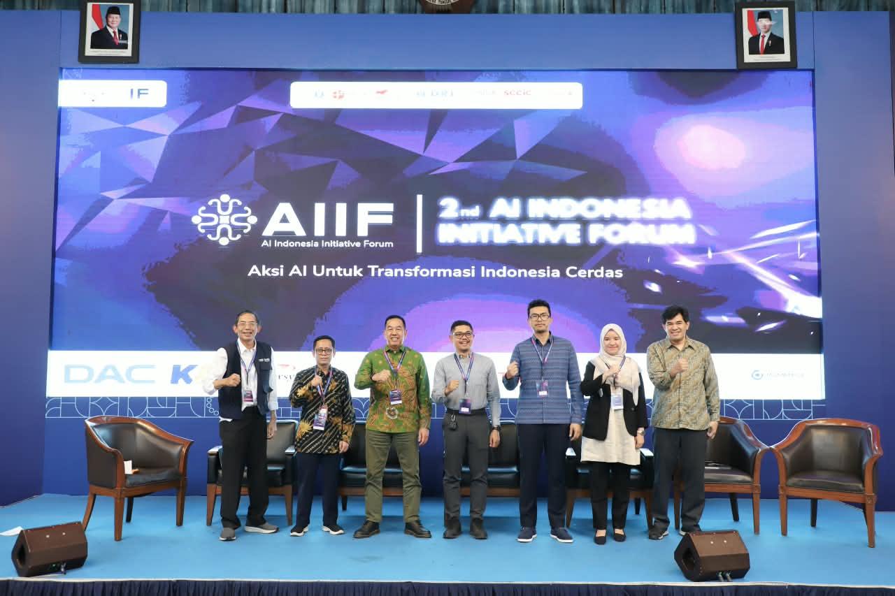BANDUNG – Kecerdasan buatan atau artificial intelligence (AI) mulai mengubah cara Jasa Raharja dalam melindungi masyarakat. Teknologi ini tak hanya digunakan untuk mempercepat pelayanan kepada korban kecelakaan, tetapi juga untuk membaca pola risiko dan membantu mencegah kecelakaan lalu lintas sebelum terjadi.

Direktur Utama PT Jasa Raharja (Persero), Muhammad Awaluddin, memaparkan arah transformasi tersebut dalam sesi panel “AI Mobility & Transportation Ecosystems” pada AI Indonesia Initiative Forum (AIIF) 2026 di Aula Timur Institut Teknologi Bandung, pada Kamis (27/08/2026).

Dalam forum yang mempertemukan regulator, akademisi, pelaku industri transportasi, dan praktisi teknologi itu, Awaluddin mengatakan bahwa pemanfaatan AI harus bermuara pada perlindungan publik yang lebih cepat, tepat, dan berorientasi pada pencegahan.

“Transformasi digital harus membawa perubahan nyata terhadap cara kita melindungi masyarakat. Dengan dukungan data dan AI, Jasa Raharja ingin bergerak dari pendekatan yang bersifat responsif menuju perlindungan yang semakin prediktif, preventif, dan preskriptif,” papar Awaluddin.

Menurut Awaluddin, Jasa Raharja memiliki ekosistem pelayanan yang terhubung dengan berbagai pemangku kepentingan. Antara lain Kepolisian, Kementerian Perhubungan, pemerintah daerah, rumah sakit, Samsat, serta institusi terkait lainnya. Kolaborasi dan integrasi data dalam ekosistem tersebut menjadi fondasi penting bagi pengembangan sistem perlindungan publik berbasis teknologi.

Salah satu implementasi yang telah dikembangkan adalah pemanfaatan teknologi dalam JR-Care untuk mendukung percepatan pelayanan kepada korban kecelakaan. Melalui proses digital dan verifikasi dokumen, data korban serta informasi medis dapat diproses secara lebih cepat, konsisten, dan akurat. Dengan begitu, penerbitan surat jaminan bagi korban dapat dilakukan lebih efisien.

“Teknologi harus membuat korban semakin mudah memperoleh pelayanan. Prinsipnya tetap berpusat pada manusia. AI membantu proses pengambilan keputusan, tetapi empati, akuntabilitas, dan kepentingan korban harus tetap menjadi pusat dari setiap inovasi,” kata Awaluddin.

Selain memperkuat layanan JR-Care, Jasa Raharja tengah mengembangkan tiga fokus pemanfaatan AI. Pertama, AI-Based Accident Prediction and Prevention System untuk memetakan wilayah rawan, mengenali pola kecelakaan, dan memberikan rekomendasi intervensi keselamatan. 
Kedua, AI Predictive Collection untuk mendukung pemetaan tingkat kepatuhan pembayaran Pajak Kendaraan Bermotor dan Sumbangan Wajib Dana Kecelakaan Lalu Lintas Jalan atau PKB-SWDKLLJ. Ketiga, AI Medical Claim and Fraud Intelligence untuk mendukung validasi klaim medis, mendeteksi anomali, menentukan prioritas pemeriksaan, serta memperkuat tata kelola pelayanan secara objektif dan akuntabel.

Namun, Awaluddin mengingatkan bahwa peningkatan pemanfaatan AI harus diikuti dengan tata kelola yang kuat. Perlindungan data pribadi, keamanan siber, transparansi penggunaan teknologi, mitigasi bias algoritma, serta pengawasan manusia merupakan elemen penting untuk menjaga kepercayaan publik.

“Kecepatan inovasi tidak boleh melampaui kesiapan tata kelolanya. AI harus dikembangkan secara aman, bertanggung jawab, dan dapat dipertanggungjawabkan karena teknologi ini digunakan untuk mendukung pelayanan yang menyangkut keselamatan dan perlindungan masyarakat,” tegasnya. 

Lebih lanjut, ia menyampaikan bahwa persoalan keselamatan transportasi tidak dapat diselesaikan oleh satu institusi maupun satu moda transportasi. Dibutuhkan integrasi dan kolaborasi antara pemerintah, regulator, operator transportasi, industri asuransi sosial, fasilitas kesehatan, akademisi, dan pengembang teknologi.

Kolaborasi tersebut diperlukan agar data yang berasal dari berbagai sektor dapat diolah menjadi pemahaman bersama mengenai pola mobilitas dan risiko keselamatan. Dengan demikian, kebijakan serta program pencegahan kecelakaan dapat disusun secara lebih akurat dan berbasis bukti. “Masa depan perlindungan publik berbasis AI hanya dapat dibangun melalui kolaborasi antara pemerintah, akademisi, industri, dan para inovator,” ujar Awaluddin. 

Melalui partisipasi dalam AI Indonesia Initiative Forum 2026, Jasa Raharja berkomitmen untuk terus mendorong pemanfaatan teknologi yang memberikan dampak nyata bagi masyarakat. Transformasi tersebut menjadi bagian dari upaya perusahaan untuk menghadirkan pelayanan yang semakin cepat, akurat, mudah diakses, serta mendukung terciptanya perjalanan yang lebih aman bagi seluruh pengguna jalan. 

