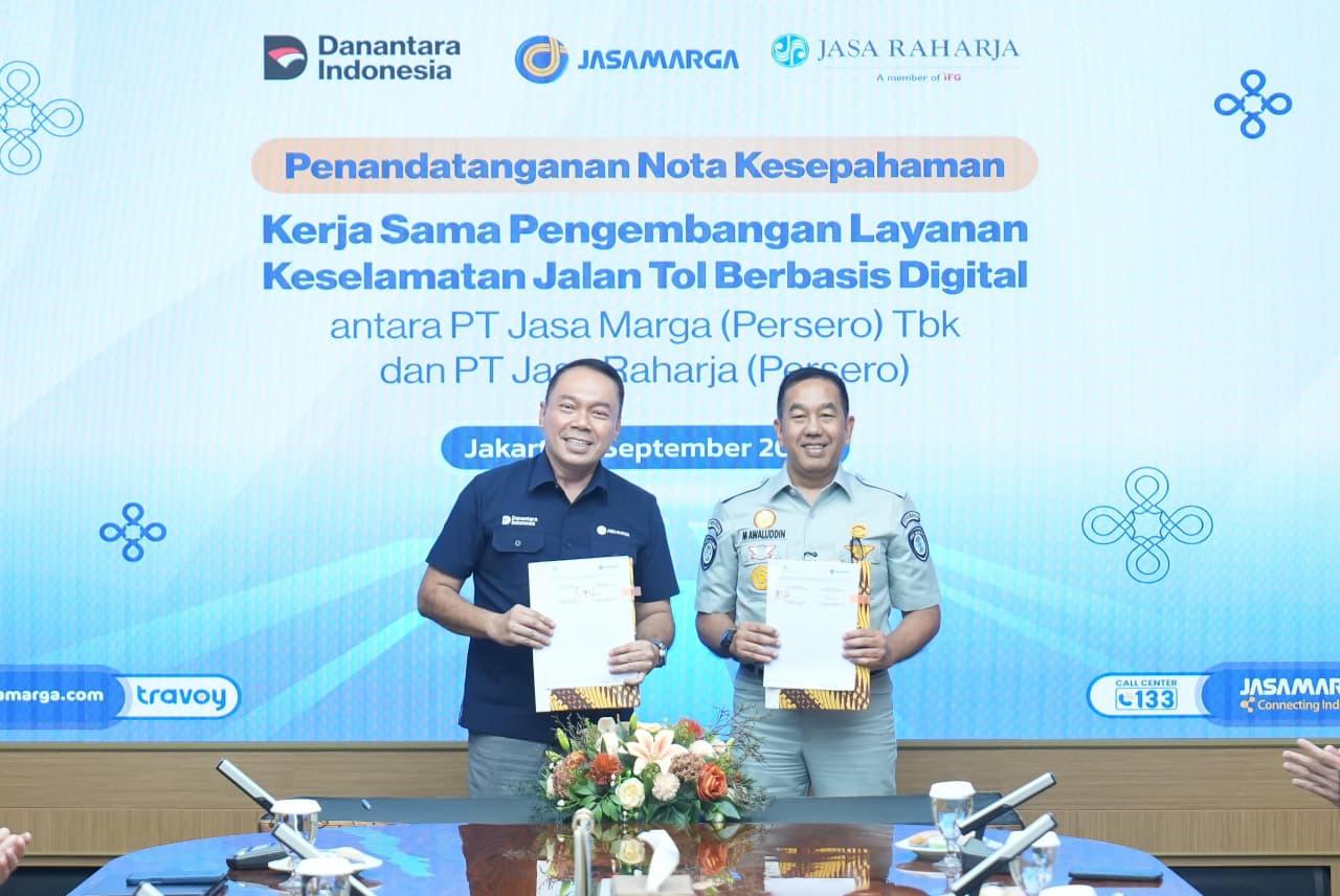 Jakarta (02/09), PT Jasa Marga (Persero) Tbk dan PT Jasa Raharja (Persero) memperkuat kolaborasi dalam mengembangkan layanan keselamatan jalan tol berbasis digital melalui Aplikasi Travoy. Layanan tersebut disiapkan untuk membantu masyarakat, khususnya pengguna jalan tol, dalam memperoleh informasi risiko, melaporkan kecelakaan, menemukan rumah sakit terdekat hingga mengakses bantuan darurat secara lebih cepat.

Komitmen tersebut diwujudkan melalui penandatanganan Nota Kesepahaman (Memorandum of Understanding/MoU) tentang Sinergi Pemanfaatan Sumber Daya dan Pengembangan Layanan Keselamatan Jalan Tol Berbasis Digital, di Jakarta, pada Rabu (02/09). Penandatanganan dilakukan oleh Direktur Utama Jasa Marga, Rivan A. Purwantono, dan Direktur Utama Jasa Raharja, Muhammad Awaluddin.

Kesepakatan ini menjadi landasan bagi kedua perusahaan untuk mengoptimalkan potensi melalui Aplikasi Travoy dan  Aplikasi Jasfren, mulai dari sumber daya, data, informasi, sarana, kanal layanan, hingga kapabilitas masing-masing, untuk memperkuat keselamatan sekaligus meningkatkan kualitas pelayanan kepada pengguna jalan tol.

Direktur Utama Jasa Marga, Rivan A. Purwantono, menyampaikan bahwa keselamatan merupakan bagian yang tidak terpisahkan dari kualitas pelayanan jalan tol. Karena itu, upaya meningkatkan keselamatan tidak berhenti pada penyediaan infrastruktur yang andal, tetapi juga mencakup kemampuan untuk mendeteksi risiko, memberikan informasi yang tepat, serta memastikan pengguna memperoleh bantuan ketika menghadapi kondisi darurat.

“Bagi kami, keselamatan pengguna menjadi bagian dari keseluruhan pengalaman perjalanan di jalan tol. Karena itu, kami terus mendorong penguatan layanan yang tidak hanya berfokus pada penanganan ketika terjadi insiden, tetapi juga pada bagaimana risiko dapat diantisipasi sejak awal. Melalui kolaborasi dengan Jasa Raharja, kami ingin menghubungkan data, teknologi, dan kompetensi yang dimiliki kedua pihak untuk menghadirkan layanan keselamatan yang lebih cepat, tepat, dan relevan dengan kebutuhan pengguna,” ujar Rivan

Direktur Utama Jasa Raharja, Muhammad Awaluddin, menyampaikan bahwa kebutuhan masyarakat terhadap pelayanan yang mudah, cepat, dan terintegrasi menjadi salah satu fokus utama dalam penguatan layanan Jasa Raharja. “Ketika kecelakaan terjadi, korban dan keluarga tidak boleh dibebani dengan kebingungan mencari bantuan atau informasi mengenai layanan yang tersedia. Melalui kolaborasi ini, kami ingin mendekatkan akses pertolongan dan perlindungan kepada masyarakat dalam satu platform yang mudah digunakan,” ujarnya.

Menurutnya, kecepatan informasi menjadi bagian penting dalam penanganan korban. Informasi awal yang diterima secara cepat dan akurat dapat membantu koordinasi antara pengelola jalan tol, petugas Jasa Raharja, fasilitas kesehatan, serta pemangku kepentingan  lainnya. “Semakin cepat informasi diterima dan diteruskan kepada pihak yang tepat, semakin besar peluang korban memperoleh penanganan medis secara cepat,” ucapnya. 

Melalui MoU tersebut, kedua perusahaan membuka peluang untuk menghadirkan layanan yang mampu menghubungkan informasi dari lapangan dengan proses penanganan secara lebih cepat dan tepat sehingga memberikan pengalaman perjalanan yang lebih lancar, aman, nyaman dan berkeselamatan bagi pengguna jalan. 

Sejumlah fitur yang saat ini sedang dikaji untuk diintegrasikan melalui Aplikasi Travoy antara lain informasi rumah sakit terdekat berdasarkan posisi pengguna serta kanal pelaporan kecelakaan dan bantuan darurat. Selain memperkuat penanganan saat terjadi kecelakaan, kolaborasi juga diarahkan pada upaya pencegahan melalui pengembangan informasi titik rawan kecelakaan berdasarkan data historis dan analisis keselamatan. Fitur ini nantinya dapat digunakan untuk memberikan peringatan kepada pengemudi saat mendekati ruas jalan tol dengan tingkat risiko kecelakaan yang lebih tinggi.
 
Sebagai bagian dari rangkaian kegiatan, penandatanganan MoU diawali dengan Pelatihan Penanganan Gawat Darurat (PPGD) dan prinsip dasar pertolongan pertama, yang turut dilengkapi dengan pengecekan kesehatan gratis bagi peserta. Pelatihan ini menjadi bentuk penguatan kompetensi personel agar memiliki kesiapsiagaan dan kemampuan yang memadai dalam menghadapi situasi darurat, termasuk memberikan pertolongan awal kepada korban kecelakaan sebelum mendapatkan penanganan medis lebih lanjut. Pelaksanaan PPGD dan pemeriksaan kesehatan menegaskan bahwa transformasi layanan keselamatan tidak hanya bertumpu pada pemanfaatan teknologi, tetapi juga kesiapan personel yang sehat, kompeten, dan sigap sebagai garda terdepan dalam memberikan respons di lapangan.

Melalui kolaborasi tersebut, Jasa Marga dan Jasa Raharja berkomitmen membangun ekosistem keselamatan jalan tol yang turut menghadirkan informasi, pertolongan, dan perlindungan yang semakin terintegrasi dan semakin dekat dengan masyarakat. Kolaborasi ini juga diharapkan dapat memberikan pengalaman berkendara yang lancar, aman, nyaman dan berkeselamatan bagi seluruh pengguna jalan tol.
