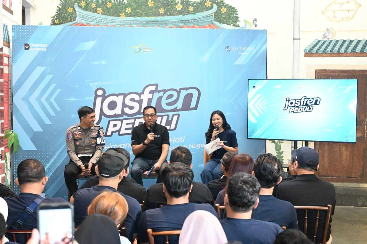 Jakarta – Dalam rangka memperingati Hari Pelanggan Nasional 2026, PT Jasa Raharja (Persero) menggelar kegiatan bertajuk “Jasfren Peduli: Melayani Sepenuh Hati, Bersama Menjaga Keselamatan untuk Negeri” di QQ Kopitiam, Menteng, Jakarta, Jumat (4/9/2026). Dikemas dalam bentuk sharing session dan talkshow, kegiatan ini menjadi ruang bagi Jasa Raharja untuk mendengarkan pengalaman masyarakat, sekaligus memperkuat kesadaran bahwa pelayanan, kepatuhan, dan keselamatan transportasi merupakan tanggung jawab bersama.  

Direktur Utama Jasa Raharja, Muhammad Awaluddin, menyampaikan bahwa Hari Pelanggan Nasional bukan sekadar seremoni tahunan, melainkan momentum untuk kembali mendengarkan kebutuhan dan harapan masyarakat.

“Bagi Jasa Raharja, pelanggan yang kami sebut Jasfren bukan hanya orang yang menerima layanan. Jasfren adalah alasan kami terus memperbaiki diri. Kami ingin memastikan bahwa ketika masyarakat membutuhkan Jasa Raharja, mereka mendapatkan pelayanan yang cepat, mudah, ramah, dan memberikan rasa aman,” ujarnya.

Menurutnya, Jasfren dikembangkan bukan hanya sebagai sapaan bagi pelanggan Jasa Raharja, tetapi juga sebagai gerakan yang menghubungkan berbagai kelompok masyarakat dalam satu tujuan keselamatan. Semangat tersebut dirangkum dalam pesan “One Movement, Many Communities, One Safety Purpose”.

Melalui gerakan ini, masyarakat didorong untuk tidak hanya menjadi penerima layanan atau informasi, tetapi ikut membangun budaya keselamatan transportasi. “Setiap hari adalah hari pelanggan. Yang paling penting adalah masyarakat benar-benar merasakan bahwa negara hadir ketika mereka membutuhkan,” kata Awaluddin. 

Upaya membangun keselamatan tersebut juga diwujudkan melalui berbagai program intervensi di titik-titik rawan kecelakaan. Hingga Agustus 2026, efektivitas intervensi yang dilakukan Jasa Raharja turut berkontribusi terhadap penurunan tingkat fatalitas korban meninggal dunia sebesar 4,59 persen atau berkurang 329 korban dibandingkan periode yang sama tahun sebelumnya. 

Awaluddin menegaskan, membangun budaya tertib berlalu lintas tidak dapat dilakukan oleh satu pihak. Peran aktif masyarakat bersama seluruh pemangku kepentingan perlu terus diperkuat agar upaya menekan risiko dan fatalitas kecelakaan dapat berjalan secara berkelanjutan. “Keselamatan adalah tanggung jawab bersama. Karena itu, membangun budaya tertib berlalu lintas harus terus diperkuat melalui peran aktif seluruh masyarakat,” ujarnya.

Dipandu Mpok Caca, talkshow Jasfren Peduli membahas transformasi pelayanan Jasa Raharja, pengalaman masyarakat ketika mengakses pelayanan, pemanfaatan kanal digital, kepatuhan membayar pajak kendaraan dan SWDKLLJ, serta pentingnya membangun perilaku tertib berlalu lintas.

Kegiatan tersebut juga menghadirkan Bripda Ananda Rafi, anggota kepolisian sekaligus kreator konten, yang berbagi pengalaman mengenai pemanfaatan media sosial sebagai sarana edukasi keselamatan. Pendekatan komunikasi yang ringan, relevan, dan mudah dipahami dinilai penting, khususnya untuk menjangkau generasi muda. Dalam kesempatan tersebut, Jasa Raharja turut menjelaskan transformasi pelayanan yang terus dilakukan melalui penguatan integrasi dengan berbagai pemangku kepentingan, termasuk Korlantas Polri dan rumah sakit.

Integrasi tersebut memungkinkan informasi kecelakaan diterima lebih cepat, sehingga proses verifikasi dan pemberian pelayanan kepada korban dapat segera dilakukan. Transformasi tidak berhenti pada digitalisasi proses, tetapi diarahkan untuk memberikan kemudahan, transparansi, dan kepastian kepada masyarakat. 

Jasa Raharja juga memperkuat akses informasi melalui aplikasi Jasfren. Melalui kanal tersebut, masyarakat, khususnya korban luka yang mendapatkan perawatan, dapat memperoleh informasi awal mengenai kecelakaan serta memeriksa detail surat jaminan sesuai ketentuan yang berlaku.

“Teknologi bukan sekadar memindahkan proses manual menjadi digital. Ukuran utamanya adalah apakah teknologi tersebut benar-benar membuat pelayanan lebih mudah, transparan, dan memberikan kepastian bagi Jasfren,” tambah Awaluddin. 

Pengalaman langsung dari penerima pelayanan dan wajib pajak turut menjadi bagian dalam talkshow tersebut. Cerita tersebut memperlihatkan bagaimana kemudahan pelayanan, akses informasi, dan kanal pembayaran digital dapat membangun pengalaman yang lebih baik sekaligus mendorong kepatuhan masyarakat.

Semangat Jasfren Peduli juga tidak hanya hadir di Jakarta. Dalam rangka memperingati Hari Pelanggan Nasional 2026, Jasa Raharja hadir lebih dekat dengan masyarakat di berbagai wilayah melalui sejumlah kegiatan pelayanan dan kepedulian, antara lain dengan membagikan helm keselamatan kepada wajib pajak di kantor Samsat sebagai bagian dari kampanye keselamatan berlalu lintas, serta hadir secara langsung menjenguk dan memberikan dukungan kepada korban kecelakaan lalu lintas di wilayah kerja Jasa Raharja.

Melalui rangkaian kegiatan tersebut, Jasfren Peduli menjadi momentum bagi Jasa Raharja untuk tidak hanya memberikan pelayanan, tetapi juga menunjukkan kepedulian secara nyata kepada masyarakat. Kehadiran langsung di tengah masyarakat diharapkan dapat memperkuat kedekatan dengan para Jasfren sekaligus menggerakkan partisipasi publik dalam membangun budaya keselamatan transportasi yang berkelanjutan. 