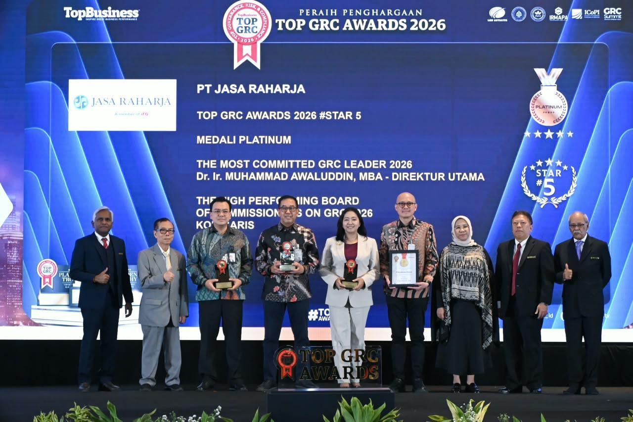 JAKARTA – PT Jasa Raharja (Persero) meraih empat penghargaan dalam ajang TOP GRC Awards 2026 yang diselenggarakan Majalah TOP Business di Hotel Raffles Jakarta, Rabu (9/9/2026). Apresiasi tersebut merupakan bentuk pengakuan terhadap penerapan tata kelola, manajemen risiko, dan kepatuhan di lingkungan perusahaan.  

Sejumlah penghargaan tersebut diterima langsung oleh Direktur Utama Jasa Raharja, Muhammad Awaluddin bersama Komisaris Independen Jasa Raharja, Viviet Savitri Prapita S. Adapun, Empat penghargaan yang diterima Jasa Raharja terdiri atas Platinum Medal, TOP GRC Awards 2026 #Star 5, The High Performing Board of Commissioners on GRC 2026, serta The Most Committed GRC Leader 2026 yang diberikan kepada Muhammad Awaluddin. 

Muhammad Awaluddin menyampaikan bahwa penghargaan tersebut mencerminkan komitmen perusahaan dalam mengintegrasikan governance, risk management, and compliance (GRC) ke dalam strategi, proses pengambilan keputusan, dan kegiatan operasional. “Bagi Jasa Raharja, GRC bukan hanya berkaitan dengan pemenuhan ketentuan. Tata kelola, manajemen risiko, dan kepatuhan harus menjadi bagian dari setiap proses bisnis serta mendukung peningkatan kualitas pelayanan kepada masyarakat,” ujarnya.

Jasa Raharja memperoleh Platinum Medal setelah mempertahankan predikat Bintang 5 dalam TOP GRC Awards selama delapan tahun berturut-turut, sejak 2019 hingga 2026. Sementara itu, penghargaan The High Performing Board of Commissioners on GRC telah diterima Jasa Raharja selama enam tahun berturut-turut, dari 2021 hingga 2026. Pada periode yang sama, penghargaan The Most Committed GRC Leader juga berhasil dipertahankan secara berkelanjutan. 

Menurut Awaluddin, konsistensi tersebut tidak lepas dari keterlibatan Direksi, Dewan Komisaris, dan seluruh insan Jasa Raharja dalam membangun tata kelola serta budaya sadar risiko di setiap lini organisasi. “Penghargaan ini merupakan hasil kerja bersama. Peran Direksi, Dewan Komisaris, dan seluruh insan Jasa Raharja diperlukan untuk memastikan prinsip GRC benar-benar diterapkan, bukan hanya tersedia dalam bentuk kebijakan dan prosedur,” tambahnya.

TOP GRC Awards 2026 mengangkat tema “Sustainability by Design: A Journey Through Intelligent GRC”. Tema tersebut menekankan pentingnya menempatkan keberlanjutan sebagai bagian dari strategi, tata kelola, manajemen risiko, kepatuhan, pengendalian, budaya organisasi, serta pemanfaatan data dan teknologi.

Jasa Raharja berkomitmen untuk terus memperkuat penerapan GRC secara terintegrasi dan berkelanjutan sebagai bagian dari strategi perusahaan. Penguatan tersebut diarahkan untuk mendukung pengambilan keputusan yang lebih berkualitas, meningkatkan ketahanan organisasi dalam menghadapi dinamika dan risiko yang berkembang, serta memastikan terciptanya nilai yang berkelanjutan bagi perusahaan dan seluruh pemangku kepentingan. 