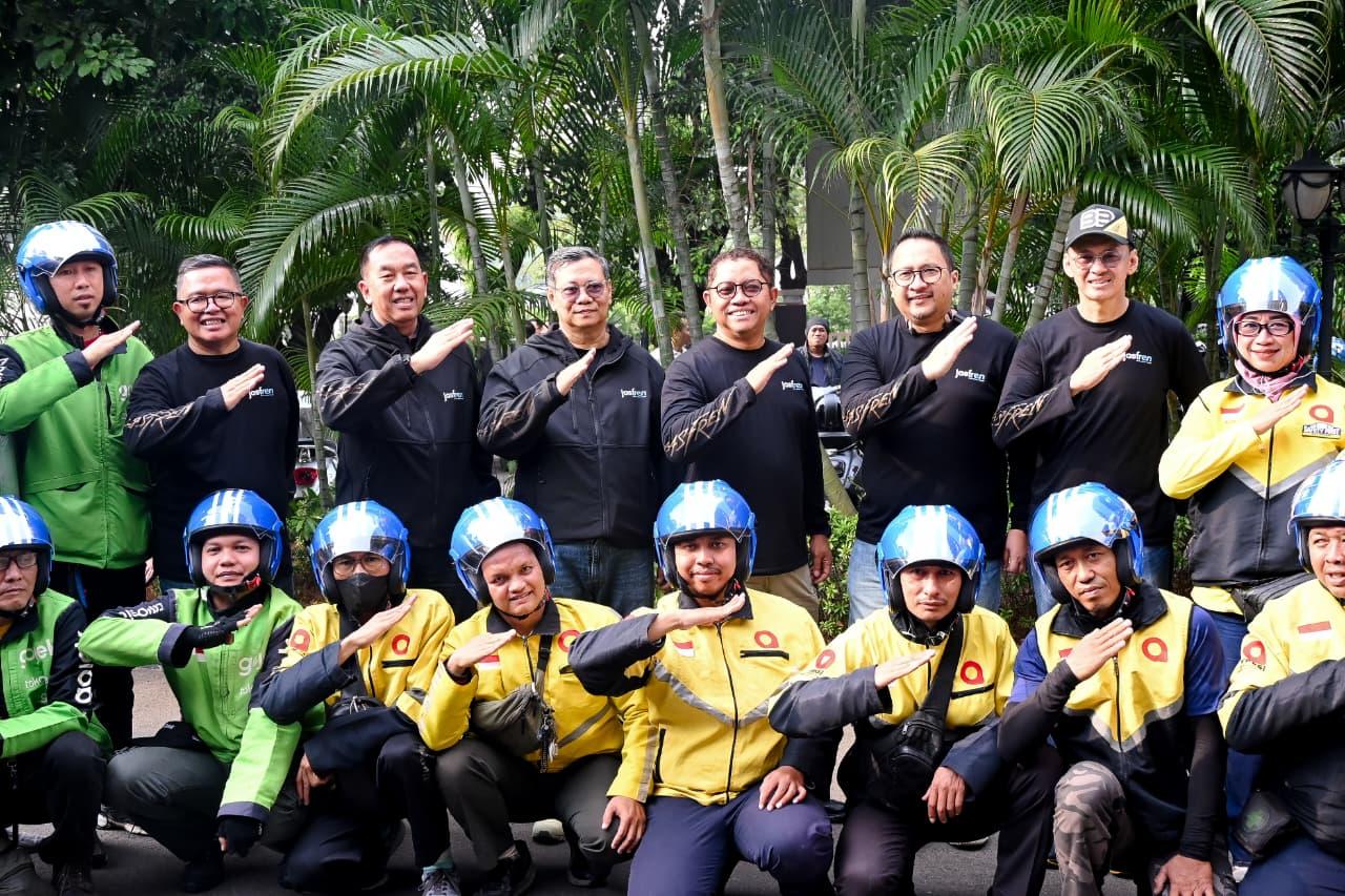 Jakarta – PT Jasa Raharja (Persero) menggelar “The Jasfren Ride” sebagai bagian dari upaya membangun kepedulian terhadap keselamatan transportasi sekaligus memperkuat solidaritas sosial. Kegiatan yang berlangsung pada Minggu (13/9/2026) tersebut diikuti sekitar 70 riders dengan mengusung tiga pesan utama, yakni Safety Riding, Solidarity Sharing, dan Community Caring.

Kegiatan dimulai dari Kantor Pusat Jasa Raharja dengan safety briefing dan doa bersama sebelum peserta melakukan perjalanan, Selain mendorong peserta dan pengguna jalan raya menerapkan keselamatan berkendara, rangkaian kegiatan juga diisi dengan aksi solidaritas melalui penggalangan donasi untuk korban bencana di Nusa Tenggara Timur (NTT), serta pembagian helm SNI pengendaran Ojol sebagai bagian dari edukasi keselamatan.

Direktur Utama Jasa Raharja, Muhammad Awaluddin, menyampaikan bahwa The Jasfren Ride tidak dirancang sekadar sebagai kegiatan berkendara bersama. Lebih dari itu, kegiatan tersebut menjadi ruang untuk mempertemukan semangat keselamatan dengan kepedulian sosial.
“Kita mulai dari safety riding, bagaimana kita berkendara dengan aman dan tertib. 

Kemudian sharing, bagaimana kepedulian itu kita wujudkan dengan berbagi kepada sesama. Dari sana kita membangun caring, yaitu kepedulian yang lebih luas terhadap keselamatan masyarakat,” jelasnya. Menurut Awaluddin, keselamatan transportasi membutuhkan keterlibatan berbagai
pihak, termasuk masyarakat sebagai pengguna jalan. Karena itu, kegiatan bersama komunitas menjadi salah satu ruang untuk membangun kesadaran bahwa keselamatan bukan hanya tanggung jawab satu institusi.

Semangat tersebut sejalan dengan The Spirit of Jasfren, yang dibangun melalui tiga nilai, yakni Protection, Prevention, dan Participation. Ketiganya menjadi satu kesatuan dalam mendorong masyarakat untuk memahami pentingnya perlindungan, mencegah risiko kecelakaan, sekaligus berpartisipasi dalam menciptakan keselamatan transportasi. “Kami berharap semangat ini tidak berhenti pada kegiatan hari ini. Karena keselamatan transportasi adalah tujuan yang harus terus kita bangun bersama,” imbuh Awaluddin.