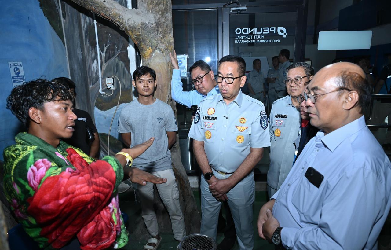 Banjarmasin – PT Jasa Raharja (Persero) terus memantau perkembangan proses evakuasi dan penanganan korban insiden KM Virgo Transport 8 yang mengalami kecelakaan dalam pelayaran rute Surabaya–Banjarmasin, Ahad (13/09/2026). Jasa Raharja memastikan pelayanan dan pemenuhan hak perlindungan bagi korban terus dilakukan seiring berlangsungnya proses evakuasi oleh tim SAR gabungan.

Direktur Utama Jasa Raharja, Muhammad Awaluddin, yang melakukan peninjauan langsung ke lokasi bersama Direktur Operasional Jasa Raharja, Ariyandi, dan didampingi Direktur Teknik Jasaraharja Putera, Suhardiman, menyampaikan bahwa Jasa Raharja terus berkoordinasi dengan berbagai pihak untuk mendapatkan perkembangan data korban sekaligus memastikan pelayanan dapat segera diberikan kepada korban yang telah berhasil dievakuasi.

“Kami terus berkoordinasi dengan seluruh pihak terkait untuk memastikan setiap korban yang berhasil dievakuasi dapat segera memperoleh pelayanan sesuai dengan ketentuan yang berlaku. Proses pendataan dan verifikasi juga terus kami lakukan secara bertahap,” ujar Awaluddin.

Berdasarkan perkembangan informasi tim operasi gabungan, terdapat 6 korban meninggal dunia yang saat ini masih dalam proses identifikasi. Untuk korban meninggal dunia, sesuai ketentuan, Jasa Raharja akan memberikan santunan Rp50 juta yang diserahkan kepada ahli waris yang sah. Sementara bagi korban yang mendapatkan perawatan, Jasa Raharja telah menerbitkan jaminan biaya perawatan kepada rumah sakit tempat korban dirawat, yaitu RSUD Ulin, RS TPT, dan RS Sultan Suryansyah, dengan maksimal biaya perawatan sebesar Rp20 juta per korban.

Selain perlindungan dari Jasa Raharja, perlindungan bagi korban juga diperkuat melalui Jasaraharja Putera (JRP), anak usaha Jasa Raharja. Berdasarkan ketentuan polis, perlindungan penumpang kapal mencakup manfaat meninggal dunia dengan nilai maksimal Rp20 juta, cacat tetap maksimal Rp20 juta sesuai persentase tingkat kecacatan, serta biaya perawatan maksimal Rp10 juta berdasarkan kuitansi rumah sakit atau dokter. Serta biaya penguburan maksimal Rp2 juta bagi korban yang tidak memiliki ahli waris.

Awaluddin mengatakan bahwa Jasa Raharja akan terus mengikuti perkembangan proses evakuasi dan melakukan koordinasi dengan posko SAR, rumah sakit, kepolisian, serta pihak terkait lainnya. “Dalam kondisi seperti ini, yang paling utama adalah memastikan korban mendapatkan penanganan dengan baik. Kami akan terus mengikuti perkembangan di lapangan dan memastikan pelayanan Jasa Raharja berjalan sesuai kebutuhan serta ketentuan yang berlaku,” tambahnya.

Sementara itu, Menteri Perhubungan, Dudy Purwaghandy, yang turut memantau langsung proses evakuasi korban KM Virgo Transport 8 di Pelabuhan Trisakti, Banjarmasin, menyampaikan bahwa dari total seluruh penumpang, masih ada 136 yang dicari keberadaannya. "Sore ini, dari 243 (penumpang), tim evakuasi SAR telah berhasil mengevakuasi 107 penumpang, 6 orang meninggal, sehingga masih terdapat 136 penumpang dalam proses pencarian," jelas Menhub. 