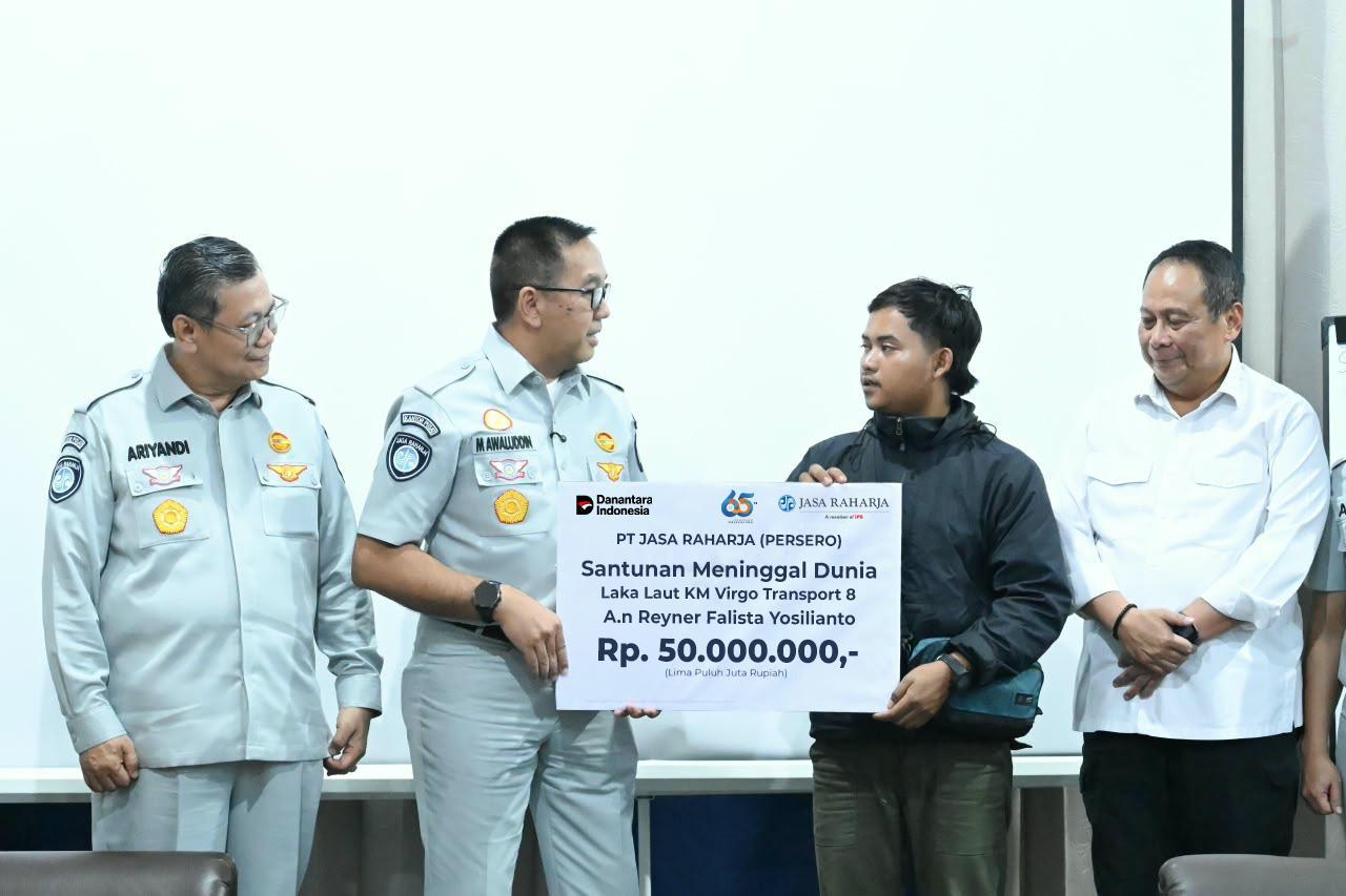 Banjarmasin, 14 September 2026 – PT Jasa Raharja (Persero) menyerahkan santunan kepada ahli waris korban meninggal dunia dalam insiden KM Virgo Transport 8 yang mengalami kecelakaan dalam pelayaran rute Surabaya–Banjarmasin.

Penyerahan santunan dilakukan oleh Direktur Utama Jasa Raharja Muhammad Awaluddin didampingi Wakil Menteri Perhubungan Suntana, bersama Kepala Basarnas Marsdya TNI Mohammad Syafii, Gubernur Kalsel H. Muhiddin, Kapolda Kalsel Irjen Pol Rosyanto Yudha Hermawan, Ketua KNKT Soerjanto Tjahjono, Wakapolda Kalsel Brigjen Pol Noviar, Kepala KSOP kelas 1 Banjarmasin Heri Purwanto, dan Direktur Operasional Jasa Raharja, Ariyandi.

Korban yang telah teridentifikasi atas nama Reyner Falista Yosilianto, laki-laki, warga Dan Lacket, PA Gersari, Ngantang, Malang, Jawa Timur yang tercatat dalam manifest penumpang KM Virgo Transport 8. Santunan tersebut diserahkan kepada istrinya, Mayang Widiawati secara cashless kepada rekening ahli waris tidak sampai 24 jam setelah korban teridentifikasi.

Dalam kesempatan tersebut, Wamenhub menyampaikan duka cita yang mendalam kepada keluarga korban atas musibah yang terjadi. Ia menyampaikan bahwa pemerintah bersama seluruh pemangku kepentingan terus berupaya melakukan pencarian dan penanganan korban secara maksimal. “Kami juga memastikan proses identifikasi dan penanganan terhadap korban dilakukan dengan sebaik-baiknya, termasuk pemenuhan hak-hak korban dan keluarganya,” ucapnya.

Sementara itu, Direktur Utama Jasa Raharja, Muhammad Awaluddin, menyampaikan bahwa penyerahan santunan tersebut merupakan bentuk kehadiran negara melalui peran Jasa Raharja. “Ini merupakan bagian dari komitmen Jasa Raharja untuk memberikan kepastian pelayanan dan pemenuhan hak perlindungan bagi korban,” ujarnya.

Sesuai ketentuan, korban meninggal dunia memperoleh santunan sebesar Rp50 juta yang diserahkan kepada ahli waris yang sah. Selain santunan dari Jasa Raharja, ahli waris korban juga memperoleh perlindungan tambahan dari Jasaraharja Putera selaku anak perusahaan Jasa Raharja sebesar Rp20 juta, sesuai ketentuan polis asuransi pengangkutan yang dimiliki operator.

Awaluddin mengatakan, Jasa Raharja terus berkoordinasi dengan seluruh pemangku kepentingan dalam proses pendataan dan verifikasi korban. “Kami terus melakukan koordinasi dengan semua pihak sehingga proses pendataan dan verifikasi dapat berjalan dengan baik. Terima kasih kepada seluruh stakeholder yang telah berkolaborasi dengan baik sehingga proses pendataan dapat dilakukan dengan cepat,” katanya.
