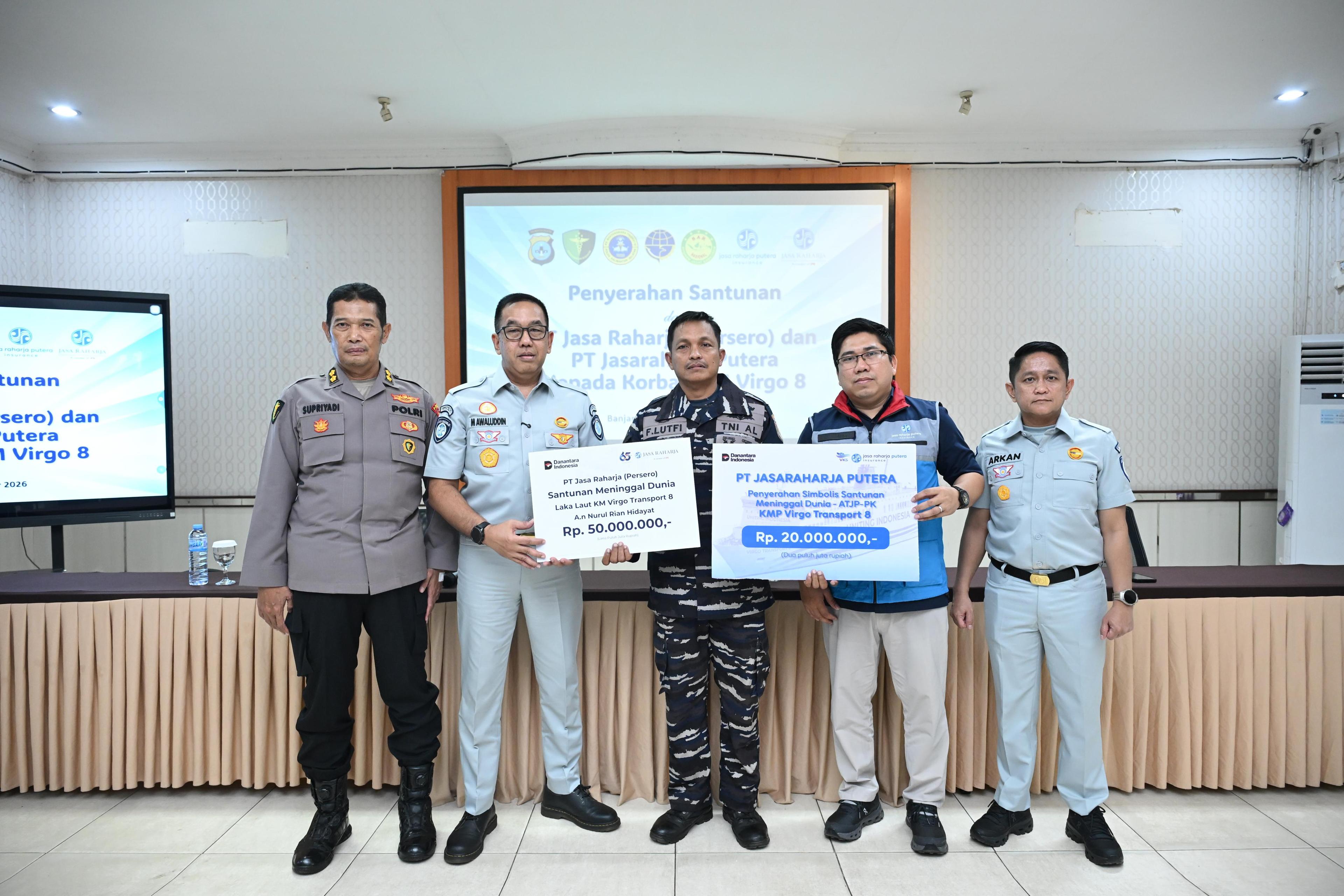 Banjarmasin, 15 September 2026 – PT Jasa Raharja (Persero) kembali menyerahkan santunan bagi korban meninggal dunia dalam insiden KM Virgo Transport 8. Kali ini, santunan diserahkan kepada keluarga Nurul Rian Hidayat, salah satu anak buah kapal (ABK) yang menjadi korban dalam insiden tersebut.

Pria kelahiran Pamekasan tersebut merupakan warga Dusun Sembung, Teja Timur, Pamekasan, Jawa Timur. Santunan diserahkan oleh Direktur Utama Jasa Raharja Muhammad Awaluddin, didampingi Kasubdit Biddokes Polda Kalimantan Selatan, AKBP Supriyadi, kepada ahli waris istri korban, yang diwakili oleh Faishol Lutfi, sepupu korban yang hadir di Banjarmasin, tak lama setelah korban teridentifikasi.

Awaluddin menyampaikan bahwa penyerahan santunan tersebut merupakan bentuk komitmen Jasa Raharja dalam memberikan kepastian pelayanan kepada keluarga korban. “Setelah proses verifikasi dinyatakan valid, untuk korban meninggal dunia kami akan serahkan secepatnya. Ini merupakan bagian dari komitmen Jasa Raharja untuk memberikan kepastian pelayanan dan pemenuhan hak perlindungan bagi korban,” ujarnya.

Sesuai ketentuan, korban meninggal dunia memperoleh santunan sebesar Rp50 juta yang diserahkan kepada ahli waris yang sah. Selain santunan dari Jasa Raharja, terdapat pula perlindungan tambahan melalui Jasaraharja Putera selaku anak perusahaan Jasa Raharja berupa santunan sebesar Rp20 juta bagi korban meninggal dunia, sesuai ketentuan cover asuransi pengangkutan yang dimiliki operator. 

Awaluddin mengatakan, Jasa Raharja terus melakukan koordinasi dengan seluruh pihak dalam proses pendataan dan verifikasi korban KM Virgo Transport 8. “Terima kasih kepada semua stakeholders yang telah berkolaborasi dengan baik sehingga pendataan tersebut sangat cepat,” ucapnya.
Ia menegaskan, Jasa Raharja akan terus memonitor perkembangan proses evakuasi dan pencarian korban serta memastikan pelayanan diberikan sesuai dengan ketentuan yang berlaku. “Jasa Raharja hadir untuk memberikan kepastian pelayanan dan santunan korban,” tutur Awaluddin.
