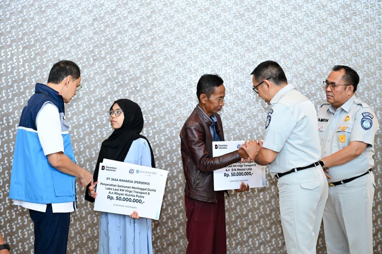 Bandung, 18 September 2026 – PT Jasa Raharja (Persero) terus menindaklanjuti pemenuhan hak korban meninggal dunia dalam insiden KM Virgo Transport 8. Setelah sebelumnya menyerahkan santunan kepada sejumlah ahli waris korban yang telah teridentifikasi dan terverifikasi, Jasa Raharja kembali menyerahkan santunan kepada dua ahli waris korban yang berdomisili di Jawa Barat, Jumat (18/09/2026). 

Direktur Utama Jasa Raharja Muhammad Awaluddin, didampingi Direktur Utama Jasaraharja Putera Abdul Haris, Kepala Kantor Wilayah PT Jasa Raharja (Persero) Jawa Barat Tamrin Silalahi, serta Kanit Gakkum Polresta Bandung  IPTU Lilim Walim, Perwakilan dari Bidang Lalin BPTD Tk.I Jabar Firman, menyerahkan santunan secara langsung kepada ahli waris korban.

Santunan diserahkan kepada Bapak Miming, ayah kandung korban Erik Maosul Latip, yang hadir mewakili istri korban selaku ahli waris, serta didampingi oleh Agus Mulyadi, Kepala Desa Situsaeur sekaligus paman korban. Sementara itu, santunan untuk korban Risyan Kurnia Putra diterima oleh Siti Kirani Nazwatul Fadilah, adik kandung korban, yang hadir mewakili ibu kandung korban selaku ahli waris, didampingi oleh Mahmudin, kakak ipar korban.

Sebagai bentuk kehadiran negara dalam penanganan insiden KM Virgo Transport 8, Jasa Raharja terus memastikan pemenuhan hak korban dan keluarga yang ditinggalkan. Hingga 18 September 2026, Jasa Raharja telah menyalurkan santunan kepada seluruh enam korban meninggal dunia yang telah berhasil diidentifikasi, dan diketahui berdomisili di wilayah Jawa Barat dan Jawa Timur. Penyerahan santunan dilakukan setelah proses identifikasi dan verifikasi data korban dinyatakan valid. 

Sesuai ketentuan, masing-masing korban meninggal dunia memperoleh santunan sebesar Rp50 juta, serta manfaat tambahan dari Jasaraharja Putera sebesar Rp20 juta, yang diserahkan kepada ahli waris yang sah. Langkah ini sejalan dengan semangat Jasa Raharja untuk “Melayani Sepenuh Hati”, sekaligus mencerminkan komitmen bersama dalam ekosistem Danantara untuk memastikan kehadiran BUMN dalam memberikan perlindungan dan pendampingan kepada masyarakat, khususnya keluarga yang tengah menghadapi duka. 

Direktur Utama Jasa Raharja Muhammad Awaluddin mengatakan, kelancaran proses penyaluran santunan kepada keluarga korban tidak terlepas dari koordinasi dan kolaborasi yang baik dari seluruh pihak yang terlibat dalam penanganan insiden KM Virgo Transport 8. “Sejak proses pencarian dan evakuasi dimulai, kami berupaya melakukan pendataan secara bersama-sama melalui kesiapsiagaan insan JasaRaharja yang berada di posko, informasi dari keluarga korban, serta koordinasi dengan berbagai pihak terkait. Data dan informasi tersebut kemudian kami padukan
dengan sistem dan integrasi data yang telah kami miliki. Tentunya, semua ini tidak terlepas dari dukungan dan kolaborasi seluruh stakeholders yang bersama-sama membantu proses penanganan sejak awal,” ujar Awaluddin. 

Ia menyampaikan apresiasi kepada seluruh pihak yang telah membantu proses pendataan, identifikasi, dan verifikasi korban. Menurutnya, kolaborasi tersebut menjadi bagian penting agar hak-hak keluarga korban dapat segera dipenuhi sesuai dengan ketentuan yang berlaku. 
“Yang kami lakukan adalah berupaya hadir dan memberikan pelayanan sebaik mungkin kepada keluarga korban. Kami sangat berterima kasih kepada seluruh pihak yang telah membantu, karena dengan kerja bersama sejak proses pencarian dan evakuasi, pendataan hingga identifikasi, proses pelayanan kepada keluarga dapat berjalan dengan lebih baik,” tambahnya.

Awaluddin menegaskan, komitmen Jasa Raharja tidak hanya sebatas memastikan pemenuhan hak santunan, tetapi juga memberikan pendampingan kepada keluarga korban, termasuk dalam proses penanganan hingga kepulangan jenazah dan kembali ke tengah keluarga. Ini adalah duka kita bersama. Kami memahami bahwa situasi ini tidak mudah bagi keluarga korban. Santunan tentu tidak dapat menggantikan kehilangan orang yang kita cintai, namun kami berharap kehadiran Jasa Raharja sebagai wujud kehadiran negara dapat memberikan dukungan dan membantu meringankan beban keluarga di tengah masa duka. Kami akan terus memberikan yang terbaik sebagai bentuk kepedulian dan penghormatan kepada para korban serta keluarga yang ditinggalkan,” ujar Awaluddin.

Selain penyerahan santunan, Jasa Raharja juga terus melakukan pemantauan terhadap perkembangan korban yang masih menjalani perawatan serta berkoordinasi dengan pihak terkait dalam proses penanganan korban lainnya. Awaluddin menegaskan, Jasa Raharja akan terus mengawal penanganan insiden KM Virgo Transport 8 dan memastikan pelayanan kepada korban maupun ahli waris diberikan sesuai hasil pendataan dan verifikasi.  “Jasa Raharja hadir untuk memberikan kepastian pelayanan dan santunan korban. 

Kami bersama seluruh pemangku kepentingan terkait saat ini memastikan prioritas kami adalah proses evakuasi dan pencarian korban yang sedang berjalan,” tutur Awaluddin.   
