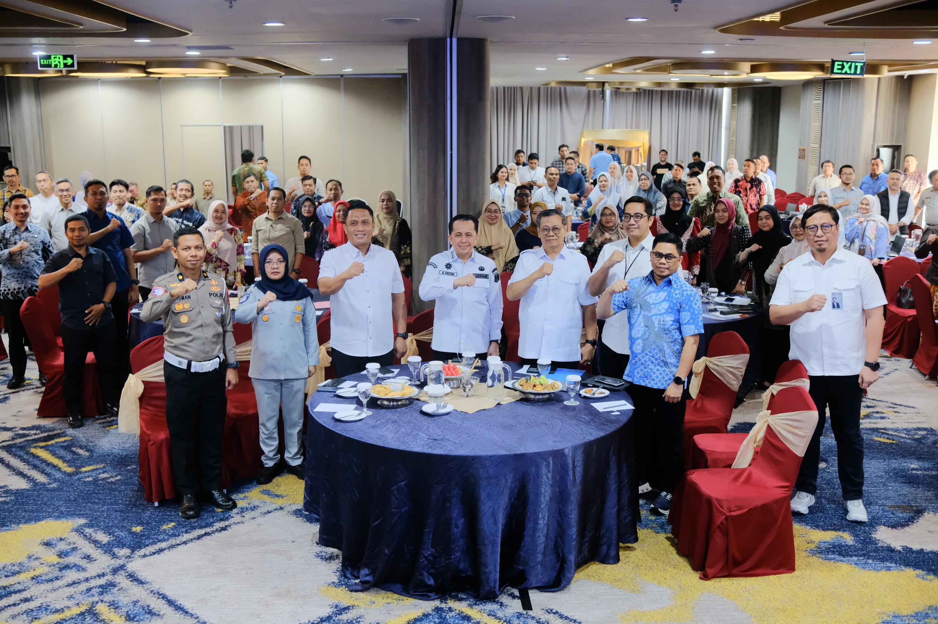 MAKASSAR, 21 September 2026 – Pembenahan data kendaraan, kemudahan pelayanan, dan penguatan pemahaman masyarakat menjadi bagian penting dalam meningkatkan kepatuhan terhadap kewajiban pajak kendaraan bermotor. Upaya tersebut sekaligus diarahkan untuk mengoptimalkan Pendapatan Asli Daerah (PAD) dan memperkuat perlindungan dasar bagi korban kecelakaan lalu lintas.

Hal tersebut menjadi salah satu pembahasan dalam Rapat Koordinasi Monitoring dan Evaluasi Pelaksanaan SAMSAT dan Sinergi Pemungutan Opsen Pajak Se-Sulawesi Selatan, yang digelar di Hotel Mercure Makassar, Jumat (18/9/2026). Direktur Operasional Jasa Raharja, Ariyandi, yang hadir dalam agenda tersebut, menyampaikan bahwa optimalisasi pemungutan Pajak Kendaraan Bermotor (PKB) membutuhkan kerja sama seluruh pihak yang terlibat dalam ekosistem Samsat.

Menurutnya, upaya tersebut perlu didukung dengan penguatan data, kemudahan kses layanan, serta pemahaman masyarakat mengenai kewajibannya. “Tentunya, membangun pelayanan yang mudah, transparan, dan dipercaya masyarakat adalah salah satu upaya kita bersama untuk mengoptimalkan pendapatan,” Ariyandi.

Dalam upaya tersebut, Jasa Raharja siap memperkuat sinergi dengan Bapenda dan Kepolisian melalui validasi data kendaraan, penguatan kanal pelayanan, serta edukasi kepada masyarakat. Langkah ini diharapkan dapat mendukung peningkatan kepatuhan sekaligus membuat pelayanan Samsat semakin mudah diakses masyarakat.

Ariyandi menambahkan, kepatuhan masyarakat dalam membayar PKB tidak hanya berkaitan dengan kewajiban administrasi, tetapi juga memiliki keterkaitan dengan pembangunan daerah dan perlindungan masyarakat melalui SWDKLLJ. “Ketika masyarakat memenuhi kewajibannya, manfaatnya kembali kepada masyarakat melalui pembangunan daerah dan perlindungan dasar bagi korban kecelakaan,” tambahnya.

Sementara itu, Tenaga Ahli Pemprov Sulsel, Irwan, mengatakan pembangunan daerah dapat diperkuat melalui penerapan kebijakan opsen. Melalui kebijakan tersebut, bagian dari penerimaan PKB dapat masuk langsung ke kas pemerintah kabupaten/kota berdasarkan potensi kendaraan yang ada di masing-masing wilayah.  Irwan juga mengusulkan adanya kajian mengenai penyesuaian tarif PKB berdasarkan wilayah. Menurut dia, langkah tersebut dapat mendorong masyarakat membeli dan mendaftarkan kendaraan di daerah asal, sekaligus mencegah konsentrasi kendaraan dan potensi penerimaan pajak hanya di Kota Makassar.

Kepala Badan Pendapatan Daerah (Bapenda) Provinsi Sulawesi Selatan, Andi Winarno Eka Putra, menekankan pentingnya integrasi data dan inovasi pelayanan dalam mengoptimalkan pemungutan pajak dan opsen pajak di wilayah Sulawesi Selatan. “Optimalisasi pemungutan pajak dan opsen pajak ini menuntut integrasi data yang solid serta inovasi layanan yang langsung menyentuh masyarakat di berbagai kabupaten/kota,” ujarnya.

Sementara itu, Direktur Jenderal Bina Keuangan Daerah Kementerian Dalam Negeri, Agus Fatoni, menyampaikan bahwa pemerintah pusat terus mendorong pemerintah daerah di Sulawesi Selatan untuk mengoptimalkan implementasi opsen. Langkah tersebut diharapkan dapat memperkuat kemandirian fiskal daerah.  Rapat koordinasi tersebut turut dihadiri, antara lain Kepala Divisi Asuransi Jasa Raharja Akhdiyat Setya Purnama, Kepala Divisi Pelayanan Jasa Raharja Dody Apriansyah, Kepala Kantor Wilayah Jasa Raharja Sulawesi Selatan Arny I. Tenriajeng, Kepala Bapenda Sulawesi Selatan Andi Winarno Eka Putra, Kasubdit Regident Ditlantas Polda Sulsel Kompol Kasman, serta para Kepala UPT Samsat dan Bapenda kabupaten/kota se-Sulawesi Selatan.

