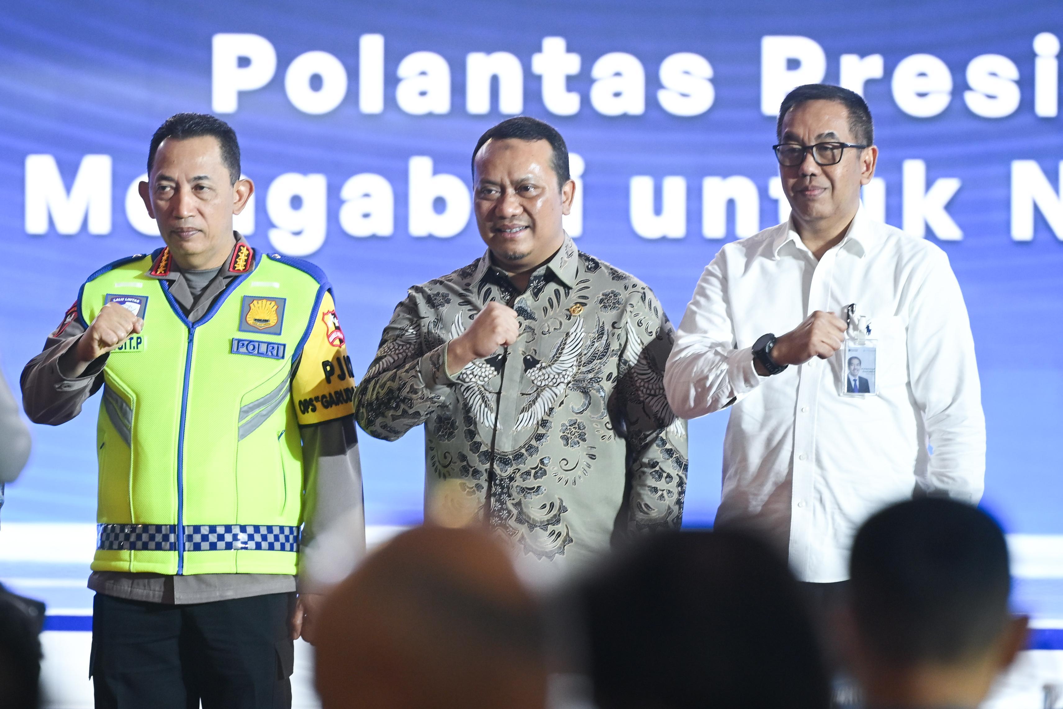 JAKARTA, 25 September 2026 – PT Jasa Raharja (Persero) bersama Korlantas Polri memberikan penghargaan kepada jajaran kepolisian yang berpartisipasi aktif dalam mendukung pengelolaan dan pelaporan data kecelakaan lalu lintas melalui Integrated Road Safety Management System (IRSMS). Penghargaan IRSMS Award tersebut menjadi bagian dari rangkaian Syukuran Hari Lalu Lintas Bhayangkara ke-71 yang digelar Korlantas Polri di Birawa Assembly Hall, Hotel Bidakara, Jakarta Selatan, Jumat (25/9/2026).

Acara tersebut dihadiri Kapolri Jenderal Polisi Listyo Sigit Prabowo, Kakorlantas Polri Irjen Pol. Wibowo, Menko Polkam Djamari Chaniago, Menteri Perhubungan Dudy Purwagandhi, Anggota I BPK RI Nyoman Adhi Suryadnyana, Direktur Utama Jasa Raharja Muhammad Awaluddin, dan Direktur Operasional Jasa Raharja, Ariyandi.  

Pemberian IRSMS Award merupakan bentuk apresiasi atas kontribusi jajaran kepolisian dalam mendukung tersedianya data kecelakaan lalu lintas secara cepat dan akurat atas kinerja tahun 2025. Bagi Jasa Raharja, kualitas dan kecepatan informasi kecelakaan menjadi salah satu unsur penting dalam mendukung percepatan pelayanan kepada masyarakat yang menjadi korban kecelakaan lalu lintas.

Penghargaan tersebut mencakup lima kategori, yakni Polda Tipe A, Polda Tipe B, Polres Metro/Polresta/Polrestabes, Polres Tipe A, dan Polres Tipe B. Pada kategori Polda Tipe A, Polda Jawa Barat menempati peringkat pertama dalam kategori “Sangat Baik”, disusul Polda Papua dan Polda Lampung.

Sementara itu, pada kategori Polda Tipe B, peringkat pertama diraih Polda Maluku, diikuti Polda Kalimantan Utara dan Polda Maluku Utara. Untuk kategori Polres Metro/Polresta/Polrestabes, Polresta Cirebon menempati peringkat pertama, disusul Polresta Bandar Lampung dan Polresta Barelang.

Selain itu, IRSMS Award juga mencakup kategori Polres Tipe A dan Polres Tipe B. Polres Madiun, Polres Tulungagung, dan Polres Minahasa menjadi tiga peringkat teratas pada kategori Polres Tipe A. Sementara kategori Polres Tipe B masing-masing ditempati Polres Halmahera Barat, Polres Teluk Bintuni, dan Polres Barito Selatan.

Direktur Utama Jasa Raharja Muhammad Awaluddin mengatakan, apresiasi tersebut merupakan bagian dari upaya bersama untuk memperkuat kolaborasi dalam membangun sistem keselamatan lalu lintas yang semakin terintegrasi.

“Kecepatan dan ketepatan informasi kecelakaan sangat penting bagi kami dalam memberikan pelayanan kepada korban. Karena itu, kami memberikan apresiasi kepada jajaran kepolisian yang terus mendukung pengelolaan dan pelaporan data kecelakaan melalui IRSMS,” ujar Awaluddin.


Menurutnya, sinergi tersebut tidak hanya berkaitan dengan percepatan pelayanan kepada korban, tetapi juga menjadi bagian dari upaya bersama untuk membangun basis data keselamatan lalu lintas yang semakin baik. “Semakin cepat informasi kecelakaan kami terima, semakin cepat pula langkah pelayanan dapat kami lakukan. Ini adalah bentuk nyata bagaimana kolaborasi dan pemanfaatan teknologi dapat
menghadirkan negara di tengah masyarakat ketika terjadi kecelakaan,” tambah Awaluddin.

Kepedulian

Rangkaian Syukuran Hari Lalu Lintas Bhayangkara ke-71 juga diisi dengan berbagai kegiatan kepedulian. Antara lain prosesi pemberian tali asih kepada keluarga anggota Polri yang gugur saat menjalankan tugas. Dalam kesempatan tersebut, Kapolri Jenderal Polisi Listyo Sigit Prabowo bersama jajaran menyerahkan bantuan kepada perwakilan keluarga dua anggota Polri yang gugur, yakni AKP Anumerta Ali
Agus dan Aiptu Anumerta Endang Karyana.

Kepedulian terhadap korban kecelakaan juga menjadi bagian dari rangkaian kegiatan. Korlantas Polri menyerahkan kaki palsu kepada Deni, pengemudi ojek online yang menjadi korban kecelakaan lalu lintas, serta kursi roda kepada Benny Harlapan yang juga mengalami kecelakaan dan memiliki keterbatasan fisik. 

Pemberian alat bantu tersebut menjadi bentuk kepedulian terhadap korban kecelakaan yang tetap berupaya menjalani kehidupan dan beraktivitas setelah mengalami musibah. Dalam kegiatan tersebut, Deni menyampaikan rasa syukurnya atas bantuan kaki palsu yang diterimanya. “Saya penerima kaki palsu untuk menambah kesempurnaan saya untuk jadi ojek online,” ungkapnya.

Melalui sinergi bersama Korlantas Polri dan pemangku kepentingan lainnya, Jasa Raharja berkomitmen memperkuat pelayanan dan perlindungan kepada masyarakat. Selain itu, perusahaan juga terus mendorong upaya bersama dalam mewujudkan keselamatan transportasi yang semakin baik.
