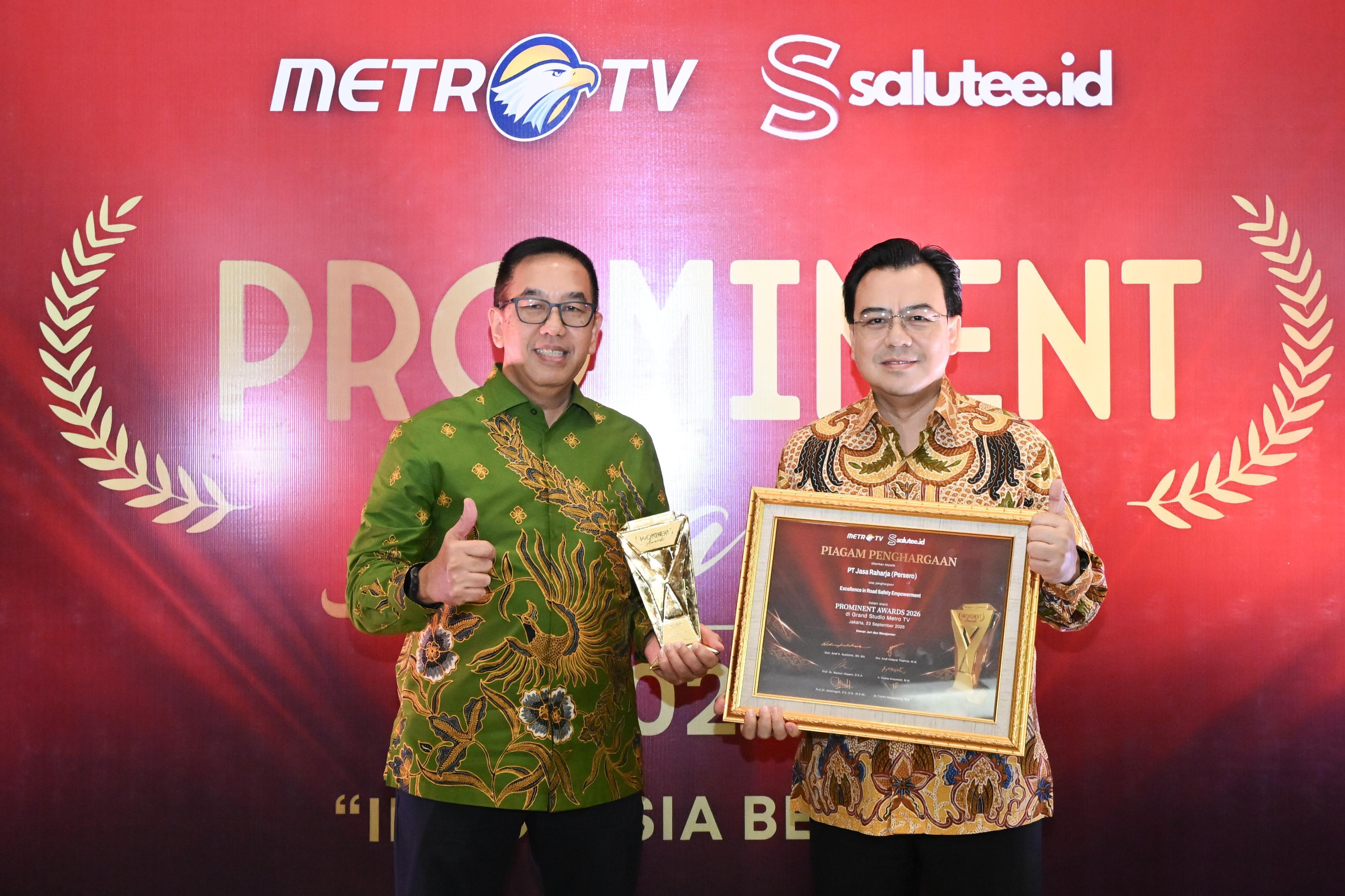JAKARTA, 27 September 2026– PT Jasa Raharja (Persero) meraih penghargaan “Excellent in Road Safety Empowerment” dalam ajang Prominent Awards 2026 yang diselenggarakan Metro TV, pada Jumat (25/9/2026). Penghargaan tersebut merupakan apresiasi atas upaya Jasa Raharja dalam mendorong pemberdayaan keselamatan transportasi melalui edukasi, inovasi, dan kolaborasi dengan berbagai pemangku kepentingan.

Penghargaan tersebut diterima secara langsung oleh Direktur Utama Jasa Raharja, Muhammad Awaluddin, dalam acara yang mengangkat tema “Indonesia Berdaya”. “Kami memberikan apresiasi kepada Metro TV yang telah memberikan suatu penghargaan kepada Jasa Raharja. Ini suatu upaya yang memang terus dilakukan Jasa Raharja dalam mendorong meningkatnya keselamatan transportasi di Indonesia,” ungkapnya.

Ia mengatakan, Jasa Raharja terus mendorong berbagai peluang, inovasi, dan terobosan agar perannya tidak hanya berada pada aspek administratif, tetapi juga menjadi bagian aktif dalam upaya perlindungan dan keselamatan transportasi. “Kami juga ingin menjadi pelaku yang sekaligus menjadi protection provider bagi keselamatan transportasi di Indonesia,” tambah Awaluddin.

Menurutnya, salah satu upaya yang terus diperkuat Jasa Raharja adalah pemberdayaan keselamatan melalui langakah nyata pembentukan Jasfren (Jasa Raharja Friends road safety empowerment network) dalam jejaring komunitas. Pendekatan tersebut sekaligus diarahkan untuk memperkuat komitmen insan Jasa Raharja dalam memberikan pelayanan kepada masyarakat.

Ia menambahkan, upaya membangun keselamatan transportasi juga membutuhkan keterlibatan berbagai pihak. Pemerintah, kata dia, terus mendorong keselamatan melalui sosialisasi, edukasi, dan kolaborasi lintas sektor. “Tidak hanya untuk mengurangi peristiwa kecelakaan saja, tapi yang tak kalah penting adalah menurunkan fatalitas atau kematian akibat kecelakaan,” kata Awaluddin.

Karena itu, Jasa Raharja terus mendorong kolaborasi dengan seluruh pemangku kepentingan sekaligus mengajak masyarakat sebagai pengguna transportasi untuk membangun budaya transportasi yang berkeselamatan.

Prominent Awards 2026 merupakan ajang apresiasi terhadap kontribusi nyata berbagai pihak dalam mendorong perubahan dan pemberdayaan masyarakat. Penghargaan ini diberikan ke sejumlah klaster, antara lain Koperasi, BUMD & Government, BUMN, Swasta, CSR, SDGs & Empowerment, serta Leadership. 