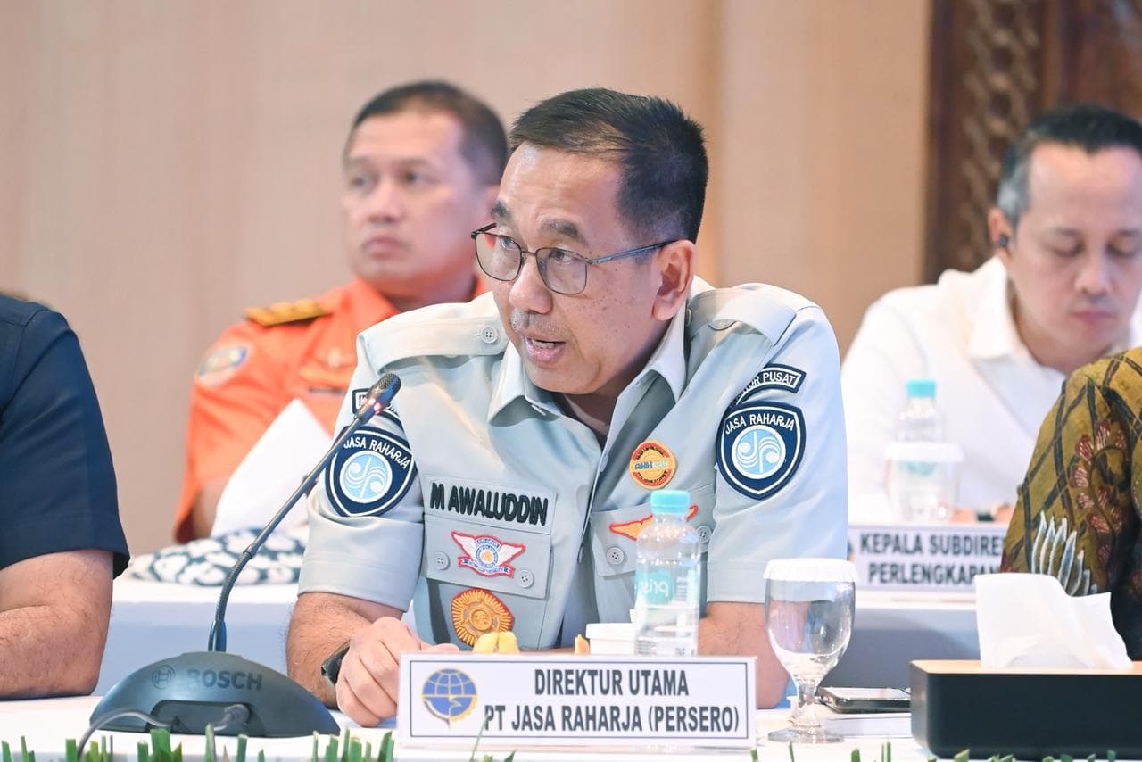 Jakarta, 25 Februari 2026 — Jasa Raharja hadiri Rapat Koordinasi Persiapan Penyelenggaraan Angkutan Lebaran Tahun 2026/1447 H yang diselenggarakan oleh Kementerian Perhubungan RI pada Selasa, 24 Februari 2026 di Kantor Kementerian Perhubungan, Jakarta. Kehadiran Jasa Raharja dalam forum lintas sektor ini menjadi bagian dari komitmen perusahaan sebagai BUMN untuk mendukung kesiapan sistem transportasi nasional serta memastikan perlindungan bagi masyarakat selama periode mudik dan balik Lebaran.
Rapat koordinasi yang dipimpin langsung oleh Menteri Perhubungan RI Dudy Purwagandhi tersebut diikuti oleh kementerian dan lembaga terkait, TNI/Polri, pemerintah daerah, operator transportasi, serta jajaran pimpinan BUMN sektor transportasi dan infrastruktur. Direktur Utama Jasa Raharja Muhammad Awaluddin hadir untuk memastikan kesiapan dukungan perlindungan dasar bagi masyarakat sejalan dengan kebijakan nasional di bidang pelayanan publik.
Dalam arahannya, Menteri Perhubungan Dudy Purwagandhi menekankan pentingnya memastikan kesiapan teknis seluruh moda transportasi sebelum periode Angkutan Lebaran dimulai. “Saya ingin kita memperhatikan bersama aspek-aspek teknis dari moda transportasi yang akan digunakan. Kita pastikan tidak ada yang terlewat berkaitan dengan persiapan teknis, sehingga seluruh moda transportasi benar-benar berkeselamatan,” ujarnya.
Ia juga memberi masukan kepada para stakeholder terkait untuk mempersiapkan diri lebih baik lagi untuk Angkutan Lebaran 2026. Misalnya saja maskapai penerbangan diminta mengantisipasi lonjakan penumpang dengan menyiapkan penerbangan ekstra apabila diperlukan, mengingat tren pemesanan tiket yang sudah cukup ramai. Selain itu, kepada Pelindo, Dudy mengingatkan agar kemacetan pasca-Lebaran seperti yang terjadi pada Nataru 2025-2026 tidak kembali terulang, khususnya di pengelolaan area penampungan kendaraan.
“Kita ingin pelaksanaan Angkutan Lebaran berjalan tertib sesuai komitmen bersama. Koordinasi dan kepatuhan seluruh pihak menjadi faktor penting agar tidak terjadi gangguan yang berdampak pada kelancaran dan keselamatan masyarakat,” tegasnya.
Sementara itu, Direktur Utama Jasa Raharja Muhammad Awaluddin dalam laporannya menyampaikan kesiapan perusahaan dilakukan secara terintegrasi, mulai dari pra-mudik, masa arus mudik, hingga arus balik Idulfitri 2026.
“Kami dari Jasa Raharja tahun ini melakukan kesiapan yang terintegrasi, baik menjelang arus mudik, saat arus mudik, maupun arus balik. Bersama Korlantas Polri dan stakeholder lainnya, kami telah melakukan survei jalur serta pemetaan titik rawan kecelakaan. Petugas Jasa raharja di 63 cabang dan 29 kantor wilayah juga ikut melakukan ramp check bersama Ditlantas di masing-masing Polda, dan kegiatan tersebut masih berlangsung hingga saat ini,” paparnya.
Dalam mendukung pengamanan Lebaran, Jasa Raharja juga akan mengoperasikan 25 pos pelayanan terpadu. Salah satu titik yang dipersiapkan adalah KM 81 yang akan difungsikan sebagai check point untuk pengecekan kesehatan dan layanan pendukung lainnya di luar rest area. Selain penguatan di lapangan, perusahaan juga mengoptimalkan kolaborasi dengan rumah sakit guna memastikan proses penjaminan korban kecelakaan berjalan cepat dan tepat.
“Tahun ini kami mengoptimalkan proses zero pending claim, sehingga masyarakat yang menjadi korban kecelakaan dapat kami layani dengan sebaik-baiknya dan seefektif mungkin. Ini bagian dari komitmen kami dalam memberikan asuransi kecelakaan secara cepat dan transparan,” tambahnya.
Sebagai bagian dari ekosistem BUMN yang mendukung transformasi layanan di bawah koordinasi Danantara Indonesia, Jasa Raharja terus memperkuat digitalisasi sistem santunan, integrasi data dengan kepolisian dan rumah sakit, serta peningkatan standar pelayanan publik. Seluruh langkah ini dilakukan untuk memastikan negara hadir dalam memberikan perlindungan bagi masyarakat.
Melalui partisipasi dalam rakor ini, Jasa Raharja menegaskan komitmennya untuk menghadirkan pelayanan prima dengan prinsip melayani sepenuh hati, sekaligus mendukung terwujudnya keselamatan berkendara selama Angkutan Lebaran 2026 berlangsung.