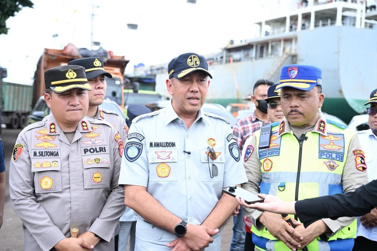 Jakarta, 27 Februari 2026 – Pergerakan jutaan pemudik Idulfitri 2026 pada pelabuhan penyeberangan Merak–Bakauheni menuntut kesiapan yang menyeluruh dan terintegrasi. Untuk memastikan semua berjalan optimal, Jasa Raharja turut ambil bagian dalam kegiatan Survei Pelabuhan Merak–Bakauheni dalam rangka kesiapan Operasi Ketupat 2026 yang dilaksanakan pada Kamis, 26 Februari 2026. Kegiatan ini dipimpin oleh Kakorlantas Polri Irjen Pol Drs. Agus Suryonugroho, SH, M.Hum., diikuti oleh Direktur Utama Jasa Raharja Muhammad Awaluddin, dan Direktur Operasional Ariyandi dan bersama para pemangku kepentingan terkait.
Survei dilakukan melalui jalur udara menggunakan helikopter dari Jakarta menuju Pelabuhan Bakauheni, Lampung, dan dilanjutkan peninjauan di sejumlah titik, yaitu Pelabuhan BBJ Muara Pilu dan Pelabuhan WIKA Beton. Selanjutnya, rombongan terbang ke Pelabuhan Indah Kiat, Banten, untuk melakukan survei di pelabuhan tersebut serta Pelabuhan BBJ Bojonegoro, hingga Pelabuhan Pelindo Ciwandan.
Kehadiran Jasa Raharja dalam kegiatan ini merupakan bagian dari komitmen sebagai BUMN yang tergabung dalam ekosistem Danantara Indonesia untuk memastikan kesiapan sistem transportasi nasional, khususnya pada pelabuhan penyeberangan Merak–Bakauheni yang menjadi salah satu jalur terpadat saat arus mudik dan balik Idulfitri 2026.
Kakorlantas Polri Irjen Pol Agus Suryonugroho menyampaikan bahwa kesiapan pelabuhan tahun ini menunjukkan peningkatan dibandingkan tahun sebelumnya. “Satu hari penuh hari ini kita bersama seluruh stakeholder melakukan survei dari udara hingga peninjauan langsung di lapangan. Kesiapan pelabuhan cukup baik, bahkan ada penambahan satu pelabuhan Sumur Makmur Abadi di Lampung. Sementara di Pelabuhan BBJ dan Ciwandan ada penambahan fasilitas sandar dan armada kapal,” ujarnya.
Agus menambahkan bahwa semua persiapan ini akan terus dievaluasi sehingga dapat mewujudkan tagline ‘Mudik Aman, Warga Bahagia’ sesuai perintah Bapak Kapolri. “Jadi tidak hanya sekedar perjalanan, tapi semua pihak hadir untuk memastikan bahwa berangkatnya aman, perjalanan aman, sampai kembali aman, dan selamat di jalan.”
Sementara itu, Direktur Utama Jasa Raharja Muhammad Awaluddin menyatakan tiga fokus utama Jasa Raharja pada Operasi Ketupat 2026. “Pertama, kami berupaya agar seluruh pelintas mudik Lebaran 2026, baik pada arus berangkat maupun arus balik, dapat terlindungi dengan keselamatan sebagai prioritas utama, terlindungi dan keselamatan adalah prioritas utama. Kedua, kami berkoordinasi lintas sektor untuk menekan fatalitas kecelakaan, karena itulah yang ingin kita hindari bersama. Ketiga, kami memastikan kecepatan respons dalam penanganan santunan,” jelasnya.
Awaluddin juga mengungkapkan bahwa selama periode Angkutan Lebaran tahun ini, Jasa Raharja menjalankan program Zero Pending Claim. “Tidak ada klaim santunan yang tertunda. Seluruh proses kami dorong agar tuntas dan cepat. Negara hadir bukan hanya memberikan jaminan perlindungan, tetapi juga memastikan keselamatan bagi masyarakat,” tegasnya.
Data di lapangan menunjukkan bahwa volume pelintas, khususnya kendaraan roda dua di Pelabuhan Ciwandan, mencapai lebih dari 100 ribu unit pada periode mudik sebelumnya . Hal ini menjadi perhatian serius seluruh stakeholder, termasuk petugas Jasa Raharja yang bersiaga di titik-titik strategis guna memperkuat pelayanan publik dan memastikan asuransi kecelakaan Jasa Raharja dapat diakses secara cepat dan tepat.
Sebagai BUMN yang mengemban mandat perlindungan dasar, Jasa Raharja tidak hanya menjamin santunan korban kecelakaan, tetapi juga aktif dalam upaya pencegahan melalui edukasi keselamatan berkendara, integrasi data kecelakaan, serta kolaborasi lintas sektor. Seluruh langkah ini merupakan wujud komitmen melayani sepenuh hati dan menghadirkan pelayanan prima, khususnya pada periode Idulfitri saat mobilitas masyarakat sangat tinggi.
Melalui survei ini, seluruh pihak memastikan kesiapan infrastruktur, manajemen rekayasa lalu lintas, serta dukungan armada kapal dan fasilitas sandar guna mengantisipasi lonjakan pemudik. Pendekatan kolaboratif ini diharapkan mampu menekan potensi kepadatan dan risiko kecelakaan, sekaligus memperkuat rasa aman masyarakat dalam menjalankan tradisi mudik.