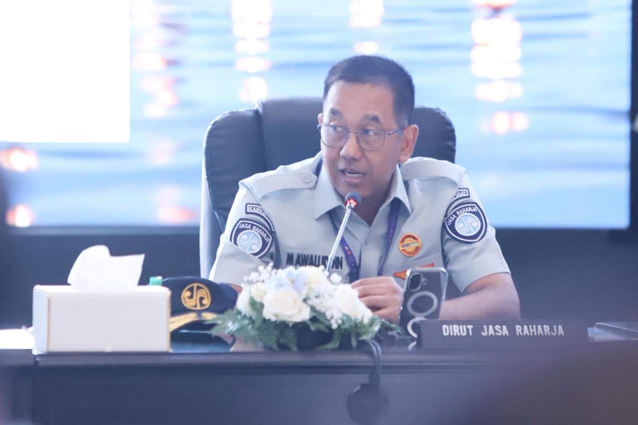 Jakarta, 3 Maret 2026 – Jasa Raharja menghadiri Rapat Koordinasi Lintas Sektoral Operasi Ketupat 2026 yang digelar pada Senin, 2 Maret 2026 di Jakarta. Dalam forum strategis yang dipimpin Kapolri Jenderal Listyo Sigit Prabowo tersebut, Direktur Utama Jasa Raharja Muhammad Awaluddin hadir sebagai bagian dari komitmen perusahaan dalam mendukung sistem keselamatan transportasi nasional selama periode Operasi Ketupat 2026.
Rapat koordinasi yang mengundang sejumlah pejabat tinggi negara dan pimpinan lembaga terkait, antara lain Menteri Koordinator Bidang Pembangunan Manusia dan Kebudayaan Pratikno, Menteri Agama Nasaruddin Umar, Menteri Perhubungan Dudy Purwagandhi, Wamenko Polkam Lodewijk Freidrich Paulus, serta Wamen Pariwisata Ni Luh Puspa.
Turut hadir Wakapolri Komjen Pol. Dedi Prasetyo, Kakorlantas Polri Irjen Pol Drs. Agus Suryonugroho, SH, M.Hum., perwakilan dari BNPB, BMKG, BASARNAS, serta jajaran Direktur Utama BUMN terkait. Kehadiran lintas kementerian, TNI-Polri, lembaga, dan BUMN ini menegaskan kuatnya sinergi nasional dalam memastikan kesiapan pengamanan dan pelayanan arus mudik dan balik Idulfitri 2026.
Dalam paparannya, Direktur Utama Jasa Raharja Muhammad Awaluddin menegaskan bahwa fokus perusahaan pada Angkutan Lebaran 2026 adalah percepatan jaminan dan penguatan upaya keselamatan transportasi. “Dalam konteks ini, tugas Jasa Raharja bukan hanya membayarkan santunan kepada korban kecelakaan saja, tapi kami memastikan negara hadir secara cepat, terintegrasi, dan tanpa penundaan saat ada risiko kecelakaan pada masyarakat,” ungkapnya.
Awaluddin juga menegaskan bahwa keberhasilan Operasi Ketupat 2026 sangat ditentukan oleh sinergi dalam satu ekosistem keselamatan nasional, di mana Jasa Raharja berperan dalam memberikan perlindungan sosial bagi korban kecelakaan. Karena itulah, secara aktivitas, Jasa Raharja tidak dapat bekerja sendiri.
“Sejak Januari hingga Februari 2026, sesuai koordinasi dan arahan Kakorlantas serta Menteri Perhubungan, kami telah melakukan survei di beberapa jalur tol dan jalan arteri bersama Jasa Marga. Kemudian juga cek kesiapan simpul-simpul kritikal seperti di pelabuhan Bakauheni-Merak. Secara keseluruhan, koordinasi langsung dengan Korlantas, Dirjen Perhubungan Darat Kementerian Perhubungan, dan Jasa Marga sudah dilakukan,” jelas Awaluddin.
Sebagai bagian dari BUMN yang tergabung dalam ekosistem Danantara Indonesia, perusahaan berkomitmen mendukung pelayanan publik yang berorientasi pada keselamatan berkendara. Dalam Operasi Ketupat 2026, perusahaan mengerahkan 2.000 petugas Jasa Raharja secara nasional, membentuk 29 tim reaksi cepat di 29 kantor wilayah, menyiapkan 25 pos pelayanan terintegrasi bersama stakeholder, serta 15 tenda taktis di titik strategis. Selain itu, dilakukan 92 kegiatan dukungan keselamatan dan pemasangan 1.700 titik imbauan keselamatan lalu lintas.
Sementara itu, Wakapolri Komjen Pol. Dedi Prasetyo menyampaikan bahwa Operasi Ketupat 2026 akan dilaksanakan selama 13 hari, mulai 13 hingga 25 Maret 2026. Berdasarkan survei Kementerian Perhubungan, potensi pergerakan masyarakat pada Lebaran tahun ini diperkirakan mencapai 143,9 juta orang, menurun 1,75 persen dibandingkan tahun 2025. Puncak arus mudik diperkirakan terjadi pada 14–15 Maret 2026 dan 18–19 Maret 2026, serta puncak arus balik pada 25–26 Maret dan 28–29 Maret 2026.
“Kami berkomitmen mempertahankan bahkan meningkatkan capaian Operasi Ketupat sebelumnya. Dengan potensi pergerakan masyarakat yang besar, Polri bersama seluruh stakeholder akan mengoptimalkan manajemen rekayasa lalu lintas seperti ganjil genap, one way, contraflow, hingga buffer zone di pelabuhan agar pengamanan berjalan efektif dan memberikan rasa aman bagi masyarakat,” ujar Dedi.
Kehadiran dalam Rakor Lintas Sektoral ini menegaskan komitmen Jasa Raharja untuk memastikan perlindungan bagi masyarakat berjalan cepat, terintegrasi, dan tepat sasaran selama periode Idulfitri 2026. Dengan dukungan insan Jasa Raharja di seluruh Indonesia, skema asuransi kecelakaan dihadirkan sebagai bagian dari penguatan pelayanan publik, sekaligus wujud komitmen perusahaan untuk melayani sepenuh hati dan memberikan pelayanan prima kepada masyarakat.