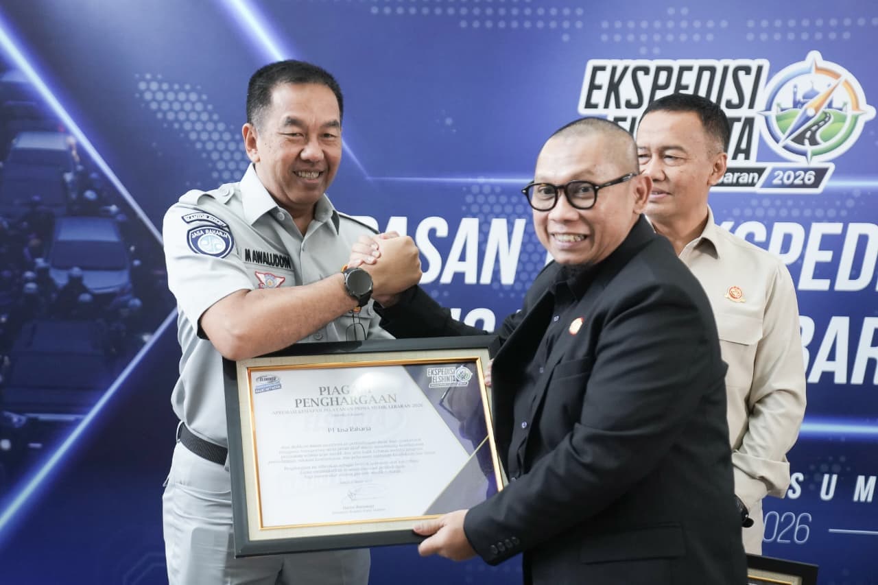 Jakarta, 6 Maret 2026 — Jasa Raharja turut berpartisipasi dalam kegiatan Pelepasan Tim Ekspedisi Elshinta Jelang Mudik Lebaran 2026 yang diselenggarakan pada hari ini (6/3/2026) di Gedung Korlantas Polri, Jakarta. Kegiatan ini menjadi bagian dari upaya bersama berbagai stakeholder dalam memantau kesiapan jalur mudik sekaligus memperkuat kampanye keselamatan berkendara menjelang arus mudik dan balik Idulfitri 2026.
Ekspedisi yang diselenggarakan oleh Radio Elshinta tersebut bertujuan memantau langsung kondisi jalur mudik di berbagai wilayah Indonesia, sekaligus memberikan informasi aktual kepada masyarakat mengenai kesiapan infrastruktur, fasilitas transportasi, serta potensi titik rawan kecelakaan maupun kemacetan.
Dalam kegiatan tersebut, hadir Direktur Utama Jasa Raharja Muhammad Awaluddin bersama Dirgakkum Korlantas Polri Brigjen Faizal serta Direktur Jenderal Perhubungan Darat Kementerian Perhubungan Dr. Drs. Aan Suhanan, M.Si. Acara diawali dengan talkshow yang menghadirkan para narasumber dari unsur kepolisian, pemerintah, dan BUMN sektor transportasi untuk membahas kesiapan menghadapi mobilitas masyarakat selama periode Lebaran.
Dalam sesi talkshow, Direktur Utama Jasa Raharja Muhammad Awaluddin menegaskan bahwa Jasa Raharja memiliki peran strategis dalam sistem perlindungan masyarakat di sektor transportasi. Menurutnya, kesiapan perusahaan tidak hanya berfokus pada penanganan pascakecelakaan, tetapi juga mencakup langkah preventif yang dilakukan bersama berbagai pihak.
“Jasa Raharja hadir bukan sekadar sebagai lembaga pemberi santunan, tetapi sebagai bagian dari ekosistem keselamatan transportasi nasional. Untuk menghadapi Lebaran 2026, kami menyiagakan lebih dari 2.000 petugas Jasa Raharja yang tersebar di seluruh Indonesia guna memastikan perlindungan bagi masyarakat dapat berjalan cepat, tepat, dan transparan,” ujarnya.
Ia menjelaskan bahwa dalam penanganan korban kecelakaan lalu lintas, perusahaan memastikan proses santunan berjalan cepat melalui integrasi data dengan kepolisian, rumah sakit, dan instansi terkait. Melalui sistem digital yang terhubung secara nasional, korban kecelakaan dapat segera memperoleh penanganan medis tanpa hambatan administratif. Inilah bentuk komitmen Jasa Raharja untuk memastikan negara hadir memberikan perlindungan yang nyata bagi masyarakat.
Selain layanan pascakecelakaan, Awaluddin juga menekankan pentingnya pendekatan preventif melalui edukasi dan kolaborasi lintas sektor. Karena bagi Jasa Raharja, perlindungan terbaik adalah mencegah kecelakaan terjadi sejak awal.
Ia menjelaskan, “Komitmen kami dalam keselamatan transportasi diwujudkan dengan pendekatan yang berbasis data dan kolaborasi. Penguatan Forum Lalu Lintas dan Angkutan Jalan (FLLAJ) menjadi kunci konvergensi data dan penyusunan action plan lintas pemangku kepentingan. Selain itu, program sosio-engineering terus diperluas melalui edukasi pelajar, kampanye keselamatan, pelatihan pertolongan pertama, pembinaan pengemudi angkutan umum, hingga kehadiran Mobile Unit Keselamatan Lalu Lintas dan Pos Pelayanan Terpadu di lapangan.”
Sebagai BUMN yang berada dalam ekosistem Danantara Indonesia, Jasa Raharja terus mendorong peningkatan kualitas pelayanan publik melalui sistem yang semakin terintegrasi dan responsif. Komitmen tersebut dijalankan dengan semangat melayani sepenuh hati, sehingga masyarakat dapat merasakan pelayanan prima terutama pada periode mobilitas tinggi seperti Idulfitri.
Pada kesempatan tersebut, Jasa Raharja juga menerima piagam penghargaan dari Radio Elshinta yang diserahkan langsung oleh Direktur Radio Elshinta, Henni Tanjanri. Penghargaan tersebut diberikan sebagai bentuk apresiasi atas dukungan dan kontribusi Jasa Raharja dalam berbagai program keselamatan transportasi dan pelayanan kepada masyarakat.
Melalui partisipasi dalam kegiatan ini, Jasa Raharja menegaskan komitmennya untuk terus memperkuat sinergi lintas sektor dalam mendukung sistem transportasi yang aman dan berkeselamatan. Upaya tersebut menjadi bagian dari peran perusahaan dalam memastikan perlindungan bagi masyarakat sekaligus bentuk negara hadir secara nyata melalui layanan yang cepat, responsif, dan berorientasi pada kepentingan publik.