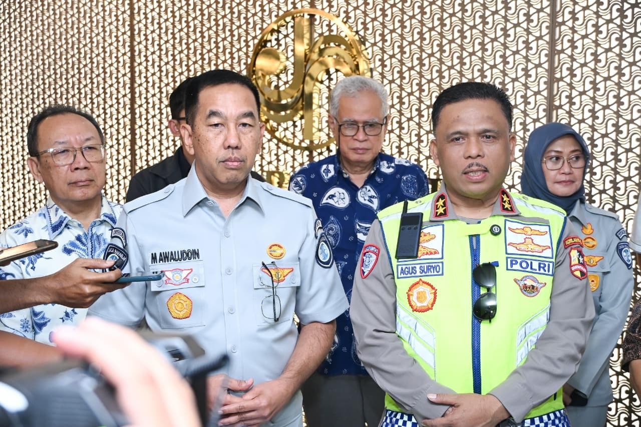 Jakarta, 11 Maret – PT Jasa Raharja menggelar forum diskusi bertajuk Ngobrol Santai Bersama Pakar Transportasi yang mempertemukan para pakar transportasi, akademisi, serta pemangku kepentingan untuk membahas kesiapan menghadapi arus mudik dan balik Lebaran 2026. Kegiatan yang berlangsung di Auditorium Jasa Raharja, Jakarta, pada Rabu (11/03/2026) ini menjadi ruang dialog untuk menghimpun berbagai pandangan strategis terkait keselamatan transportasi dan pengelolaan mobilitas masyarakat selama periode Lebaran.
Hadir dalam diskusi tersebut sejumlah pakar transportasi, di antaranya Ki Darmaningtyas, bersama para akademisi dan perwakilan komunitas transportasi dari Masyarakat Transportasi Indonesia (MTI). Forum ini juga dihadiri oleh Direktur Utama Jasa Raharja, Muhammad Awaluddin, serta Kakorlantas Polri, Irjen Pol. Agus Suryonugroho.
Direktur Utama Jasa Raharja menyampaikan bahwa diskusi bersama para pakar transportasi menjadi momentum penting untuk memperkuat kesiapan seluruh pemangku kepentingan dalam menghadapi lonjakan mobilitas masyarakat saat mudik Lebaran.
“Dalam pertemuan sore ini kami menerima banyak masukan dari para pakar transportasi. Banyak hal yang saling bersambut, termasuk penjelasan dari Bapak Kakorlantas mengenai kesiapan Operasi Ketupat Lebaran. Bagi kami di Jasa Raharja, momen ini sangat penting karena menyangkut keselamatan jutaan masyarakat yang melakukan perjalanan mudik,” ujar Awaluddin.
Ia menjelaskan, Jasa Raharja telah menyiapkan berbagai langkah operasional dalam program Siaga Lebaran 2026. Di antaranya melalui mobilisasi sekitar 2.000 personel di 29 kantor wilayah, 63 cabang, dan 38 kantor pelayanan di seluruh Indonesia, serta penguatan 29 Tim Jasa Raharja Reaksi Cepat yang terdiri dari lima tim terpusat dan 24 tim yang tersebar di berbagai daerah.
Selain itu, Jasa Raharja juga berkontribusi dalam 25 Pos Pelayanan Terpadu di sejumlah wilayah strategis jalur mudik, serta memberikan dukungan operasional melalui 15 hibah tenda taktis untuk mendukung pelayanan selama Operasi Ketupat.
“Kami juga memperkuat sistem monitoring digital melalui integrasi data kecelakaan secara online dengan rumah sakit, serta menjalankan kegiatan edukasi dan imbauan keselamatan di sekitar 1.700 titik lokasi. Semua ini dilakukan melalui koordinasi aktif bersama stakeholder, termasuk dalam Forum Lalu Lintas dan Angkutan Jalan,” kata Awaluddin.
Ia menegaskan bahwa keselamatan tetap menjadi prioritas utama dalam seluruh rangkaian kesiapan mudik. “Harapan kami sederhana: masyarakat berangkat mudik dengan selamat dan kembali juga dengan selamat. Karena itu, keselamatan bertransportasi harus menjadi prioritas bersama seluruh pihak,” ujarnya.
Sementara itu, Kakorlantas Polri Irjen Pol. Agus Suryonugroho menyampaikan apresiasi atas inisiatif Jasa Raharja yang menghadirkan forum diskusi bersama para pakar transportasi dan akademisi.
“Saya menyampaikan terima kasih kepada Pak Dirut Jasa Raharja yang telah mengundang kami bersama para pakar transportasi dan akademisi untuk mendapatkan saran dan masukan. Operasi Ketupat adalah operasi kemanusiaan. Negara hadir bukan hanya mengatur lalu lintas, tetapi juga memastikan momentum sosial dan spiritual selama Ramadan hingga Idulfitri berjalan aman,” ujarnya.
Ia menyampaikan bahwa seluruh rangkaian skenario pengamanan mudik telah disiapkan secara kolaboratif oleh berbagai pihak. “Kami siap menjaga masyarakat yang berangkat mudik hingga sampai tujuan dan kembali dengan selamat. Sederhana saja: berangkat selamat, pulang juga selamat. Skenario pengamanan di jalan tol, jalan arteri, penyeberangan, tempat wisata, hingga tempat ibadah telah dikolaborasikan. Kata kunci dari Operasi Ketupat adalah keselamatan, kolaborasi, dan sinergitas,” kata Agus.
Diskusi yang berlangsung hangat tersebut juga menjadi ruang bagi para pakar transportasi untuk memberikan berbagai masukan strategis guna memperkuat langkah-langkah operasional di lapangan. Dengan sinergi antara pemerintah, aparat, akademisi, dan para pemangku kepentingan transportasi, diharapkan arus mudik dan balik Lebaran 2026 dapat berjalan lebih aman, tertib, dan lancar bagi masyarakat.