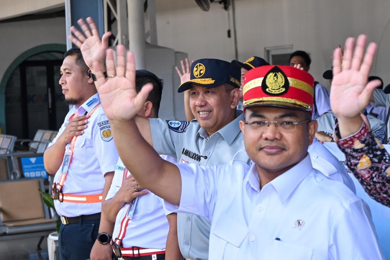 Jakarta, 16 Maret 2026 — Jasa Raharja kembali menyelenggarakan program mudik gratis bagi masyarakat pada periode Idulfitri 2026. Sebagai bagian dari Mudik Gratis BUMN 2026, Jasa Raharja memberangkatkan para pemudik menggunakan moda transportasi kereta api dari Stasiun Pasar Senen, Jakarta, pada Senin, 16 Maret 2026. Program ini merupakan bagian dari komitmen Jasa Raharja sebagai BUMN yang menjadi bagian dari ekosistem Danantara Indonesia untuk menghadirkan manfaat nyata bagi masyarakat sekaligus memastikan negara hadir dalam mendukung perjalanan mudik yang nyaman bersama.
Kegiatan pelepasan pemudik tersebut dihadiri oleh Direktur Jasa Raharja Muhammad Awaluddin beserta jajaran direksi Jasa Raharja. Turut hadir pula Wakil Kepala Badan Pengaturan BUMN Tedi Bharata, Deputi Bidang SDM dan Keberlanjutan Badan Pengaturan BUMN Wahyu Setyawan, serta Direktur TJSL Badan Pengaturan BUMN Edi Eko Cahyono.
Dalam pelaksanaannya, Program Mudik gratis tahun ini Jasa Raharja menargetkan pemberangkatan sebanyak 23.500 pemudik melalui moda transportasi bus dan kereta api. Jumlah tersebut meningkat sekitar 11,41 persen dibandingkan program serupa pada tahun sebelumnya. Program ini didukung oleh 136 armada bus dengan total kapasitas 6.000 penumpang serta 37 rangkaian kereta api dengan total kapasitas 17.500 penumpang. Selain hari ini, keberangkatan pemudik dari Stasiun Pasar Senen menggunakan moda transportasi kereta api juga akan berlangsung Selasa, 17 Maret 2026.
Direktur Jasa Raharja Muhammad Awaluddin menyampaikan bahwa program Mudik Jasa Raharja 2026 merupakan bagian dari komitmen perusahaan untuk terus memperkuat kontribusi dalam peningkatan keselamatan transportasi sekaligus mendukung mobilitas masyarakat selama periode Idulfitri 2026.
“Program Mudik Gratis BUMN 2026 ini merupakan bentuk kepedulian kami dalam memberikan kemudahan akses transportasi bagi masyarakat agar dapat pulang ke kampung halaman dengan aman dan nyaman. Sebagai perusahaan yang mengemban amanah dalam penyelenggaraan perlindungan sosial bagi korban kecelakaan, Jasa Raharja ingin memastikan bahwa perjalanan mudik masyarakat dapat berlangsung nyaman dan berkeselamatan,” ujar Awaluddin.
Ia menambahkan bahwa program ini juga menjadi bagian dari upaya bersama BUMN dalam mendorong keselamatan transportasi serta mengurangi potensi kepadatan lalu lintas akibat penggunaan kendaraan pribadi saat arus mudik dan balik Idulfitri.
“Melalui semangat melayani sepenuh hati, kami terus berupaya menghadirkan program yang memberikan manfaat langsung bagi masyarakat. Inisiatif ini juga menjadi bagian dari komitmen kami untuk terus meningkatkan pelayanan prima, sekaligus mendukung terciptanya perjalanan mudik yang lebih aman, tertib, dan nyaman bagi seluruh peserta,” jelas Awaluddin.
Melalui penyelenggaraan Program Mudik Jasa Raharja 2026, perusahaan berharap dapat memberikan pengalaman perjalanan yang aman dan nyaman bagi para peserta sekaligus mendukung terciptanya arus mudik yang lebih tertib dan terkendali. Dengan dukungan berbagai pihak, Jasa Raharja terus memperkuat komitmennya dalam menghadirkan layanan yang bermanfaat bagi masyarakat serta mendukung keselamatan transportasi nasional.