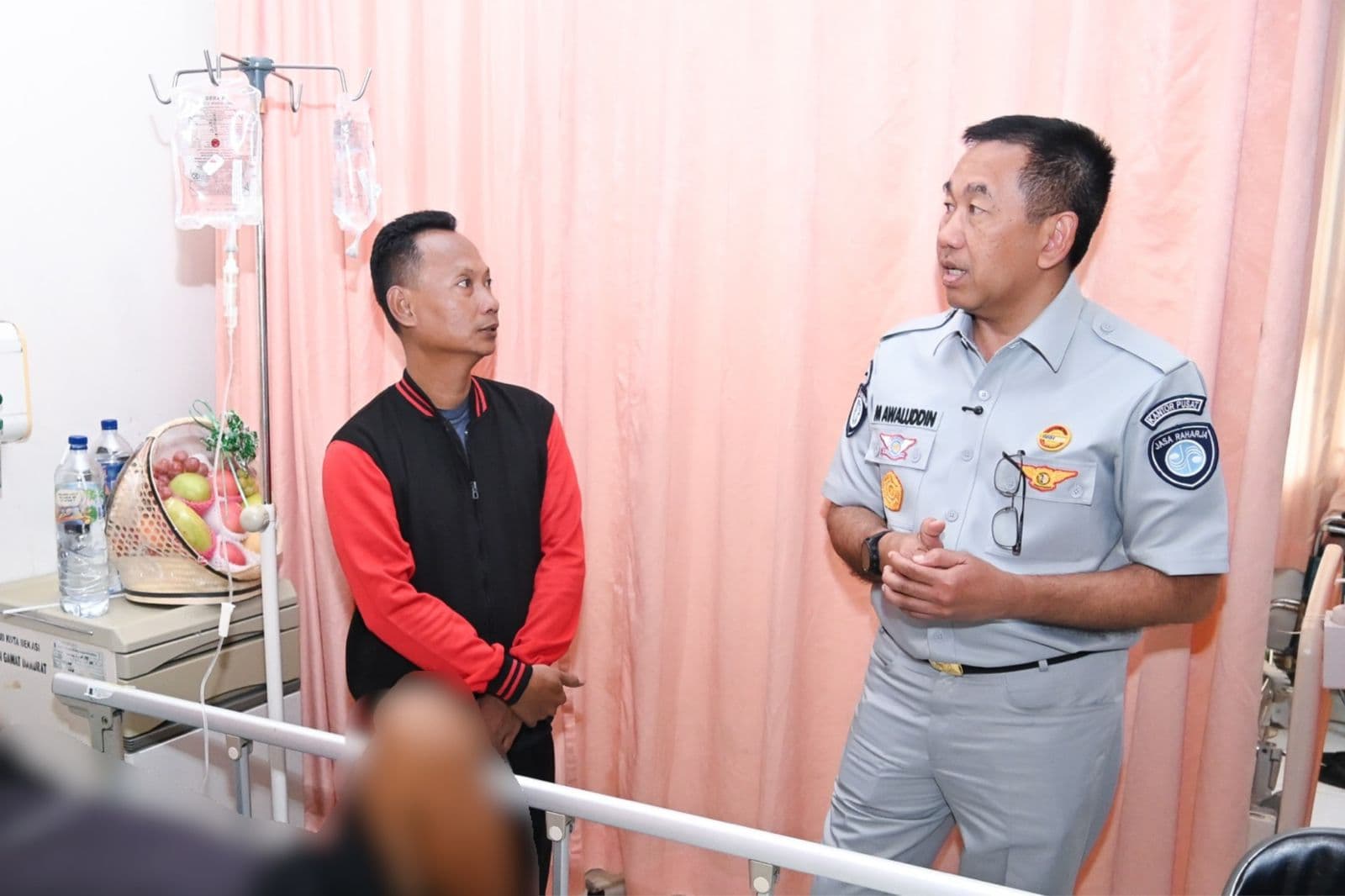 akarta, 25 Maret 2026 – Dalam rangka Siaga Idulfitri 2026, Jasa Raharja terus memastikan pelayanan kepada korban kecelakaan lalu lintas berjalan cepat dan tepat. Komitmen tersebut ditegaskan melalui kunjungan Direktur Utama Jasa Raharja, Muhammad Awaluddin, ke RS dr. Chasbullah Abdulmadjid Kota Bekasi pada Rabu (25/3), guna meninjau langsung pelayanan kepada korban kecelakaan.
Kunjungan ini merupakan bagian dari langkah proaktif perusahaan dalam memastikan seluruh korban kecelakaan mendapatkan penanganan optimal sejak awal kejadian, termasuk melalui percepatan jaminan pembiayaan dengan penerbitan guarantee letter (GL) secara cepat dan terintegrasi di fasilitas kesehatan.
Sebagai instrumen utama pelayanan, GL berperan memastikan korban kecelakaan dapat segera memperoleh penanganan medis tanpa hambatan administratif. Melalui integrasi sistem digital antara Jasa Raharja, rumah sakit, dan kepolisian, proses verifikasi hingga penerbitan GL kini dapat dilakukan secara lebih cepat dan akurat, sehingga mempercepat respons penanganan korban di fase kritis.
Berdasarkan data internal Jasa Raharja, selama periode 13–24 Maret 2026, Jasa Raharja mencatat sebanyak 3.712 penerbitan GL, menunjukkan optimalisasi layanan berbasis digital yang semakin memperkuat kecepatan dan ketepatan penjaminan korban kecelakaan.
Direktur Utama Jasa Raharja, Muhammad Awaluddin, menegaskan bahwa kecepatan pelayanan menjadi faktor kunci dalam meningkatkan peluang keselamatan korban. “Kehadiran kami di rumah sakit adalah untuk memastikan bahwa korban mendapatkan jaminan pelayanan tanpa kendala, sehingga fokus utama tetap pada penanganan medis. Dengan sistem yang semakin terintegrasi, proses penjaminan dapat dilakukan lebih cepat, sehingga mempercepat penanganan korban, khususnya pada kondisi kritis,” ujarnya.
Selain memastikan pelayanan di rumah sakit, Jasa Raharja juga terus memantau perkembangan data kecelakaan secara nasional. Berdasarkan data Korlantas Polri, pada periode 13–24 Maret 2026 tercatat sebanyak 2.607 kejadian kecelakaan dengan total 4.769 korban, yang terdiri dari 228 korban meninggal dunia dan 4.541 korban luka-luka.
Tahun ini Jasa Raharja mencatat jumlah kecelakaan mengalami penurunan sekitar 2% dibandingkan periode yang sama tahun sebelumnya, dan terdapat penurunan signifikan pada tingkat fatalitas, di mana jumlah korban meninggal dunia sebesar 28%. Awaluddin menambahkan bahwa penurunan fatalitas ini tidak terlepas dari peran kecepatan penanganan korban yang didukung oleh sistem yang semakin terintegrasi.
“Penurunan fatalitas menunjukkan bahwa kecepatan penanganan korban, termasuk melalui penerbitan GL yang lebih cepat dan sistem yang terintegrasi, telah memberikan dampak positif dalam meningkatkan peluang keselamatan korban kecelakaan,” tambahnya.
Melalui Siaga Idulfitri 2026, Jasa Raharja menegaskan komitmennya untuk terus menghadirkan pelayanan terbaik kepada masyarakat, tidak hanya melalui penyaluran santunan, tetapi juga melalui transformasi digital dan penguatan kolaborasi dengan rumah sakit serta instansi terkait.
Langkah ini menjadi bagian dari upaya berkelanjutan dalam mendukung sistem transportasi yang lebih berkeselamatan, sekaligus memastikan kehadiran negara dalam melindungi masyarakat di setiap fase penanganan kecelakaan.