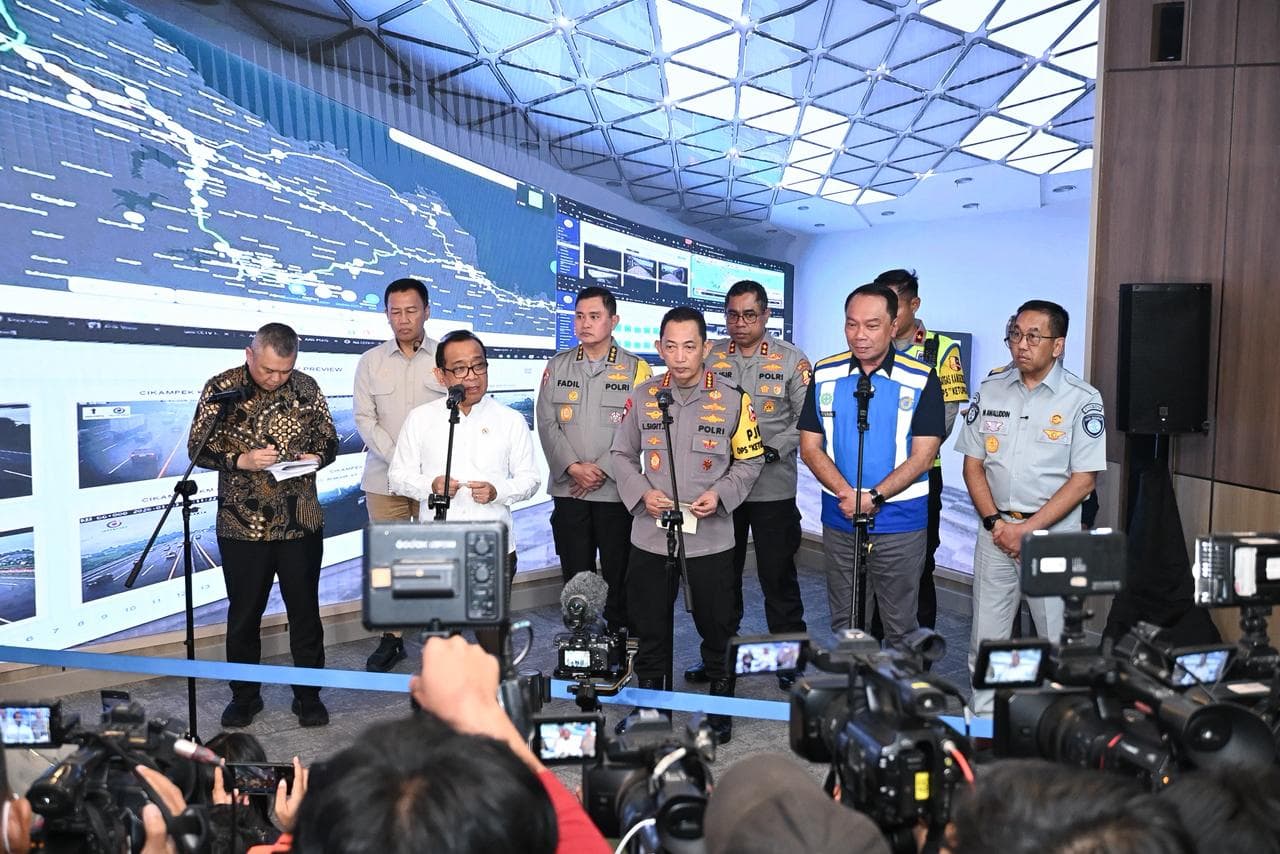 Jakarta, 26 Maret 2026 – Jasa Raharja imengikuti kegiatan peninjauan arus balik Idulfitri 2026 yang berlangsung di Jasa Marga Toll Road Command Center KM 29, Bekasi, pada Rabu, 25 Maret 2026. Kegiatan ini menjadi bagian dari upaya penguatan koordinasi lintas sektor dalam memastikan kelancaran arus lalu lintas sekaligus meningkatkan aspek keselamatan bagi masyarakat yang kembali ke Jakarta dan sekitarnya.
Dalam kegiatan tersebut, Direktur Utama Jasa Raharja Muhammad Awaluddin dan Direktur Operasional Jasa Raharja Ariyandi hadir mendampingi Kapolri Jenderal Polisi Drs. Listyo Sigit Prabowo, M.Si., Menteri Koordinator Bidang Pembangunan Manusia dan Kebudayaan Pratikno, Menteri Perhubungan Dudy Purwagandhi, serta Direktur Utama Jasa Marga Rivan A. Purwantono. Peninjauan dilakukan melalui pusat kendali untuk memonitor kondisi arus kendaraan secara real time serta mengevaluasi penerapan rekayasa lalu lintas.
Kapolri Jenderal Pol. Listyo Sigit Prabowo menyampaikan bahwa pengendalian arus balik dilakukan berbasis indikator V/C ratio serta pemantauan intensif terhadap volume kendaraan.
Ia menjelaskan, “Per tadi malam ada 1.958.838 kendaraan yang masuk, dan tadi pukul 12.00 WIB bertambah sekitar 82.000 sehingga total 2.040.000 kendaraan sudah masuk Jakarta. Artinya masih ada sisa dari 2.521.229 kendaraan yang meninggalkan Jakarta dikurangi 2.040.000. Inilah yang menjadi PR kita untuk diurai dalam kegiatan terkait puncak arus balik.”
Sigit juga menambahkan bahwa puncak arus balik tertinggi telah terjadi pada Selasa, 24 Maret 2026 malam dengan jumlah mencapai 256.338 kendaraan, lebih tinggi dibandingkan tahun sebelumnya sebesar 223.163 kendaraan. Seiring dengan perkembangan kondisi di lapangan, rekayasa lalu lintas berupa one-way nasional juga telah disesuaikan menjadi one-way sepenggal.
“Namun demikian, kami tetap terus waspada. Apabila nanti terjadi bangkitan arus yang tinggi, kami akan menyesuaikan,” tambahnya.
Kehadiran Jasa Raharja dalam kegiatan ini menegaskan perannya sebagai bagian dari pelayanan publik yang mendukung keselamatan transportasi. Jasa Raharja merupakan BUMN dalam ekosistem Danantara Indonesia yang memiliki mandat memberikan perlindungan dasar kepada masyarakat melalui program asuransi kecelakaan. Peran ini menjadi wujud nyata negara hadir dalam memberikan perlindungan kepada pengguna jalan.
Direktur Utama Jasa Raharja Muhammad Awaluddin menyampaikan bahwa tren keselamatan selama periode siaga Lebaran menunjukkan perbaikan signifikan dibandingkan tahun sebelumnya.
“Terjadi peristiwa fatalitas yang turun 28% dibandingkan periode yang sama, yaitu 12 hari dalam Siaga Angkutan Lebaran. Tahun ini tercatat 228, dibandingkan 318 pada tahun lalu. Sampai dengan kemarin malam, kami telah memberikan santunan sebesar Rp11,2 miliar kepada 224 korban meninggal dunia yang telah disalurkan kepada keluarga korban dan ahli waris,” ungkapnya.
Namun demikian, Awaluddin menegaskan bahwa faktor risiko masih perlu menjadi perhatian bersama. “Dominasi masih pada kendaraan bermotor roda dua, dengan penyebab utama seperti fatigue driving atau kelelahan pengemudi, karena jarak perjalanan yang panjang di atas 6–7 jam serta kondisi kendaraan,” ujarnya.
Dalam pelaksanaannya, Jasa Raharja juga mengoptimalkan kesiapan petugas Jasa Raharja di lapangan untuk memberikan respons cepat terhadap korban kecelakaan serta memastikan proses penyerahan santunan berjalan tepat waktu. Hal ini sejalan dengan komitmen perusahaan untuk melayani sepenuh hati dan menghadirkan pelayanan prima kepada masyarakat.
Pada sisa periode arus balik Idulfitri 2026, Jasa Raharja menegaskan akan terus memantau hal-hal yang berkaitan dengan keselamatan dan kelancaran dari perjalanan masyarakat. Kolaborasi antara kepolisian, kementerian, operator jalan tol, dan Jasa Raharja menjadi faktor kunci dalam menjaga arus balik yang aman, nyaman, tertib, dan berkeselamatan.