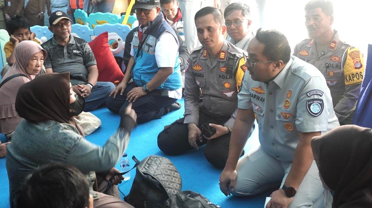 Palembang, 28 Maret 2026 — Jasa Raharja terus memperkuat komitmen dalam menghadirkan pelayanan publik yang optimal selama periode arus balik Idul fitri 2026. Hal ini diwujudkan melalui kegiatan pemantauan kesiapsiagaan guna memastikan kesiapsiagaan operasional pada arus balik di lintas Sumatera, antara lain ke wilayah Banten, Lampung dan Sumatera Selatan, termasuk kondisi arus balik di Dermaga Penyeberangan Ferry Merak dan Bakauheni, oleh Direktur Kepatuhan dan Manajemen Risiko Harwan Muldidarmawan, yang dimulai sejak hari Selasa tanggal 24 Maret 2026.
Sebagai bagian dari BUMN yang tergabung dalam ekosistem Danantara Indonesia, Jasa Raharja berperan memberikan perlindungan melalui perlindungan dasar bagi masyarakat yang korban kecelakaan. Kunjungan ini menjadi langkah untuk memastikan seluruh lini layanan berjalan optimal, khususnya dalam mendukung kelancaran dan keselamatan masyarakat selama arus balik.
Dalam rangkaian kegiatan tersebut, diawali dengan peninjauan kesiapan arus balik Idulfitri 2026 di lintas penyeberangan Merak–Bakauheni, Selasa (24/3), melalui kunjungan ke PT ASDP Indonesia Ferry di Pelabuhan Merak. Harwan Muldidarmawan bersama jajaran meninjau langsung kesiapan pelayanan, mengantisipasi lonjakan penumpang dan kendaraan, serta memastikan kelancaran operasional di titik krusial penyeberangan. Dalam kesempatan tersebut, rombongan juga menyapa pemudik dan menyerap masukan secara langsung sebagai bagian dari penguatan sinergi antar pemangku kepentingan guna meningkatkan keselamatan, kenyamanan, dan kualitas pelayanan selama arus balik.
Setelah melakukan penyeberangan menggunakan Ferry, kegiatan dilanjutkan dengan kunjungan korban kecelakaan lalu lintas di RS Urip Sumoharjo Bandar Lampung sebagai wujud empati dan kepedulian kepada para korban kecelakaan lalu lintas. Selanjutnya Harwan Muldidarmawan juga menyapa para pemudik yang berada di Pos Pelayanan Terpadu Begadang V Bandar Lampung disertai penyerahan aksi simpatik kepada para pemudik. Dalam kesempatan tersebut juga dilaksanakan pelepasan pengawalan arus balik kendaraan roda dua bersama dengan Kasat Lantas Polresta
Bandar Lampung. Pengawalan dilakukan dari Posyanter Begadang V Bandar Lampung menuju Pelabuhan Bakauheni. Hal ini merupakan wujud komitmen Jasa Raharja dan seluruh stakeholder untuk memastikan keamanan dan kenyamanan arus balik pemudik yang menggunakan roda dua.
Peninjauan selanjutnya, Rabu (25/3), Harwan Muldidarmawan beserta Tim menuju Kota Pelambang melalui Jalan Tol Lintas Sumatera menuju Pos Pelayanan Terpadu (Posyanter) Talang Kelapa tepatnya di jalan Sukomoro KM 17 Kabupaten Banyuasin, Sumatera Selatan yang merupakan jalur lintas Palembang - Jambi yang sering mengalami kepadatan. Pada Posyanter ini terdapat tim yang memberikan layanan kesehatan dari dinas kesehatan, layanan bengkel kendaraan, toilet dan tempat istirahat yang aman, serta menyediakan informasi penting bagi pemudik, armada ambulance dan mobil derek sebagai antisipasi.
Peninjauan ini bertujuan untuk memastikan kesiapan personel serta sarana dan prasarana yang mendukung pelayanan kepada masyarakat. Posyanter ini menjadi salah satu titik krusial di Sumatera Selatan dalam mendukung koordinasi lintas sektor guna menjamin keselamatan pengguna jalan.
“Kami ingin memastikan bahwa seluruh insan Jasa Raharja di lapangan siap memberikan pelayanan terbaik, cepat, dan tepat. Momentum arus balik ini menjadi ujian nyata bagi kesiapsiagaan kami dalam memberikan perlindungan kepada masyarakat,” ujar Harwan. Selain melakukan peninjauan pos pelayanan terpadu, Harwan juga menjenguk korban kecelakaan yang sedang dirawat di RS Moh Hoesin Kota Palembang, Kegiatan ini menjadi bagian dari komitmen Jasa Raharja untuk hadir secara langsung di tengah masyarakat, sekaligus memastikan proses penanganan korban kecelakaan berjalan dengan cepat, tepat, dan sesuai prosedur.
Dalam kesempatan tersebut, Harwan menegaskan pentingnya implementasi program Zero Pending Claim, yaitu memastikan tidak adanya pengajuan santunan yang tertunda. Program ini merupakan wujud nyata dari prinsip negara hadir dalam memberikan perlindungan kepada masyarakat yang menjadi korban kecelakaan.
“Kami terus mendorong agar setiap proses penanganan korban kecelakaan dapat dilakukan secara cepat dan tepat, tanpa adanya keterlambatan dalam penyerahan santunan. Ini adalah bagian dari komitmen kami dalam menghadirkan pelayanan prima dan empati sepenuh hati,” tambahnya.
Melalui kegiatan ini, diharapkan seluruh jajaran Jasa Raharja di wilayah Banten, Lampung dan Sumatera Selatan semakin siap dalam menghadapi potensi peningkatan mobilitas masyarakat selama arus balik. Komitmen untuk memberikan pelayanan terbaik tidak hanya diwujudkan dalam kesiapan operasional, tetapi juga dalam kecepatan dan ketepatan penanganan korban kecelakaan.