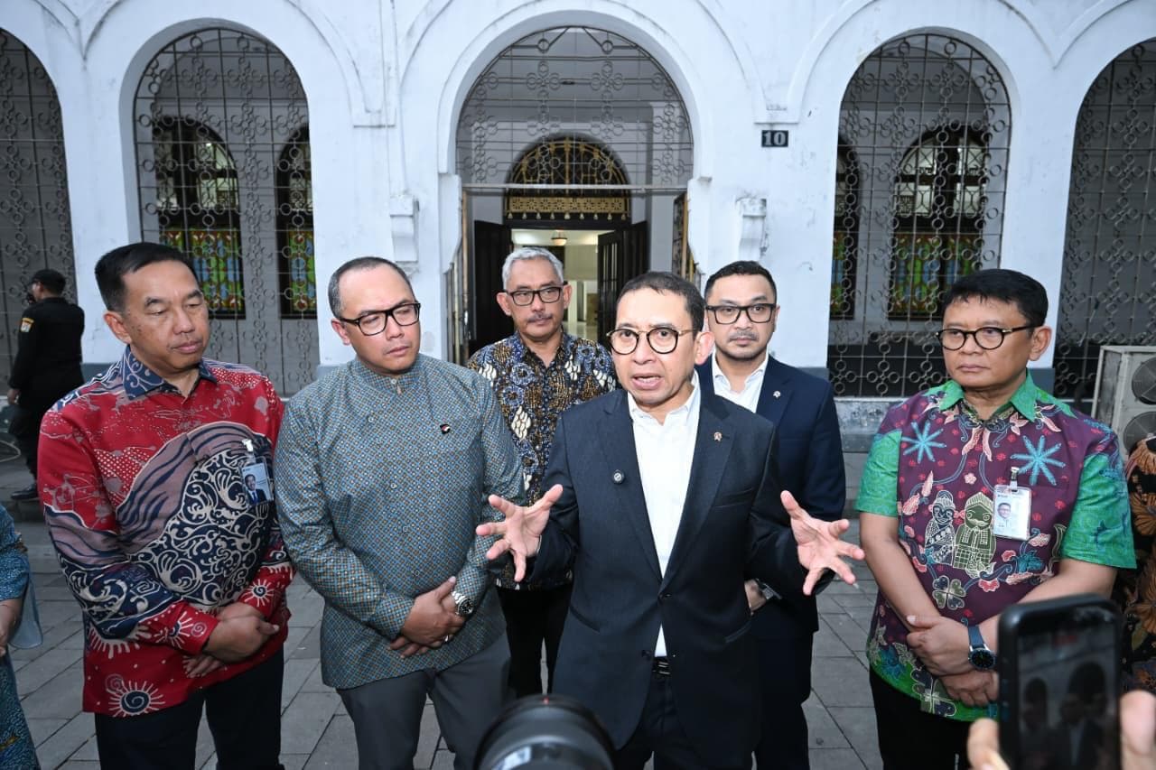 Jakarta – Penguatan ekosistem budaya nasional melalui pemanfaatan aset bersejarah terus didorong oleh pemerintah. Berkaitan dengan hal tersebut, Menteri Kebudayaan Republik Indonesia, Fadli Zon, menginisiasi rencana kolaborasi antara Kementerian Kebudayaan, Danantara, dan PT Jasa Raharja untuk menghadirkan museum di kawasan Kota Tua Jakarta.
Rencana tersebut dibahas dalam kunjungan Menteri Kebudayaan ke Gedung milik Jasa Raharja yang berlokasi di kawasan Kali Besar, Jakarta, pada Rabu (2/4). Kunjungan kerja tersebut disambut langsung oleh Direktur Utama Jasa Raharja, Muhammad Awaluddin, yang menerima rombongan dan mendampingi peninjauan area gedung.
Kunjungan ini turut dihadiri oleh Wakil Menteri Kebudayaan Republik Indonesia Giring Ganesha Djumaryo, Senior Director Chief Marketing Officer Danantara Asset Management Dendi T. Danianto, SVP Business Performance & Assets Optimization Cluster Insurance & Pension Danantara Asset Management Hendrika Nora Osloi, serta Direktur SDM dan Umum Jasa Raharja, Rubi Handojo.
Dalam peninjauan tersebut, Fadli Zon menilai bahwa gedung milik Jasa Raharja memiliki potensi besar untuk dikembangkan sebagai museum yang menjadi bagian dari ekosistem budaya di Kota Tua Jakarta, sekaligus mendukung penguatan destinasi wisata berbasis sejarah. “Kita belum memiliki museum film maupun museum fotografi yang representatif. Padahal kita memiliki banyak aset dan kekayaan sejarah di bidang tersebut, namun belum memiliki ruang yang memadai untuk memamerkannya,” ujarnya.
Ia menjelaskan bahwa melalui kolaborasi lintas pihak, aset-aset bersejarah yang dimiliki BUMN yang dikelola Danantara dapat dioptimalkan menjadi ruang publik yang produktif dan edukatif. “Gedung ini sangat menarik dan berada di lokasi yang strategis. Kita harapkan melalui kerja sama antara Kementerian Kebudayaan, Danantara, dan Jasa Raharja, tempat ini bisa dikembangkan menjadi museum fotografi dan museum film, sebagai bagian dari ekosistem budaya di Kota Tua,” jelasnya.
Menurutnya, museum tersebut nantinya dapat menghadirkan narasi perjalanan perfilman dan fotografi Indonesia dari masa ke masa, termasuk menampilkan karya, dokumentasi visual, serta peralatan yang digunakan dalam proses produksi. “Masyarakat bisa melihat perkembangan film Indonesia dari awal hingga era modern, termasuk perkembangan fotografi dari masa ke masa,” tambahnya.
Sementara itu, Direktur Utama Jasa Raharja, Muhammad Awaluddin, menyampaikan dukungan terhadap rencana kolaborasi tersebut sebagai bagian dari optimalisasi pemanfaatan aset perusahaan yang memiliki nilai historis tinggi. “Bangunan ini tidak hanya menjadi aset perusahaan, tetapi juga merupakan bagian dari warisan sejarah yang perlu dijaga dan dimanfaatkan secara produktif. Kami menyambut baik rencana kolaborasi ini sebagai upaya menghadirkan ruang budaya yang bermanfaat bagi masyarakat,” ujarnya.
Dalam kesempatan tersebut, Direktur SDM dan Umum Jasa Raharja, Rubi Handojo, turut memberikan penjelasan mengenai sejarah gedung serta kawasan di sekitarnya, sebagai pusat aktivitas perdagangan dan pemerintahan pada masa lalu yang kini berkembang sebagai kawasan wisata budaya. Melalui rencana kolaborasi ini, diharapkan pemanfaatan aset bersejarah tidak hanya berorientasi pada pelestarian, tetapi juga mampu menghadirkan nilai tambah sebagai destinasi edukasi, budaya, dan pariwisata yang terintegrasi di kawasan Kota Tua Jakarta.