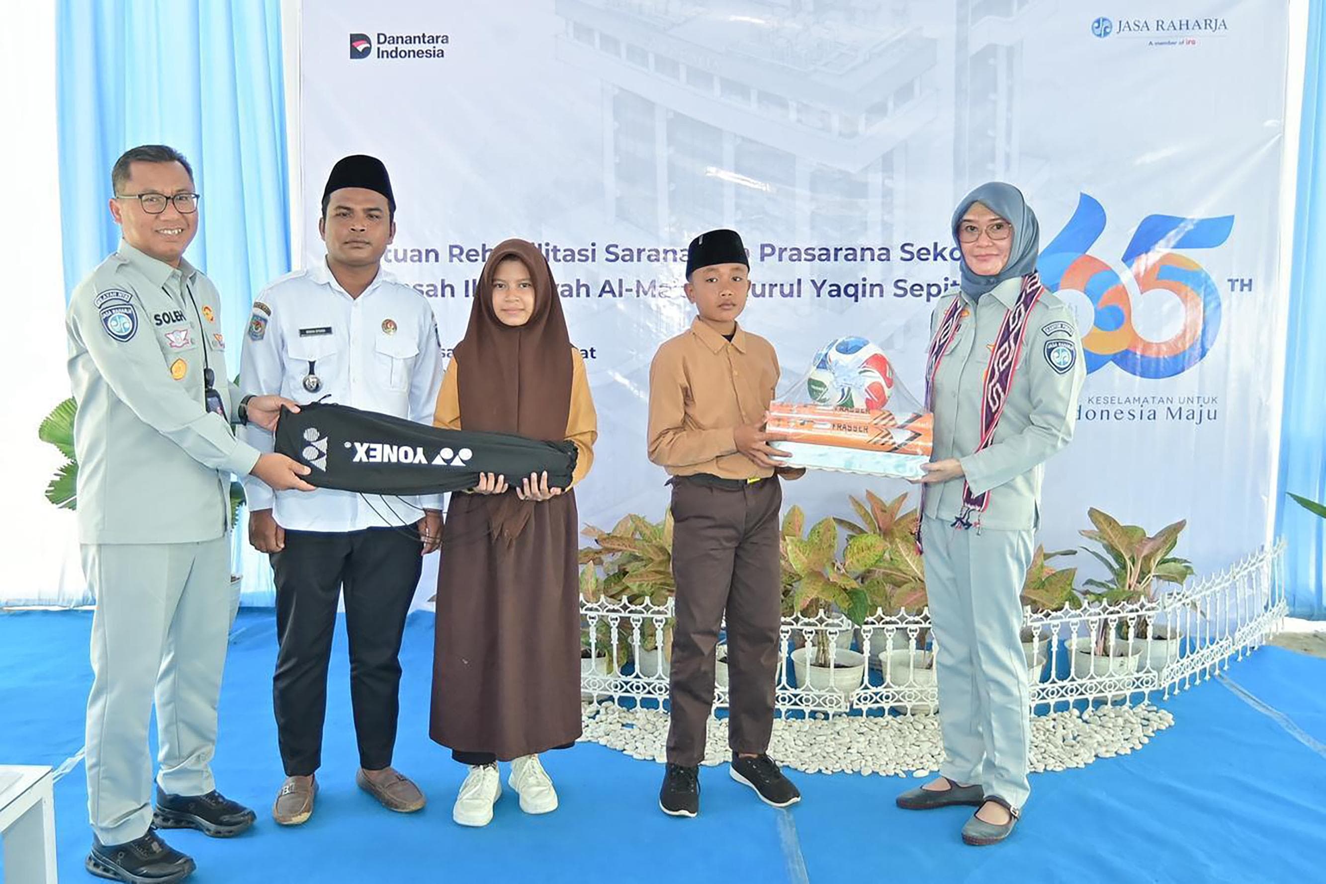 Jakarta, 3 April 2026 – Upaya peningkatan kualitas pendidikan di seluruh Indonesia terus menjadi perhatian berbagai pihak, termasuk Jasa Raharja. Melalui program Tanggung Jawab Sosial dan Lingkungan (TJSL), Jasa Raharja menyalurkan bantuan rehabilitasi sarana dan prasarana kepada Madrasah Ibtidaiyah Al-Ma’arif Nurul Yaqin Sepit, yang terdapat di Lombok Tengah, Nusa Tenggara Barat. Langkah ini mencerminkan komitmen Jasa Raharja dalam melayani sepenuh hati serta memperkuat peran dalam pelayanan publik yang berdampak langsung bagi masyarakat.
Kegiatan yang berlangsung pada Rabu, 1 April 2026 ini dihadiri oleh Direktur Hubungan Kelembagaan Jasa Raharja Dewi Aryani Suzana yang didampingi oleh Soleh selaku Kepala Kantor Wilayah Jasa Raharja Nusa Tenggara Barat serta Tim Divisi TJSL Kantor Pusat Jasa Raharja. Kehadiran jajaran manajemen ini menjadi simbol keseriusan perusahaan dalam memastikan program TJSL berjalan tepat sasaran dan berkelanjutan.
Bantuan rehabilitasi yang diberikan mencakup perbaikan fasilitas fisik sekolah guna menciptakan lingkungan belajar yang lebih aman, nyaman, dan layak bagi para siswa. Langkah ini sejalan dengan peran Jasa Raharja sebagai BUMN yang menjadi bagian ekosistem Danantara Indonesia dalam mendorong peningkatan kualitas sumber daya manusia melalui akses pendidikan yang lebih baik, khususnya di daerah.
Kondisi pendidikan di Nusa Tenggara Barat dalam beberapa tahun terakhir masih menghadapi berbagai tantangan yang perlu mendapat perhatian bersama. Data tahun 2024–2025 yang disampaikan oleh Gubernur NTB Dr. H. Lalu Muhamad Iqbal menunjukkan terdapat sekitar 4.104 ruang kelas dalam kondisi rusak. Kendala lainnya adalah keterbatasan daya tampung di jenjang pendidikan menengah, dimana jumlah SMA, SMK, dan SLB tercatat hanya sebanyak 801 unit, sehingga belum mampu mengakomodasi seluruh kebutuhan peserta didik. Ini membuat revitalisasi sekolah menjadi prioritas utama pemerintah.
Pada kesempatan tersebut, Direktur Hubungan Kelembagaan Jasa Raharja Dewi Aryani Suzana menegaskan bahwa bantuan ini tidak hanya berfokus pada pembangunan fisik, tetapi juga menjadi bagian dari upaya berkelanjutan untuk mendorong kemajuan masyarakat secara menyeluruh.
“Jasa Raharja meyakini bahwa pendidikan adalah fondasi utama dalam membangun masa depan bangsa. Melalui program TJSL ini, kami ingin memastikan bahwa kehadiran kami benar-benar dirasakan oleh masyarakat. Bantuan ini merupakan bagian dari komitmen kami untuk mendukung peningkatan kualitas pendidikan, pengembangan desa wisata, serta pemberdayaan ekonomi masyarakat sekitar. Kami berharap fasilitas yang lebih baik ini dapat meningkatkan semangat belajar siswa dan memberikan dampak positif jangka panjang,” ungkapnya.
Lebih lanjut, Dewi menekankan bahwa peran Jasa Raharja tidak hanya terbatas pada penyelenggaraan asuransi kecelakaan, tetapi juga mencakup kontribusi sosial yang lebih luas sebagai representasi negara hadir di tengah masyarakat. Program TJSL ini turut melibatkan sinergi antara kantor pusat dan wilayah, termasuk peran aktif petugas Jasa Raharja dalam memastikan implementasi program berjalan dengan baik. Pendekatan ini mencerminkan komitmen perusahaan dalam menghadirkan pelayanan prima, tidak hanya dalam layanan utama, tetapi juga dalam kegiatan sosial yang berorientasi pada keberlanjutan.
Melalui kegiatan ini, Jasa Raharja terus memperkuat perannya sebagai institusi yang tidak hanya fokus pada pelayanan publik di bidang perlindungan dasar, tetapi juga sebagai agen pembangunan sosial. Komitmen ini diwujudkan melalui berbagai program TJSL yang menyasar sektor pendidikan, ekonomi, hingga lingkungan secara berkelanjutan. Jasa Raharja akan terus hadir untuk memberikan manfaat serta menjadi bagian dari solusi bagi kemajuan Indonesia.