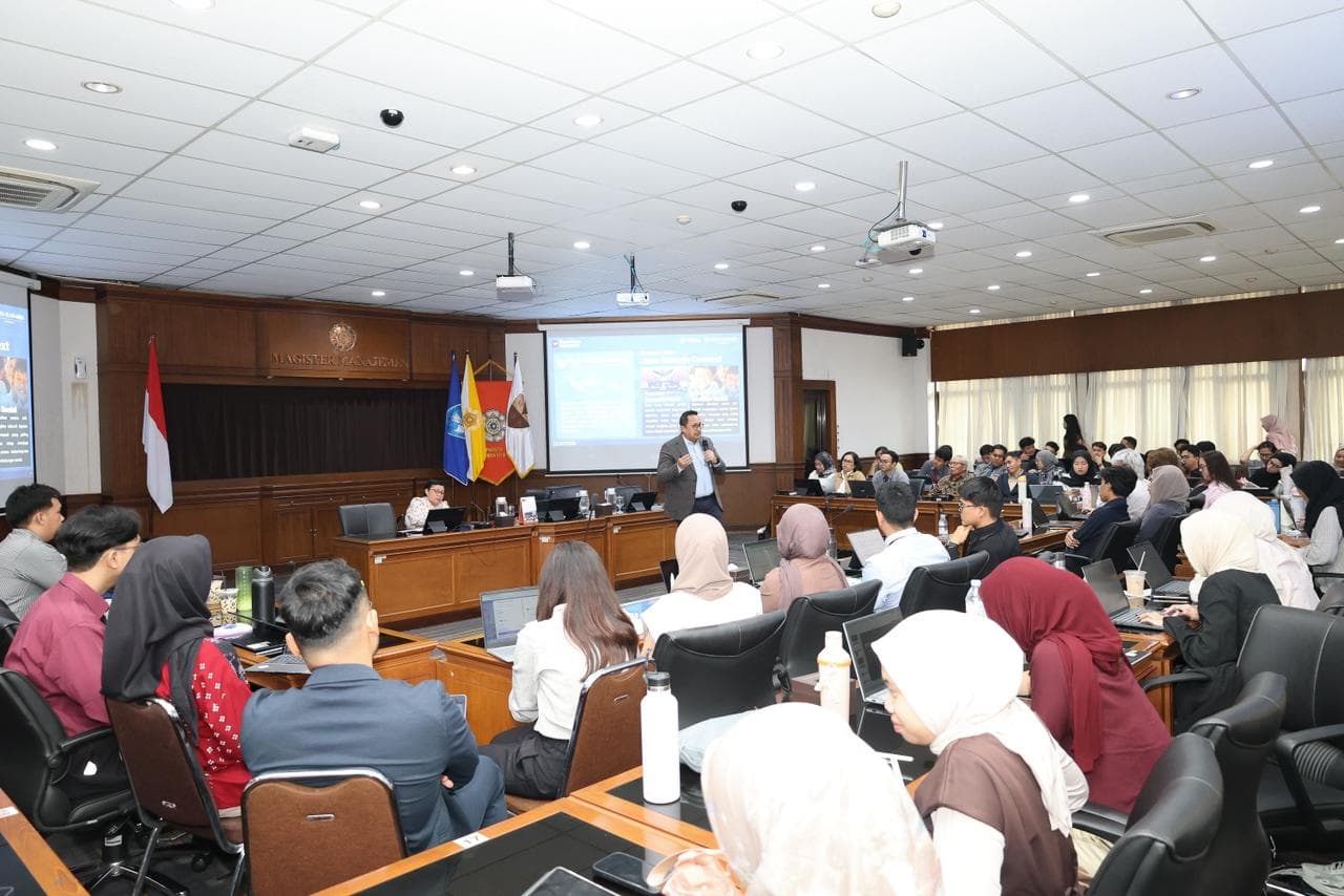 YOGYAKARTA – Penerapan compliance dan ethics yang berjalan secara terintegrasi menjadi fondasi utama dalam membangun tata kelola perusahaan yang baik (good corporate governance) serta mendorong keberlanjutan organisasi dalam jangka panjang.
Pernyataan tersebut disampaikan Direktur Kepatuhan dan Manajemen Risiko PT Jasa Raharja, Harwan Muldidarmawan, dalam kuliah tamu pada mata kuliah Business Ethics for Sustainability untuk kelas MBA/IMBA Angkatan 87, Program Studi Master of Business Administration Fakultas Ekonomika dan Bisnis Universitas Gadjah Mada (MBA FEB UGM). Agenda tersebut diselenggarakan di Faculty Meeting Room (FMR) MBA FEB UGM Kampus Yogyakarta, pada (31/03/2026).
Dalam pemaparannya, Harwan menyampaikan bahwa penerapan prinsip etika bisnis dan kepatuhan tidak hanya berhenti pada pemenuhan aspek regulatif, tetapi juga terintegrasi dalam proses bisnis dan pengambilan keputusan di seluruh lini organisasi. Pendekatan ini turut diperkuat melalui pengelolaan risiko yang terukur serta pembangunan budaya perusahaan yang menjunjung tinggi integritas dan akuntabilitas.
“Kepatuhan terhadap regulasi yang dijalankan dengan penuh amanah, disertai strategi manajemen yang tepat, tidak hanya memastikan operasional perusahaan berjalan sesuai ketentuan, tetapi juga memperkuat kepercayaan publik sebagai aset utama perusahaan,” ujarnya.
Lebih lanjut, Harwan menekankan bahwa bagi perusahaan yang bergerak di sektor layanan publik, keberhasilan dalam menjaga keseimbangan antara kepatuhan, etika, dan kinerja menjadi kunci dalam menghadirkan layanan yang berkelanjutan. “Selain itu juga memberikan nilai tambah bagi masyarakat,” tambahnya.
Dalam penyampaianya, Harwan juga memaparkan bahwa PT Jasa Raharja menempatkan etika sebagai fondasi utama dalam seluruh kerangka Governance, Risk, and Compliance (GRC), tidak hanya sebagai pemenuhan aturan, tetapi sebagai kompas moral dalam setiap pengambilan keputusan. Hal ini diwujudkan melalui penerapan Code of Conduct, penguatan budaya integritas dengan prinsip zero tolerance to fraud, serta integrasi etika dalam proses bisnis, layanan, dan pengelolaan risiko. Pendekatan ini juga didukung oleh sistem digital seperti ekosistem GRC dan JRCare yang menjamin transparansi, akuntabilitas, serta kecepatan layanan kepada masyarakat. Sebagai perusahaan yang mengemban amanah publik, Jasa Raharja memastikan bahwa setiap pengelolaan dana dan pelayanan santunan dilakukan secara adil, inklusif, dan bertanggung jawab, sehingga mampu membangun kepercayaan publik dan menjaga keberlanjutan layanan secara jangka panjang. Hal ini dibuktikan dengan kinerja keuangan Perusahaan yang solid, bahkan saat menghadapi pandemi Covid-19, dan pengakuan publik yang tercermin melalui berbagai penghargaan di tingkat nasional maupun internasional yang diterima MBA FEB UGM Kampus Yogyakarta, Prof. Amin Wibowo, Ph.D., dalam sambutannya menyampaikan apresiasi dan terima kasih kepada Harwan Muldidarmawan. Ia menyampaikan bahwa kehadiran praktisi dalam perkuliahan memberikan kesempatan
bagi mahasiswa untuk memperoleh first-hand experience terkait implementasi Business Ethics for Sustainability di dunia industri. “Terima kasih atas perkenan Bapak Harwan hadir dan mengisi kelas kali ini, menjadi bekal penting bagi Mahasiswa UGM karena berkesempatan untuk bertemu dalam satu forum Business Ethics for Sustainability, di mana mahasiswa dapat belajar secara langsung dari praktik yang dilakukan oleh Jasa Raharja,” ujar beliau.
Lebih lanjut, Prof. Amin menegaskan bahwa kolaborasi antara akademisi dan praktisi menjadi nilai tambah dalam proses pembelajaran di MBA FEB UGM. Menurutnya, program MBA tidak hanya membekali mahasiswa dengan pemahaman konseptual, tetapi juga menghadirkan perspektif praktik nyata melalui kehadiran para profesional sebagai guest lecturer. Hal ini memungkinkan mahasiswa untuk memperoleh pemahaman yang lebih komprehensif, tidak hanya dari sisi teori, tetapi juga dari pengalaman langsung di dunia kerja yang selama ini tidak selalu dapat diperoleh di ruang kelas.
Kegiatan kuliah tamu yang dimoderatori oleh dosen FEB UGM, Wuri Handayani, S.E., Ak., M.Si., M.A., Ph.D., ini diikuti 57 peserta. Turut hadir Guru Besar FEB uGM, Prof. Eko Suwardi, MSc., Ph.D. Kegiatan berlangsung secara interaktif dengan partisipasi aktif mahasiswa. Para peserta menunjukkan antusiasme tinggi melalui berbagai pertanyaan dan diskusi kritis yang mengulas isu-isu etika bisnis dan keberlanjutan, baik dari perspektif konseptual maupun praktik di lapangan.