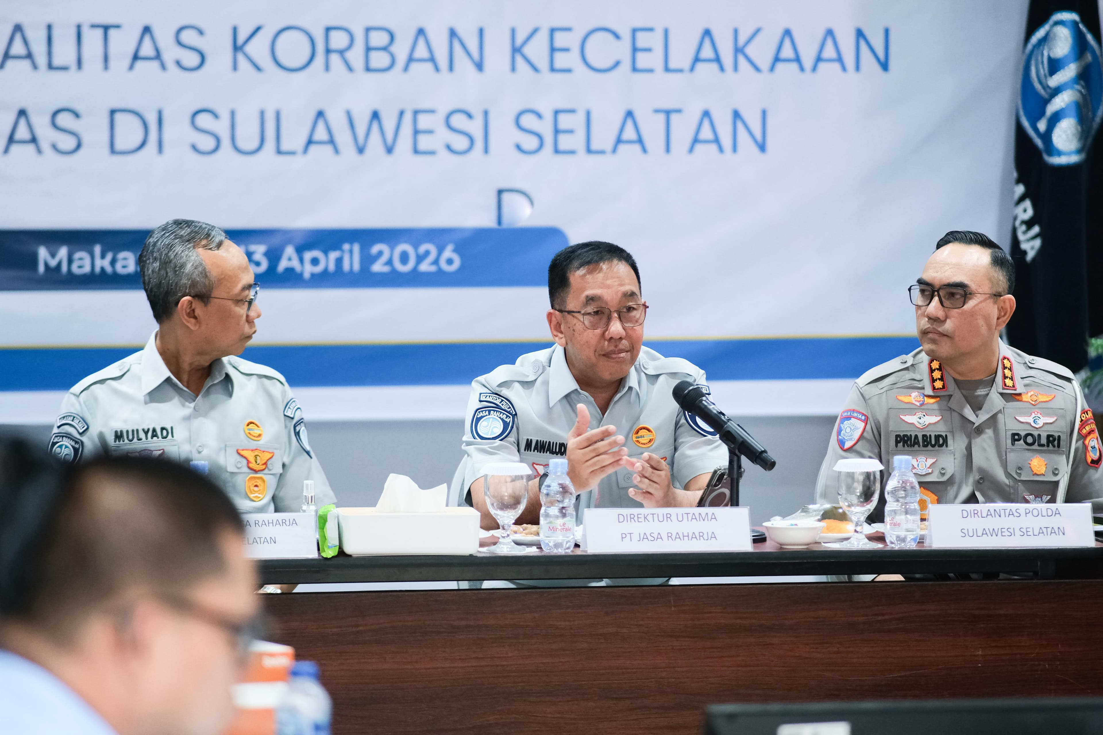 MAKASSAR – Pendekatan keselamatan transportasi perlu bergeser dari yang semula responsif menjadi preventif berbasis data guna menekan angka kecelakaan dan fatalitas korban. Hal tersebut disampaikan Direktur Utama Jasa Raharja, Muhammad Awaluddin, dalam Diskusi Keselamatan Transportasi yang mempertemukan unsur Penta Helix di Makassar, Senin (13/04/2026).
Diskusi yang digelar di Kantor Wilayah Jasa Raharja Sulawesi Selatan tersebut menghadirkan sejumlah narasumber, yakni Dirlantas Polda Sulsel Kombes Pol. Dr. Pria Budi, S.I.K., M.H., serta perwakilan dari Dinas Pendidikan, Dinas Perhubungan, Dinas Kesehatan, BPTD Kelas II Prov. Sulsel, BBPJN Sulsel, Dinas Bina Marga Provinsi Sulsel, DPD Organda Sulsel, PT Makassar Metro Network, RSUP Wahidin Sudirohusodo, RSUP Makassar, komunitas ojek online, serta akademisi dari Universitas Hasanuddin, Universitas Bosowa, Universitas Fajar dan Universitas Handayani. Forum ini menjadi ruang kolaborasi untuk memperkuat upaya pencegahan kecelakaan lalu lintas secara terpadu di wilayah Sulawesi Selatan.
Dalam paparannya, Awaluddin mengungkapkan bahwa berdasarkan data Triwulan I 2026, nilai santunan di Sulawesi Selatan meningkat sebesar 11,14% dibandingkan periode yang sama tahun sebelumnya. Jumlah kejadian kecelakaan lalu lintas juga meningkat sekitar 8% menjadi lebih dari 2.000 kasus.
Secara nasional, data IRSMS Korlantas Polri mencatat lebih dari 151.000 kejadian kecelakaan dengan lebih dari 217.000 korban per tahun, dengan tren yang terus meningkat setiap tahunnya.
Ia menegaskan bahwa peran Jasa Raharja tidak hanya terbatas pada penyaluran santunan, tetapi juga sebagai bagian dari ekosistem pencegahan kecelakaan. Upaya tersebut dilakukan melalui pemetaan titik rawan kecelakaan (blackspot), edukasi tersegmentasi, serta peningkatan kapasitas respons pertama di lapangan.
“Kecelakaan bukan persoalan kehilangan nyawa semata. Sebagian besar yang mengalami kecelakaan adalah usia produktif dan kepala keluarga, sehingga ada perubahan tatanan sosial-ekonomi yang berdampak pada keluarga yang ditinggalkan. Pendekatan saat ini masih sangat dominan pada penanganan, sementara pola kecelakaan terus berulang. Kami ingin mendorong pergeseran dari responsif menjadi preventif melalui kerja sistem yang terintegrasi,” ujarnya.
Sementara itu, Dirlantas Polda Sulsel Kombes Pol. Pria Budi, menyampaikan bahwa meskipun jumlah kecelakaan meningkat 8%, angka fatalitas korban meninggal dunia justru berhasil ditekan sebesar 24%, dari 234 orang pada Triwulan I 2025 menjadi 179 orang pada periode yang sama tahun 2026.Dari data tersebut, sebanyak 74% kecelakaan merupakan kecelakaan tunggal, dengan 78% kendaraan yang terlibat adalah sepeda motor. Kecelakaan paling banyak terjadi pada pukul 15.00–18.00 WITA, umumnya pada kondisi cuaca cerah dan jalan yang baik.
Polda Sulawesi Selatan juga telah memetakan titik rawan kecelakaan di sejumlah wilayah, dengan konsentrasi tertinggi di Makassar, Maros, Barru, dan Pangkep. Selain itu, penegakan hukum didukung oleh 89 unit ETLE yang terdiri dari 14 unit statis dan 74 unit handheld.
“Banyak nyawa yang hilang bukan karena kecelakaan itu sendiri, tetapi karena terlambatnya penanganan awal. Keselamatan tidak hanya berhenti pada pencegahan, tetapi juga pada kualitas penanganan pada saat dan sesaat setelah kecelakaan terjadi. Semakin cepat penanganan dalam golden period, semakin besar peluang korban untuk bertahan hidup,” tegasnya.
Forum tersebut juga menghasilkan sejumlah kesepakatan, antara lain penguatan edukasi interaktif keselamatan berkendara di titik rawan kecelakaan, perluasan program E-PELANTAS ke seluruh kabupaten/kota di Sulawesi Selatan, serta integrasi SIM-RS dengan platform JR Care untuk mempercepat penerbitan Guarantee Letter (GL) bagi korban kecelakaan.
Selain itu, diusulkan pelatihan Pertolongan Pertama Gawat Darurat (PPGD) bagi komunitas pengemudi sebagai first responder, guna menekan fatalitas korban pada masa penanganan awal.
Dari sisi infrastruktur, Dinas Bina Marga Provinsi Sulawesi Selatan merencanakan pemeliharaan dan peningkatan jalan sepanjang 1.000 km pada periode 2025–2027. Sementara Dinas Perhubungan berkomitmen menambah koridor angkutan umum dari dua menjadi tiga koridor.
Jasa Raharja menilai forum kolaboratif seperti ini penting untuk membangun peta jalan keselamatan transportasi berbasis data dan kondisi lokal. Permasalahan keselamatan lalu lintas dinilai tidak dapat diselesaikan secara parsial, melainkan membutuhkan sinergi dan komitmen bersama dari seluruh pemangku kepentingan.