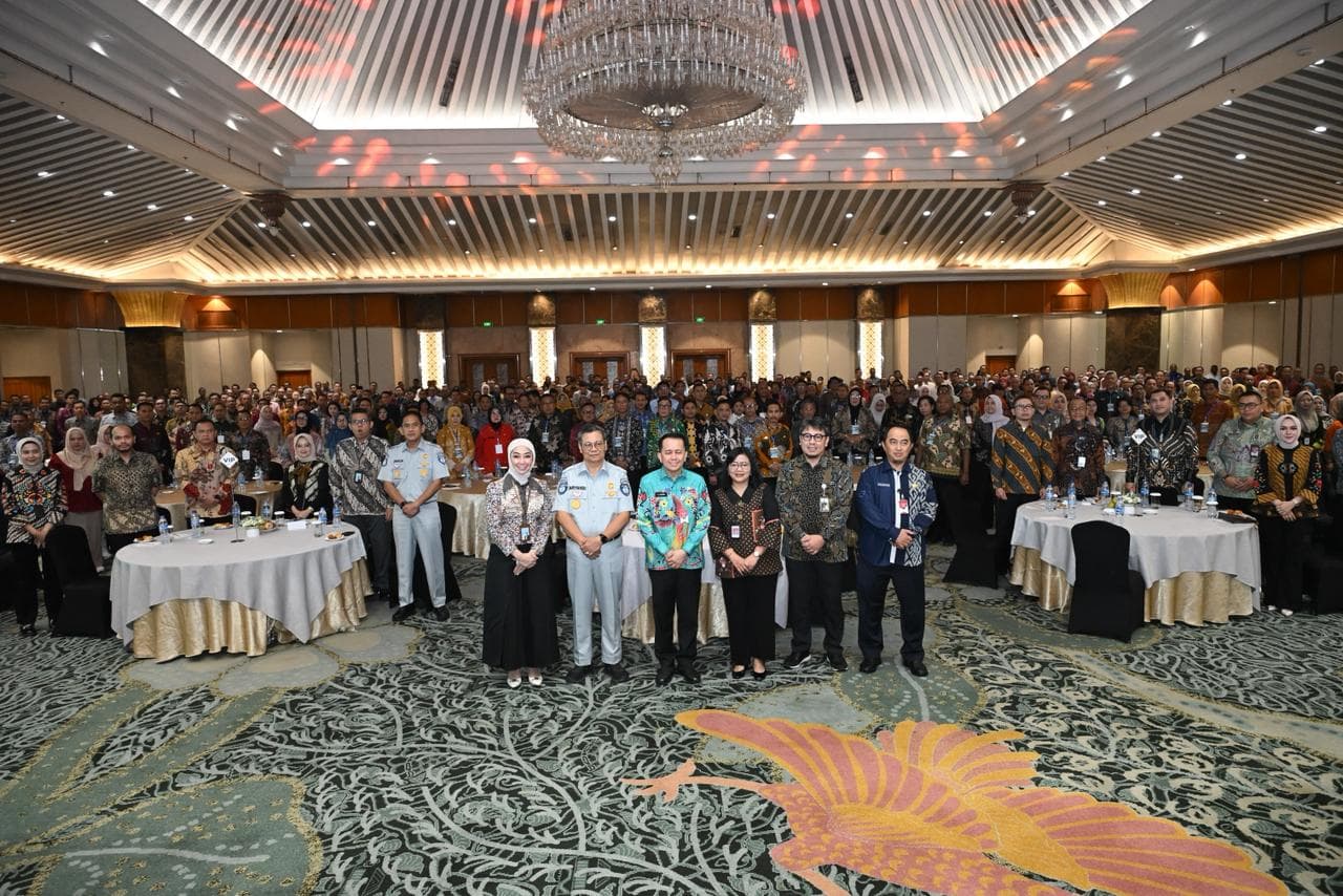 Jakarta, 17 April 2026 — Upaya pemerintah dalam mengakselerasi transformasi pengelolaan pendapatan daerah terus diperkuat melalui kolaborasi lintas sektor. Untuk itu, Jasa Raharja ikut berpartisipasi pada Rapat Koordinasi Nasional Pengelolaan Pendapatan Daerah Tahun 2026 yang digelar di Jakarta, pada Kamis, 16 April 2026. Forum bertema ‘Akselerasi Transformasi dan Implementasi Pemungutan Pajak Daerah dan Retribusi Daerah’ ini menjadi momentum untuk memperkuat sinergi, inovasi, serta efektivitas pemungutan guna mendukung peningkatan penerimaan daerah dan kualitas pelayanan publik.
Direktur Jenderal Bina Keuangan Daerah Kementerian Dalam Negeri RI Dr. Drs. Agus Fatoni, M.Si menekankan pentingnya komitmen bersama dari semua pihak untuk bisa mengawal pendapatan daerah agar lebih maksimal. Hal-hal yang bisa dilakukan adalah intensifikasi sumber-sumber pendapatan daerah, ekstensifikasi pengelolaan sumber-sumber yang belum dioptimalkan, peningkatan sumber daya manusia, digitalisasi sistem kerja, serta inovasi agar kinerja semakin meningkat. Dalam konteks tersebut, kehadiran berbagai pihak dalam rakor ini mencerminkan komitmen bersama bahwa negara hadir dalam memastikan tata kelola pendapatan daerah berjalan optimal, transparan, dan berkelanjutan.
Pada acara ini, Direktur Utama Jasa Raharja Muhammad Awaluddin didampingi oleh Direktur Operasional Jasa Raharja Ariyandi hadir sebagai narasumber untuk memaparkan peran perusahaan dalam ekosistem pengelolaan pendapatan daerah, khususnya melalui penguatan kepatuhan pembayaran Pajak Kendaraan Bermotor (PKB) dan Sumbangan Wajib Dana Kecelakaan Lalu Lintas Jalan (SWDKLLJ).
Awaluddin menyampaikan bahwa Jasa Raharja berperan sebagai enabler dalam mendorong peningkatan kepatuhan melalui integrasi data dan pemanfaatan teknologi. “Kami mengintegrasikan data registrasi kendaraan dengan pembayaran PKB dan SWDKLLJ secara real-time, mengembangkan sistem analitik untuk mengidentifikasi potensi ketidakpatuhan, serta menghadirkan early warning system agar intervensi dapat dilakukan lebih dini,” jelasnya.
Lebih lanjut, ia menambahkan bahwa pendekatan berbasis data menjadi kunci dalam menciptakan sistem yang tidak hanya menekankan kewajiban, tetapi juga kemudahan dan kepercayaan. “Kepatuhan tidak hanya dibentuk oleh kewajiban, tetapi oleh bagaimana sistem yang kita bangun mampu menghadirkan kemudahan, keterhubungan, dan kepercayaan secara berkelanjutan,” ujarnya, merujuk kepada strategi yang dipaparkan dalam forum tersebut .
Melalui peran tersebut, Jasa Raharja juga memperkuat koordinasi lintas sektor bersama Kepolisian, Badan Pendapatan Daerah, dan mitra Samsat di seluruh Indonesia. Implementasi sistem host-to-host yang telah terhubung di 36 provinsi menjadi fondasi penting dalam memastikan validitas data dan meningkatkan efektivitas pemungutan. Upaya ini sejalan dengan semangat transformasi digital yang didorong oleh pemerintah dan ekosistem Danantara Indonesia dalam memperkuat tata kelola BUMN yang adaptif dan berorientasi pada pelayanan prima.
Selain itu, sebagai penyelenggara asuransi kecelakaan Jasa Raharja, perusahaan terus menghadirkan inovasi layanan yang memberikan kemudahan bagi masyarakat sekaligus memperkuat perlindungan dasar bagi pengguna jalan. Komitmen ini diwujudkan melalui berbagai inisiatif yang berfokus pada peningkatan kualitas pelayanan publik dengan prinsip melayani sepenuh hati.
Partisipasi dalam Rapat Koordinasi Nasional Pengelolaan Pendapatan Daerah Tahun 2026 ini menegaskan komitmen Jasa Raharja untuk terus berinovasi dan berkolaborasi dalam mendukung penguatan sistem pengelolaan pendapatan daerah. Sinergi lintas sektor diharapkan mampu mendorong peningkatan kepatuhan secara berkelanjutan, sekaligus menghadirkan pelayanan publik yang lebih efektif, transparan, dan berorientasi pada kebutuhan masyarakat.