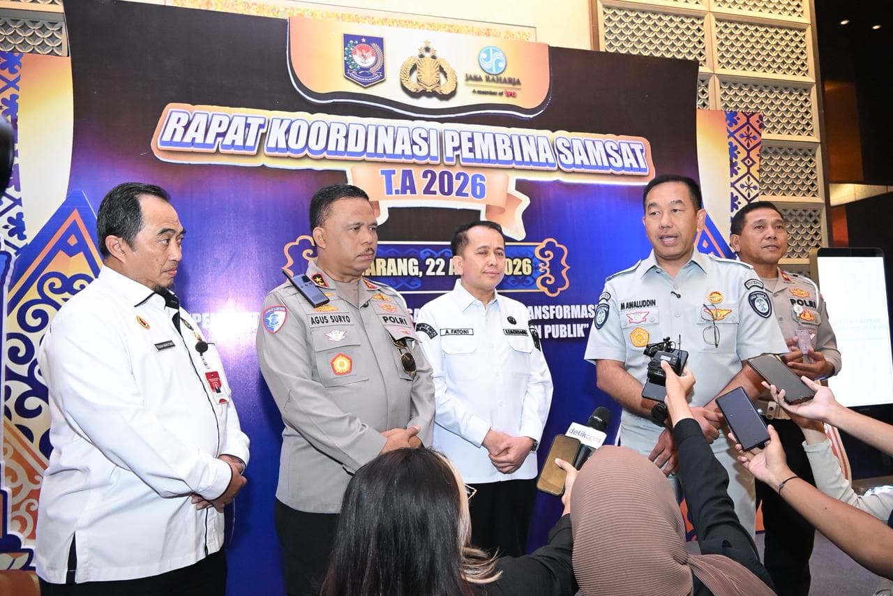 Semarang, 22 April 2026 – Upaya mempercepat transformasi digital layanan Samsat kian diperkuat melalui Rapat Koordinasi (Rakor) Pembina Samsat Tahun Anggaran 2026 di Semarang, Jawa Tengah, yang berlangsung pada hari ini (22/4). Dalam forum nasional ini, Jasa Raharja menegaskan komitmennya untuk menghadirkan pelayanan publik yang lebih mudah, cepat, dan terintegrasi dengan semangat melayani sepenuh hati, sekaligus menjawab tuntutan masyarakat akan layanan yang semakin modern dan responsif.
Rakor ini mengusung tema Penguatan Sinergi Pembina Samsat Melalui Transformasi Digital Guna Meningkatkan Kualitas Layanan Publik dan dihadiri oleh perwakilan dari tiga pilar Samsat, yaitu Polri, Kementerian Dalam Negeri dan Jasa Raharja, dari seluruh Indonesia.
Kegiatan ini dibuka oleh Kakorlantas Polri Irjen Pol. Drs. Agus Suryonugroho, S.H., M.Hum., serta dihadiri oleh Direktur Utama Jasa Raharja Muhammad Awaluddin dan Direktur Jenderal Bina Keuangan Daerah Kementerian Dalam Negeri RI Dr. Drs. Agus Fatoni, M.Si. Rakor juga diikuti oleh seluruh Tim Pembina Samsat (TPS) Provinsi yang terdiri dari Dirlantas Polda, Kepala Bapenda, serta Kepala Kantor Wilayah Jasa Raharja di seluruh Indonesia.
Saat membuka acara, Kakorlantas Polri Irjen Pol. Agus Suryonugroho menekankan pentingnya menjaga sinergi tiga pilar Samsat serta memastikan pelayanan kepada masyarakat berjalan optimal. Ia menyampaikan, “Transformasi pelayanan publik harus terus didorong. Jangan sampai masyarakat yang mau bayar pajak mengalami kesulitan. Sinergi tiga pilar harus dijaga agar tidak terjadi konflik.”
Agus juga menegaskan bahwa digitalisasi menjadi langkah penting dalam meningkatkan kualitas layanan, sekaligus mendorong kesiapan sumber daya manusia yang mampu mendukung implementasi teknologi di lingkungan Samsat.
Sebagai bagian dari BUMN yang tergabung dalam ekosistem Danantara Indonesia, Jasa Raharja terus mendorong inovasi layanan yang memberikan kemudahan bagi masyarakat. Direktur Utama Jasa Raharja Muhammad Awaluddin menegaskan bahwa transformasi digital merupakan kunci dalam meningkatkan kualitas layanan ke depan. Untuk itu, Jasa Raharja menginisiasi tiga poin penting, yaitu integrasi data, perubahan pola layanan menjadi proaktif, serta menghadirkan layanan yang tanpa hambatan bagi masyarakat.
“Bagaimana menyatukan data dan mengintegrasikan data sehingga menjadi satu kesatuan, menjadi integrasi aksi. Kemudian, bagaimana pola-pola yang sebelumnya masih bersifat reaktif dan juga pasif, berubah menjadi proaktif. Serta layanan-layanan yang memang seamless, mudah, presisi, cepat, dan juga murah,” jelasnya.
Lebih lanjut, Awaluddin menambahkan bahwa langkah tersebut merupakan bagian dari upaya berkelanjutan untuk meningkatkan kualitas layanan Samsat secara menyeluruh dan berkelanjutan.
Dirjen Bina Keuangan Daerah Kemendagri Agus Fatoni dalam sambutannya turut menekankan pentingnya inovasi layanan yang murah, mudah, dan cepat untuk meningkatkan kepatuhan masyarakat dalam membayar pajak kendaraan. Berbagai terobosan seperti Samsat keliling, Samsat malam, hingga layanan jemput bola dinilai menjadi strategi efektif dalam meningkatkan pendapatan daerah.
Selanjutnya di acara tersebut, dilakukan penandatanganan Komitmen dan Program Kerja Pembina Samsat Tahun 2026. Kolaborasi ini diharapkan memperkuat integrasi data serta menghadirkan layanan yang lebih efektif dan efisien bagi masyarakat.
Transformasi ini menjadi bukti bahwa negara hadir dalam memberikan kemudahan layanan kepada masyarakat dalam melakukan administrasi kendaraan dan pembayaran pajak, sekaligus memastikan perlindungan sosial yang optimal. Sebagai salah satu dari tiga pilar Samsat, Jasa Raharja akan terus menghadirkan pelayanan prima yang lebih efektif, transparan, dan berorientasi pada kebutuhan masyarakat.