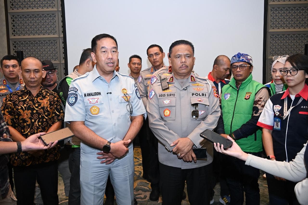 Semarang, 22 April 2026 — Jasa Raharja terus melayani dengan sepenuh hati dengan memastikan perlindungan optimal bagi masyarakat pengguna transportasi umum, termasuk melalui penguatan kolaborasi dengan komunitas ojek online (ojol) di berbagai daerah. Komitmen ini ditunjukkan melalui kehadiran Jasa Raharja dalam forum silaturahmi yang melibatkan perwakilan pengemudi ojol dari 12 Polda, yang berlangsung di sela-sela Rapat Koordinasi (Rakor) Pembina Samsat Tahun Anggaran 2026 di Semarang pada hari ini (22/4).
Pada forum silaturahmi yang diinisiasi dan difasilitasi oleh Kakorlantas Polri Irjen Pol. Drs. Agus Suryonugroho, S.H., M.Hum ini, Direktur Utama Jasa Raharja Muhammad Awaluddin turut hadir bersama Dirkamsel Korlantas Polri Brigjen Pol. Prianto, Dirgakkum Korlantas Polri Brigjen Pol. Faizal, serta Kabag Ops Korlantas Polri Kombes Pol. Aries Syahbudin.
Sebagai BUMN yang menjadi bagian dari ekosistem Danantara Indonesia, Jasa Raharja terus menghadirkan pelayanan prima melalui berbagai upaya kolaboratif, termasuk dalam membangun budaya tertib berlalu lintas masyarakat. Melalui forum ini, Jasa Raharja mendorong peran aktif seluruh stakeholder, termasuk komunitas ojol sebagai mitra dalam menciptakan sistem keselamatan transportasi yang lebih terintegrasi dan berkelanjutan.
Dalam sambutannya, Kakorlantas Polri Irjen Pol. Agus Suryonugroho menegaskan pentingnya pembentukan wadah kolaboratif bagi para pengemudi ojol di seluruh Indonesia. Ia menyampaikan bahwa kehadiran asosiasi ojol berskala nasional diharapkan dapat menjadi mitra dalam membangun budaya tertib berlalu lintas dan meningkatkan keselamatan di jalan.
“Kami mendorong terbentuknya asosiasi ojol nusantara sebagai wadah komunikasi, edukasi, dan kolaborasi dalam upaya meningkatkan keselamatan berlalu lintas secara berkelanjutan,” ujarnya.
Sementara itu, Direktur Utama Jasa Raharja Muhammad Awaluddin menyampaikan apresiasi atas inisiatif yang dinilai sejalan dengan berbagai kolaborasi yang telah dijalankan di sejumlah wilayah. Ia menegaskan bahwa forum ini menjadi bukti nyata bahwa sinergi keselamatan transportasi tidak hanya berhenti pada konsep, tetapi juga diwujudkan dalam aksi nyata di lapangan.
“Jasa Raharja mengapresiasi inisiatif ini karena seperti gayung bersambut dengan kolaborasi yang sebelumnya telah terbangun di beberapa Polda. Forum ini memperkuat bahwa sinergi keselamatan transportasi bukan hanya konsep di atas kertas, tetapi benar-benar diwujudkan melalui kolaborasi nyata di lapangan,” ujarnya.
Lebih lanjut, Awaluddin menjelaskan bahwa Jasa Raharja telah menyiapkan sejumlah program yang akan disinergikan bersama Korlantas Polri, salah satunya terkait penanggulangan gawat darurat pada peristiwa kecelakaan lalu lintas. Program ini bertujuan untuk menekan tingkat fatalitas korban melalui respons cepat pada fase krusial pascakecelakaan. Kolaborasi ini juga difasilitasi dengan sistem digital, yaitu platform digital JRku yang dapat diunduh dan diinstal oleh para pengemudi ojol.
“Melalui platform JRku, para pengemudi ojol dapat menjadi bagian dari ekosistem keselamatan dengan melaporkan kejadian kecelakaan secara cepat. Hal ini diharapkan dapat membantu mempercepat penanganan dalam golden period dan menurunkan tingkat fatalitas korban,” tambah Awaluddin.
Sebagai bagian dari komitmen berkelanjutan, Jasa Raharja terus memperkuat pelayanan publik melalui kolaborasi lintas sektor, termasuk bersama komunitas pengemudi ojol, dalam mendukung percepatan penanganan kecelakaan serta optimalisasi manfaat asuransi kecelakaan Jasa Raharja. Upaya ini menjadi wujud pelayanan prima sekaligus menegaskan bahwa negara hadir dalam membangun ekosistem keselamatan transportasi yang lebih responsif, terintegrasi, dan berkelanjutan.