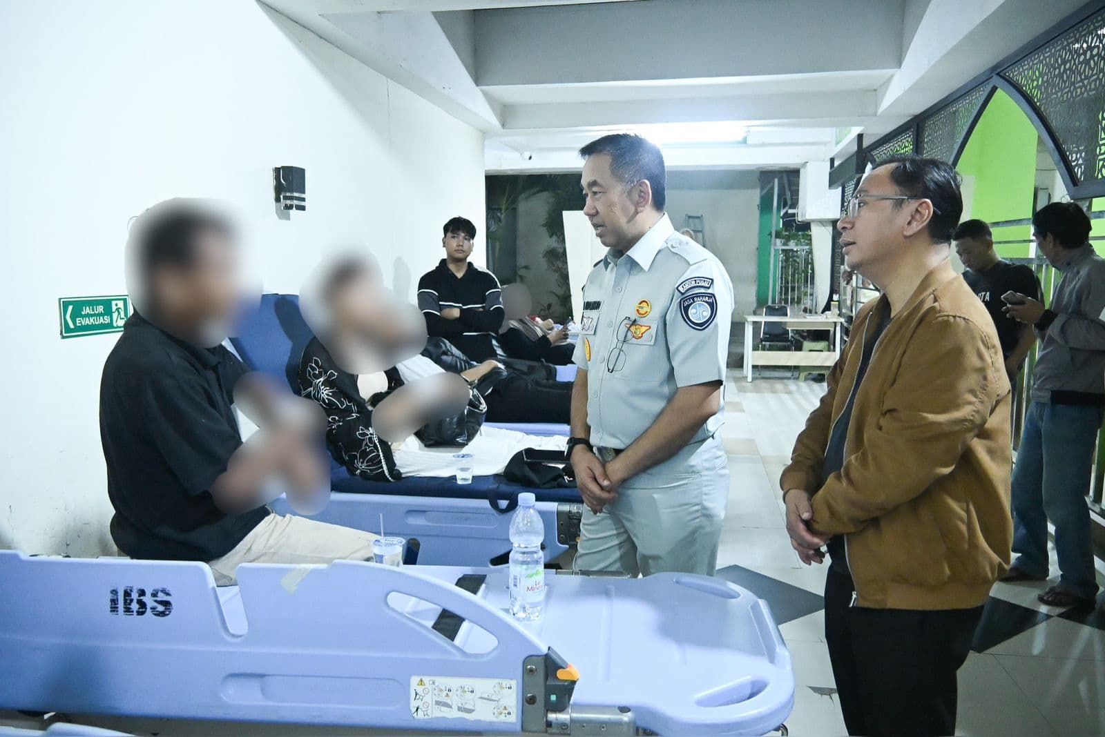 Jakarta, 27 April 2026 – Jasa Raharja memastikan seluruh korban kecelakaan kereta api yang terjadi di Stasiun Bekasi Timur, Jawa Barat, pada Senin malam (27/4), mendapatkan jaminan sesuai ketentuan yang berlaku. Sesuai dengan ketentuan UU Nomor 33 Tahun 1964 dalam memberikan perlindungan dasar bagi penumpang, Jasa Raharja bergerak cepat melakukan penanganan di lokasi kejadian.
Peristiwa tersebut melibatkan kereta api commuter line yang sedang berhenti di lintasan dan kereta api jarak jauh yang datang dari arah belakang. Sejak menerima laporan, petugas Jasa Raharja langsung berkoordinasi dengan pihak kepolisian, PT KAI, serta rumah sakit tempat korban dirawat. Langkah cepat ini dilakukan untuk memastikan seluruh korban memperoleh penanganan medis dengan jaminan biaya perawatan, serta proses pendataan berjalan secara akurat.
Petugas Jasa Raharja juga langsung turun ke lokasi kejadian dan fasilitas kesehatan guna melakukan pendataan serta mempercepat proses penjaminan. Kehadiran petugas di lapangan merupakan bagian dari komitmen negara untuk hadir dalam setiap musibah yang dialami masyarakat.
Direktur Utama Muhammad Awaluddin menyampaikan bahwa Jasa Raharja memastikan seluruh hak korban terpenuhi sesuai peraturan yang berlaku. “Jasa Raharja hadir untuk memastikan setiap korban kecelakaan mendapatkan perlindungan dasar secara cepat dan tepat. Kami telah menginstruksikan jajaran untuk segera melakukan pendataan dan menjamin korban yang dirawat di rumah sakit, serta memastikan seluruh korban memperoleh haknya sesuai ketentuan yang berlaku” ujarnya.
Ia juga menegaskan bahwa sinergi dengan berbagai pihak akan terus diperkuat guna memastikan penanganan korban berjalan optimal dan humanis.
Melalui kolaborasi yang solid dengan seluruh pemangku kepentingan, Jasa Raharja berkomitmen untuk terus memberikan pelayanan terbaik dalam rangka perlindungan dasar bagi masyarakat.