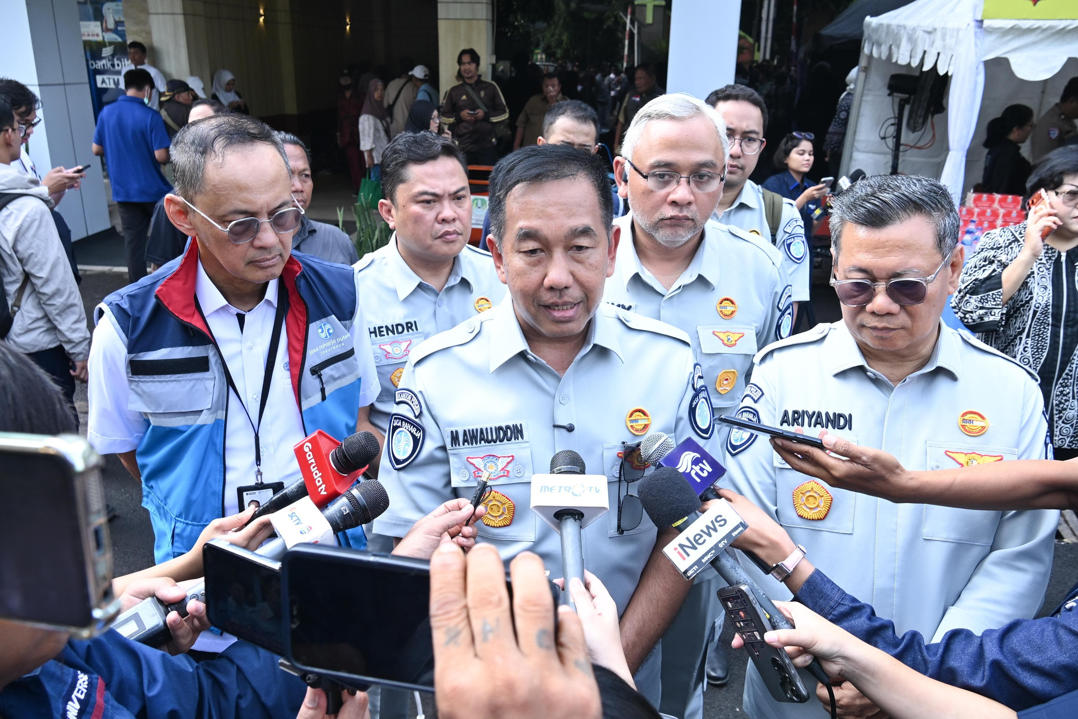 Jakarta, 28 April 2026 – PT Jasa Raharja memastikan kehadiran negara dalam memberikan perlindungan bagi korban kecelakaan yang melibatkan Kereta Rel Listrik (KRL) dan kereta jarak jauh di kawasan Bekasi. Hal ini ditegaskan melalui kunjungan Direktur Utama Jasa Raharja, Muhammad Awaluddin, ke sejumlah rumah sakit tempat korban dirawat, bersamaan dengan kunjungan Presiden Prabowo, pada Selasa (28/4).
Kunjungan dilakukan ke RSUD Bekasi dan RS Primaya Timur, untuk memastikan seluruh korban mendapatkan penanganan medis secara optimal serta proses penjaminan berjalan cepat tanpa kendala administratif. Hingga saat ini, Jasa Raharja telah berkoordinasi dengan berbagai pihak, termasuk rumah sakit, kepolisian, dan operator perkeretaapian, guna mempercepat penanganan korban.
Kunjungan tersebut juga dihadiri, antara lain Menteri Perhubungan Dudy Purwagandhi, Dirut PT KAI (Persero) Bobby Rasyidin, Walkot bekasi Dr. Tri Adhianto Tjahyono, Pangdam Jaya Letjen TNI Deddy Suryadi, Kapolda Jabar, Irjen Pol. Rudi Setiawan, Dirut RSUD Bekasi Dr. dr. Ellya Niken Prastiwi, MKM, MARS, Direktur Operasional Jasa Raharja Ariyandi, dan Dirut PT Jasaraharja Putera.
Direktur Utama Jasa Raharja, Muhammad Awaluddin, menyampaikan keprihatinan mendalam atas peristiwa kecelakaan tersebut. “Kami dari Jasa Raharja menyampaikan turut berduka atas kecelakaan yang terjadi. Sejak awal kejadian, kami telah berkoordinasi untuk memastikan bahwa negara hadir memberikan perlindungan dasar bagi masyarakat yang menjadi korban,” ujarnya.
Ia menegaskan bahwa seluruh korban, baik meninggal dunia maupun luka-luka, dijamin oleh Jasa Raharja sesuai Undang-Undang Nomor 33 Tahun 1964. “Oleh karena itu, kami memastikan seluruh korban mendapatkan jaminan perlindungan dasar. Untuk korban meninggal dunia, santunan akan kami serahkan secepat mungkin. Saat ini kami terus berkoordinasi dengan seluruh pihak terkait, termasuk keluarga korban, agar proses dapat berjalan cepat dan tepat,” jelasnya.
Jasa Raharja telah menerbitkan surat jaminan (guarantee letter) kepada delapan rumah sakit yang menangani korban. “Kami terus memonitor perkembangan di lapangan karena masih dimungkinkan adanya tambahan korban yang dirujuk ke rumah sakit lainnya,” tambah Awaluddin.
Hingga saat ini, data sementara mencatat paling tidak 7 korban meninggal dunia serta 79 korban luka-luka yang masih dalam penanganan di berbagai rumah sakit. Jasa Raharja secara aktif terus melakukan monitoring terhadap perkembangan kondisi korban, sekaligus memastikan proses administrasi santunan berjalan cepat dan tepat sasaran.
Untuk korban meninggal dunia, santunan dasar yang diserahkan sebesar Rp50 juta sesuai ketentuan. Selain itu, melalui anak perusahaan Jasaraharja Putera yang bekerja sama dengan PT KAI, akan diberikan santunan tambahan sebesar Rp40 juta.
Sementara itu, untuk korban luka-luka, Jasa Raharja menjamin biaya perawatan di rumah sakit hingga maksimal Rp20 juta sesuai ketentuan. Adapun Jasaraharja Putera juga memberikan tambahan jaminan hingga Rp30 juta.
“Kami juga menyampaikan terima kasih atas kolaborasi dan sinergi seluruh instansi yang telah membantu percepatan penanganan korban. Prinsip kami, tidak boleh ada korban yang tertunda penanganannya,” tutup Awaluddin.