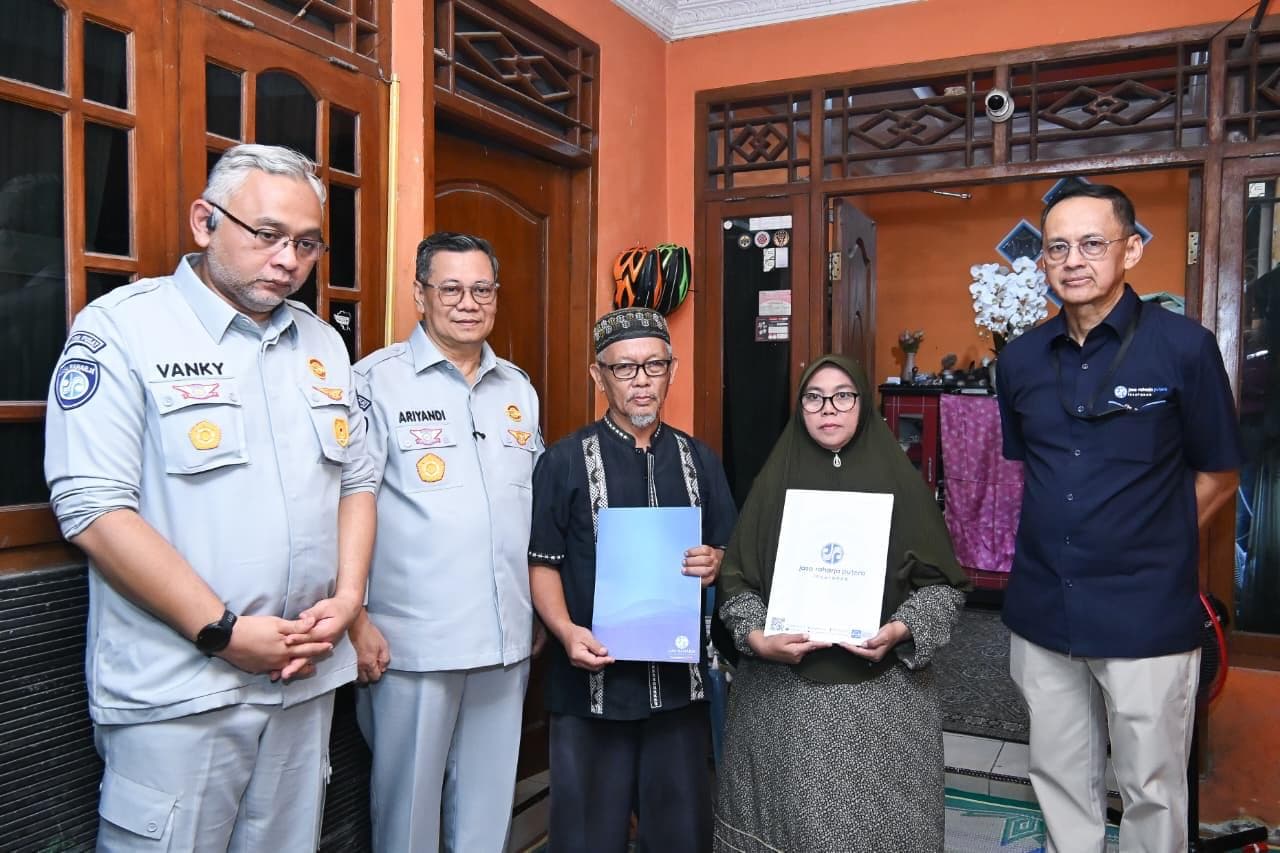 Jakarta, 29 April 2026 – PT Jasa Raharja terus mempercepat penyelesaian santunan bagi korban kecelakaan KRL dengan kereta api jarak jauh yang terjadi di Bekasi pada Senin, 27 April 2026. 16 korban meninggal dunia dan seluruh korban luka-luka telah mendapatkan jaminan perawatan melalui penerbitan surat jaminan (guarantee letter) di rumah sakit.
Direktur Operasional Jasa Raharja, Ariyandi, menyampaikan bahwa santunan korban meninggal dunia sudah diserahkan kepada seluruh ahli waris. “Jasa Raharja berkomitmen untuk memastikan seluruh santunan korban kecelakaan dapat diselesaikan dengan cepat, tepat, dan transparan,” ujarnya, usai penyerahan santunan kepada ahli waris korban meninggal dunia, Nur Ainia Eka Rahmadhyna di Bekasi.
Ia menambahkan bahwa koordinasi dengan berbagai pihak terus dilakukan, termasuk dengan rumah sakit, kepolisian, serta keluarga korban, guna memastikan tidak ada hambatan dalam proses penyelesaian santunan. “Setiap korban memiliki hak yang harus dipenuhi. Oleh karena itu, kami terus melakukan pendampingan kepada ahli waris agar proses administrasi dapat segera diselesaikan,” tambah Ariyandi.
Ariyandi mengatakan, penyerahan santunan ini merupakan bentuk kehadiran negara dalam memberikan perlindungan dasar kepada masyarakat. “Mudah-mudahan santunan ini dapat bermanfaat bagi keluarga. Dan tentunya kami menyampaikan duka cita serta mendoakan semoga keluarga diberikan ketabahan,” ungkapnya.
Lebih lanjut Ariyandi menyampaikan bahwa masing-masing ahli waris korban meninggal dunia menerima santunan sebesar Rp50 juta sesuai ketentuan. Selain itu, melalui kerja sama dengan Jasaraharja Putera dan PT KAI, diberikan tambahan santunan sebesar Rp40 juta. Sementara itu, untuk korban luka-luka, Jasa Raharja menjamin biaya perawatan hingga maksimal Rp20 juta, serta tambahan jaminan hingga Rp30 juta dari Jasaraharja Putera.