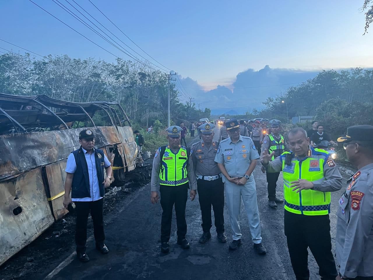Jakarta, 6 Mei 2026 – Jasa Raharja memastikan seluruh korban kecelakaan lalu lintas yang melibatkan Bus ALS dan truk tangki minyak di Jalan Lintas Sumatera Simpang Danau, Kecamatan Karang Jaya, Kabupaten Musi Rawas Utara, Sumatera Selatan, pada Rabu (6/5), mendapatkan jaminan sesuai ketentuan yang berlaku.
Kecelakaan tersebut melibatkan satu unit Bus ALS R6 dengan nomor polisi BK- 7451-DL dan satu unit truk tangki minyak yang identitas kendaraannya masih dalam proses pendataan oleh pihak kepolisian. Berdasarkan data sementara, kejadian tersebut mengakibatkan 16 korban meninggal dunia dan 4 orang luka-luka.
Sejak menerima informasi kejadian, petugas Jasa Raharja Kantor Wilayah Sumatera Selatan langsung bergerak cepat menuju lokasi kejadian untuk membantu proses evakuasi korban serta melakukan koordinasi dengan Unit Laka Lantas guna proses penerbitan laporan polisi. Petugas Jasa Raharja juga mendatangi rumah sakit tempat korban dirawat untuk memastikan penanganan dan penjaminan korban berjalan dengan baik.
Direktur Utama Jasa Raharja, Muhammad Awaluddin, menyampaikan bahwa Jasa Raharja memastikan seluruh korban yang terjamin memperoleh hak santunan dan jaminan perawatan sesuai ketentuan Undang-Undang Nomor 33 dan 34 Tahun 1964. “Jasa Raharja hadir untuk memastikan korban kecelakaan lalu lintas memperoleh perlindungan dasar secara cepat dan tepat. Kami telah menginstruksikan seluruh jajaran untuk bergerak cepat melakukan pendataan, koordinasi dengan rumah sakit dan pihak terkait, serta memastikan seluruh korban memperoleh haknya sesuai ketentuan yang berlaku,” ujarnya.
Petugas Jasa Raharja juga telah menerbitkan dan menyerahkan surat jaminan (guarantee letter) kepada RSUD Rupit Muratara guna mempercepat penanganan medis korban luka-luka. Selain itu, petugas Jasa Raharja turut melakukan pendataan korban dan ahli waris untuk memastikan proses penyerahan santunan bagi korban meninggal dunia dapat dilakukan secara cepat dan tepat sesuai ketentuan yang berlaku.
Jasa Raharja turut menyampaikan duka cita mendalam atas musibah tersebut dan berkomitmen untuk terus memberikan pelayanan terbaik sebagai wujud kehadiran negara dalam memberikan perlindungan dasar kepada masyarakat.