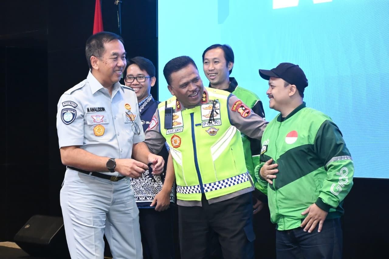 JAKARTA – PT Jasa Raharja menggelar kegiatan “Ngobrol Keselamatan Lalu Lintas bareng Komunitas” dengan menghadirkan Korlantas Polri sebagai narasumber, sebagai upaya memperkuat sinergi dan membangun budaya keselamatan berlalu lintas di kalangan komunitas pengemudi online maupun konvensional.
Kegiatan ini menjadi ruang diskusi sekaligus edukasi yang melibatkan berbagai pemangku kepentingan dalam ekosistem keselamatan jalan raya. Mulai dari aparat kepolisian, rumah sakit, hingga komunitas pengemudi yang setiap hari berada di jalan.
Direktur Utama PT Jasa Raharja, Muhammad Awaluddin, menyampaikan bahwa komunitas pengemudi memiliki peran penting dalam membangun kesadaran keselamatan berlalu lintas di tengah masyarakat. Menurutnya, para pengemudi yang setiap hari berada di jalan juga dapat menjadi bagian penting dalam mempercepat penyampaian informasi saat terjadi kecelakaan lalu lintas.
Dalam kegiatan tersebut, Jasa Raharja menyosialisasikan fitur Lapor Laka pada aplikasi JRKu sebagai bagian dari transformasi digital pelayanan publik perusahaan. Fitur tersebut dihadirkan untuk mempermudah masyarakat melaporkan kecelakaan lalu lintas secara cepat dan terintegrasi sehingga mendukung percepatan penanganan korban. “Penanganan golden periode bisa jadi titik krusial untuk tekan fatalitas korban laka lantas. Dan komunitas yang setiap hari berada di jalan raya bisa menjadi first responder untuk memberikan informasi inlebih cepat,” ujar Awaluddin.
Kehadiran fitur ini juga diharapkan dapat menjadi solusi bagi masyarakat maupun keluarga korban yang mengalami kebingungan saat kecelakaan terjadi. Terutama terkait langkah awal yang harus dilakukan untuk mendapatkan penanganan dan informasi layanan secara cepat.
“Melalui kegiatan ini, kami ingin membangun kolaborasi bersama komunitas pengemudi sebagai bagian dari budaya keselamatan di jalan raya. Semakin cepat informasi diterima, semakin cepat pula penanganan dapat dilakukan. Karena itu, kami terus memperkuat transformasi digital pelayanan agar masyarakat memperoleh layanan yang lebih cepat, mudah, dan responsif,” ujar Awaluddin.
Pada kesempatan yang sama, Irjen Pol. Agus Suryo Nugroho menegaskan bahwa keselamatan lalu lintas membutuhkan keterlibatan seluruh elemen masyarakat, termasuk komunitas pengemudi yang menjadi garda terdepan di jalan raya. Menurutnya, keselamatan berlalu lintas tidak bisa dibangun sendiri. Dibutuhkan kolaborasi semua pihak, termasuk komunitas pengemudi yang setiap hari berada di jalan dan memiliki kedekatan langsung dengan masyarakat.
“Fitur Lapor Laka di aplikasi JRKu ini sangat bagus dalam lompatan layanan digital, tinggal nanti kita bisa sama-sama sempurnakan. Intinya, bagaimana kita bisa melayani masyarakat secara bersama-sama. Karena keselamatan terhadap jiwa orang adalah tugas kita bersama. Kami yakin kolaborasi kita semua akan semakin terkoordinasi dengan baik,” ujar Agus.
Dukungan terhadap inisiatif tersebut juga disampaikan Direktur Nonmedik RS Husada, dr. Fushen, M.H., M.M., FISQua. Menurutnya, percepatan informasi kecelakaan sangat membantu rumah sakit dalam mempersiapkan penanganan medis terhadap korban.
“Kami menyambut baik fitur Lapor Laka ini, karena yang kami lihat ini akan memotong banyak waktu yang mengefisienkan pelayanan pada pasien atau korban dalam golden period. Sehingga itu akan memperbesar kemungkinan keberhasilan pelayanan medis terhadap korban,” ujar Fushen.
Sementara itu, perwakilan mitra pengemudi online dan konvensional menyambut baik sosialisasi fitur tersebut. Mereka menilai fitur Lapor Laka JRKu dapat membantu pengemudi berkontribusi lebih cepat dalam proses pelaporan kecelakaan di lapangan. “Sangat mendukung dengan adanya fitur di aplikasi JRKu ini. Semoga JRKu bermanfaat bagi masyarakat,” ujar Dwi Susanti, salah satu perwakilan mitra pengemudi online.
Kegiatan ini juga dihadiri oleh seluruh Direksi Jasa Raharja, Direktur Administrasi dan Keuangan RS Pelni Fauziah Ferryna, perwakilan Rumah Sakit Polri Tingkat I Kramat Jati melalui Kabid Yanmedwat Kombes Pol. dr. Budi Satria, M.Sc., Sp.PD, perwakilan komunitas pengemudi dari Gojek, Grab, Maxim, inDrive, Xanh SM, dan Bluebird Group, serta Kepala Pusat Krisis dan Kegawatdaruratan Kesehatan Daerah.