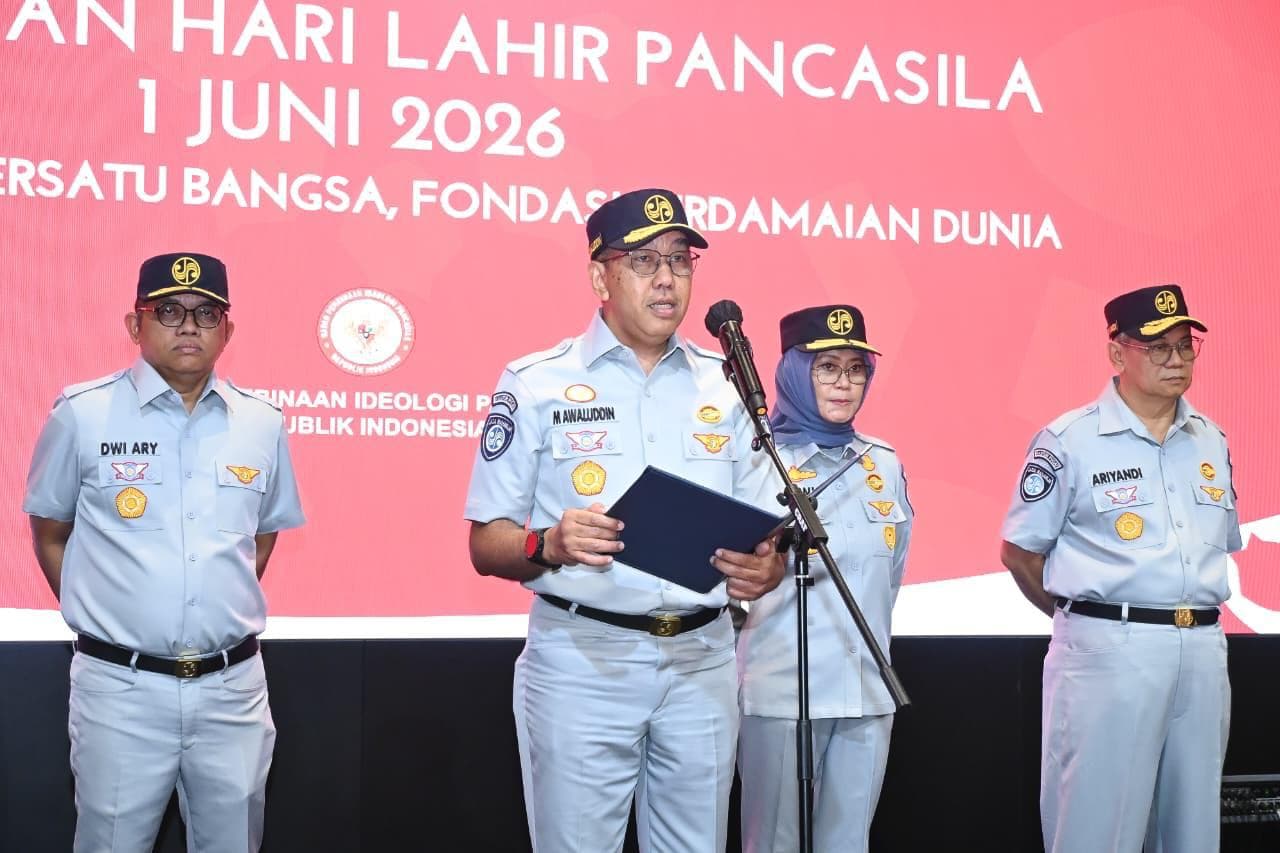 JAKARTA, 1 Juni 2026 – Peringatan Hari Lahir Pancasila Tahun 2026 menjadi momentum bagi PT Jasa Raharja untuk meneguhkan komitmen dalam menjalankan amanah negara memberikan perlindungan dasar kepada masyarakat. Mengusung tema “Pancasila Pemersatu Bangsa, Fondasi Perdamaian Dunia”, peringatan tahun ini mengingatkan pentingnya menjadikan nilai-nilai kemanusiaan, persatuan, dan keadilan sosial sebagai landasan dalam setiap aspek kehidupan berbangsa, termasuk dalam penyelenggaraan pelayanan publik.
Sebagai BUMN yang memberikan perlindungan dasar bagi korban kecelakaan lalu lintas dan angkutan umum, Jasa Raharja memandang bahwa nilai-nilai Pancasila tidak hanya menjadi pedoman dalam kehidupan bernegara, tetapi juga menjadi dasar dalam menghadirkan pelayanan yang memberikan manfaat nyata bagi masyarakat.
Melalui penguatan sistem pelayanan yang terintegrasi, kolaborasi lintas sektor, serta pemanfaatan teknologi digital, Jasa Raharja terus berupaya memastikan masyarakat memperoleh hak perlindungan secara cepat, tepat, dan mudah diakses. Direktur Utama Jasa Raharja, Muhammad Awaluddin, mengatakan bahwa semangat Pancasila memiliki relevansi yang kuat dengan tugas dan fungsi Jasa Raharja sebagai perpanjangan tangan negara dalam memberikan perlindungan kepada masyarakat yang mengalami musibah kecelakaan.
"Nilai kemanusiaan dan keadilan sosial yang terkandung dalam Pancasila menjadi landasan bagi kami dalam menjalankan amanah perusahaan. Setiap pelayanan yang kami berikan pada dasarnya adalah bentuk kehadiran negara untuk memastikan masyarakat mendapatkan perlindungan ketika menghadapi risiko kecelakaan lalu lintas," ujarnya.
Menurut Awaluddin, semangat persatuan dan gotong royong juga tercermin dalam berbagai sinergi yang dibangun Jasa Raharja bersama Korlantas Polri, Kementerian Perhubungan, pemerintah daerah, rumah sakit, serta berbagai pemangku kepentingan lainnya. Kolaborasi tersebut menjadi bagian penting dalam memperkuat pelayanan sekaligus mendorong upaya pencegahan kecelakaan melalui edukasi dan peningkatan kesadaran keselamatan berlalu lintas di tengah masyarakat.
Selain memberikan santunan kepada korban kecelakaan yang berhak, Jasa Raharja secara konsisten mendukung berbagai program keselamatan transportasi sebagai upaya menekan angka kecelakaan dan mengurangi dampak sosial yang ditimbulkan. Langkah tersebut sejalan dengan semangat Pancasila yang menempatkan keselamatan dan kesejahteraan masyarakat sebagai bagian penting dalam pembangunan bangsa.
"Pancasila mengajarkan bahwa kepedulian terhadap sesama harus diwujudkan melalui tindakan nyata. Karena itu, kami akan terus memperkuat kualitas pelayanan dan memperluas kolaborasi dengan berbagai pihak agar manfaat kehadiran Jasa Raharja dapat dirasakan semakin luas oleh masyarakat," kata Awaluddin.
Dalam momentum Hari Lahir Pancasila 2026, Jasa Raharja berkomitmen untuk terus meningkatkan kualitas pelayanan yang responsif, inklusif, dan berorientasi pada kebutuhan masyarakat. Melalui semangat tersebut, Jasa Raharja berharap dapat terus berkontribusi dalam mewujudkan Indonesia yang lebih aman, berkeadilan, dan menjunjung tinggi nilai-nilai luhur Pancasila.
