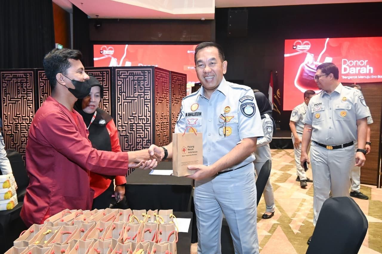 Jakarta, 17 Juni 2026 – Jasa Raharja menyelenggarakan kegiatan donor darah di Kantor Pusat Jasa Raharja, Jakarta, pada Rabu (17/6/2026), sebagai bagian dari rangkaian peringatan Hari Ulang Tahun Kota Jakarta ke-499. Mengusung tema ‘Bergerak Menuju Era Baru Jakarta’, kegiatan ini terlaksana melalui kerja sama dengan PMI Wilayah DKI Jakarta dan diikuti oleh insan Jasa Raharja dari Kantor Pusat maupun Kantor Wilayah DKI Jakarta dan Banten.
Sebagai BUMN yang menjadi bagian dari ekosistem Danantara Indonesia dan senantiasa berorientasi pada kemanfaatan publik, kegiatan donor darah ini menjadi wujud nyata komitmen Jasa Raharja untuk terus hadir di tengah masyarakat. Tidak hanya melalui tugas utamanya dalam memberikan perlindungan dasar bagi kecelakaan lalu lintas, tetapi juga melalui berbagai aksi sosial yang memberikan dampak langsung bagi masyarakat yang membutuhkan.
Kegiatan ini sekaligus menjadi bentuk negara hadir dalam menjawab kebutuhan masyarakat, termasuk kebutuhan ketersediaan darah yang hingga saat ini masih menjadi tantangan di berbagai fasilitas layanan kesehatan. Melalui kolaborasi dengan PMI Wilayah DKI Jakarta, setiap kantong darah yang terkumpul diharapkan dapat membantu memenuhi kebutuhan darah di berbagai fasilitas kesehatan, sehingga masyarakat yang membutuhkan transfusi darah dapat memperoleh penanganan yang cepat dan tepat.
Direktur Utama Jasa Raharja Muhammad Awaluddin menyampaikan bahwa donor darah merupakan bentuk kontribusi kemanusiaan yang sejalan dengan nilai-nilai perusahaan dalam melayani masyarakat.
“Memperingati HUT DKI Jakarta ke-499, kami ingin menghadirkan kegiatan yang manfaatnya dapat dirasakan secara langsung oleh masyarakat. Donor darah menjadi pilihan karena setiap kantong darah yang terkumpul dapat membantu menyelamatkan nyawa dan memberikan harapan bagi mereka yang sedang membutuhkan. Bagi kami, inilah makna kepedulian yang sesungguhnya,” ujarnya.
Awaluddin menambahkan bahwa semangat berbagi dan gotong royong merupakan bagian penting dari budaya kerja yang terus ditanamkan di lingkungan Jasa Raharja. “Sebagai perusahaan yang setiap hari hadir memberikan perlindungan dasar kepada masyarakat, kami percaya bahwa nilai kemanusiaan perlu diwujudkan tidak hanya melalui tugas dan tanggung jawab perusahaan, tetapi juga melalui aksi nyata. Karena itu, kami sangat mengapresiasi partisipasi seluruh insan Jasa Raharja yang telah ikut mendonorkan darahnya sebagai bentuk kepedulian terhadap sesama,” lanjutnya.
Menurutnya, semangat berbagi yang ditunjukkan insan Jasa Raharja dalam kegiatan donor darah merupakan wujud nyata nilai Melayani Sepenuh Hati yang terus ditanamkan di lingkungan perusahaan. Bagi Jasa Raharja, pelayanan publik tidak hanya hadir melalui tugas perusahaan dalam memberikan perlindungan kepada masyarakat, tetapi juga melalui berbagai inisiatif sosial yang mampu memberikan manfaat langsung bagi masyarakat.
Melalui kegiatan ini, Jasa Raharja kembali menegaskan komitmennya untuk menghadirkan pelayanan prima yang berorientasi pada kemanfaatan masyarakat. Sejalan dengan tugasnya dalam memberikan perlindungan dasar bagi kecelakaan lalu lintas, Jasa Raharja akan terus mendorong berbagai inisiatif sosial yang memperkuat nilai kemanusiaan sekaligus memberikan manfaat nyata bagi masyarakat yang membutuhkan.