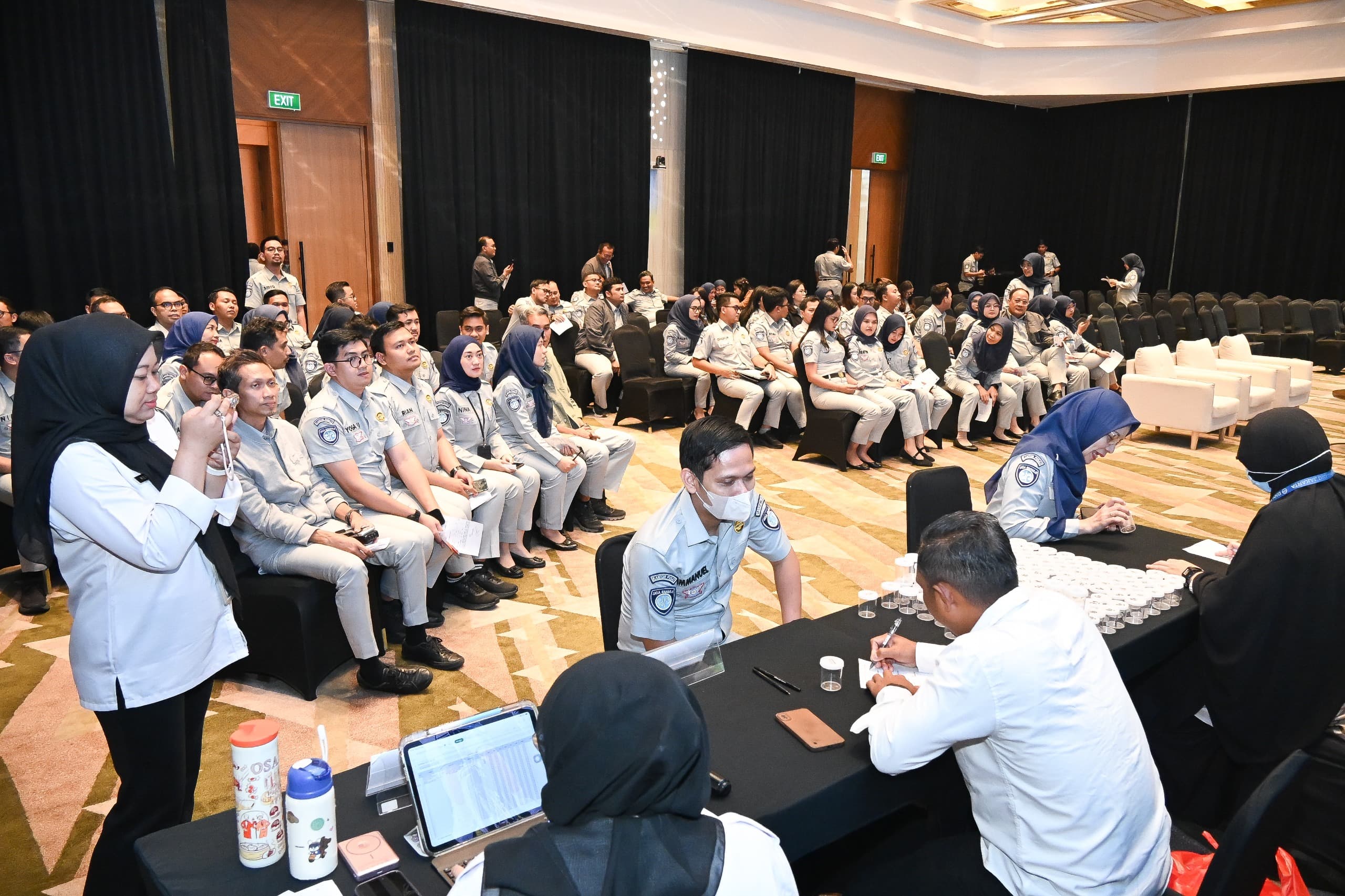 Jakarta – PT Jasa Raharja bekerja sama dengan Badan Narkotika Nasional Provinsi DKI Jakarta menggelar Sosialisasi Pencegahan dan Pemberantasan Penyalahgunaan dan Peredaran Gelap Narkotika (P4GN) pada Senin (22/6/2026). Kegiatan ini merupakan bagian dari upaya perusahaan dalam meningkatkan kesadaran pegawai terhadap bahaya penyalahgunaan narkoba, sekaligus memperkuat budaya kerja yang sehat dan bebas narkoba.
Sosialisasi tersebut menghadirkan Ketua Tim Bidang Pemberdayaan Masyarakat BNN Provinsi DKI Jakarta, Reinhardt Manalu, sebagai narasumber. Dalam pemaparannya, ia menjelaskan berbagai kebijakan pemerintah terkait pencegahan dan pemberantasan narkoba yang menjadi bagian dari program prioritas nasional 2024–2029.
Selain itu, peserta mendapatkan pemahaman mengenai tren penyalahgunaan narkoba di Indonesia yang masih menunjukkan peningkatan berdasarkan data prevalensi tahun 2025. Materi yang disampaikan juga mencakup pengenalan berbagai jenis narkotika, psikotropika, dan zat adiktif beserta dampaknya terhadap kesehatan, kehidupan sosial, serta konsekuensi hukum yang dapat ditimbulkan.
Reinhardt juga mengingatkan peserta mengenai berbagai modus penyalahgunaan narkoba yang terus berkembang, termasuk penyalahgunaan vape yang mengandung zat berbahaya serta munculnya narkotika jenis baru atau New Psychoactive Substances (NPS). “Perkembangan modus tersebut perlu diantisipasi melalui peningkatan pengetahuan dan kewaspadaan seluruh elemen masyarakat, termasuk di lingkungan kerja,” ujarnya.
Dalam kesempatan tersebut, peserta juga diberikan pemahaman mengenai ciri-ciri penyalahguna narkoba dari aspek fisik, psikis, maupun sosial sebagai bagian dari upaya deteksi dini. “BNN menekankan pentingnya penerapan program P4GN di lingkungan kerja melalui edukasi berkelanjutan, pelaksanaan tes urine secara berkala, serta pembentukan budaya organisasi yang sehat dan bebas narkoba,” tambah Reinhardt.
Sementara itu, Direktur Utama Jasa Raharja, Muhammad Awaluddin, menegaskan bahwa penyalahgunaan narkoba merupakan ancaman serius yang dapat berdampak luas terhadap individu, keluarga, organisasi, maupun bangsa. “Karena itu, seluruh insan Jasa Raharja memiliki peran penting dalam menciptakan lingkungan kerja yang sehat, aman, dan bebas dari penyalahgunaan narkotika,” imbuhnya.
Menurutnya, pencegahan penyalahgunaan narkoba tidak dapat dilakukan secara parsial, melainkan membutuhkan keterlibatan aktif seluruh pihak di lingkungan kerja. “Melalui kegiatan sosialisasi ini, diharapkan seluruh insan Jasa Raharja semakin memahami bahaya narkoba serta berperan aktif dalam menciptakan lingkungan kerja yang sehat, aman, dan bebas dari penyalahgunaan narkotika,” katanya Awaluddin.
Awaluddin menambahkan bahwa edukasi dan deteksi dini menjadi langkah strategis dalam mencegah penyalahgunaan narkoba di lingkungan perusahaan. Oleh karena itu, Jasa Raharja terus mendorong berbagai upaya preventif sebagai bagian dari pembangunan budaya perusahaan yang berintegritas dan berorientasi pada keselamatan.
Ia juga menegaskan komitmen Jasa Raharja untuk mendukung program pemerintah dalam mewujudkan Indonesia Bersinar (Bersih Narkoba). “Lingkungan kerja yang bebas narkoba merupakan fondasi penting bagi terciptanya organisasi yang profesional, produktif, dan berintegritas,” tambah Awaluddin.
Kegiatan sosialisasi P4GN ini merupakan bagian dari komitmen PT Jasa Raharja dalam mendukung kesehatan dan keselamatan pegawai sekaligus memperkuat budaya perusahaan yang berintegritas. Melalui kolaborasi dengan Badan Narkotika Nasional Provinsi DKI Jakarta, diharapkan kesadaran pegawai terhadap bahaya narkoba semakin meningkat sehingga tercipta lingkungan kerja yang produktif, profesional, dan bebas narkoba.