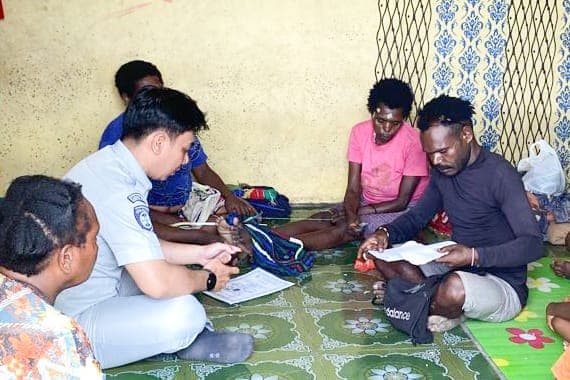 Jakarta – PT Jasa Raharja terus memperkuat komitmen dalam memberikan perlindungan dasar kepada masyarakat melalui pelayanan yang cepat, tepat, dan berbasis digital. Hingga Mei 2026, perusahaan telah menyalurkan santunan sebesar Rp1,22 triliun kepada korban kecelakaan lalu lintas jalan dan penumpang angkutan umum di seluruh Indonesia.
Direktur Utama Jasa Raharja Muhammad Awaluddin mengatakan, pelayanan santunan merupakan wujud kehadiran negara dalam memberikan perlindungan kepada masyarakat. Oleh karena itu, perusahaan terus melakukan transformasi agar pelayanan semakin mudah diakses, cepat, dan memberikan kepastian bagi korban maupun ahli waris korban.
"Kami ingin memastikan setiap korban maupun ahli waris memperoleh haknya secara cepat, tepat, dan transparan. Kehadiran Jasa Raharja bukan hanya memberikan santunan, tetapi juga menghadirkan rasa aman bahwa negara hadir ketika masyarakat menghadapi musibah," ujar Awaluddin.
Hingga Mei 2026, santunan diberikan kepada 55.617 korban, yang terdiri dari 10.734 korban meninggal dunia dan 44.883 korban luka-luka. Nilai santunan yang disalurkan mencapai Rp1,22 triliun, terdiri atas santunan meninggal dunia sebesar Rp581 miliar dan santunan korban luka-luka sebesar Rp641 miliar.
Menurut Awaluddin, realisasi tersebut tidak lepas dari penguatan transformasi digital yang terus dilakukan perusahaan. Salah satunya melalui integrasi pelayanan dengan rumah sakit melalui aplikasi JRCare, sehingga proses penjaminan korban luka-luka dapat dilakukan secara lebih cepat dan efisien.
Hingga Mei 2026, sebanyak 2.841 rumah sakit telah terhubung dengan sistem pelayanan Jasa Raharja. Integrasi tersebut memungkinkan proses administrasi berjalan lebih sederhana sehingga korban dapat segera memperoleh penanganan medis tanpa terkendala proses penjaminan.
"Kami meyakini bahwa perlindungan terbaik tidak hanya diwujudkan melalui pelayanan santunan yang cepat, tetapi juga melalui berbagai upaya untuk mencegah kecelakaan. Karena itu, transformasi digital kami arahkan tidak hanya untuk meningkatkan kualitas layanan, tetapi juga memperkuat strategi keselamatan transportasi berbasis data," kata Awaluddin.
Komitmen tersebut diwujudkan melalui berbagai program keselamatan transportasi yang melibatkan Kepolisian Republik Indonesia, Kementerian Perhubungan,pemerintah daerah, rumah sakit, akademisi, komunitas, hingga berbagai pemangku kepentingan lainnya.
Sepanjang Januari hingga Mei 2026, Jasa Raharja telah melaksanakan 3.354 program keselamatan transportasi di berbagai daerah. Kegiatan tersebut meliputi edukasi keselamatan berlalu lintas, pelatihan safety riding, pertolongan pertama gawat darurat (PPGD), pemetaan daerah rawan kecelakaan, forum komunikasi lalu lintas, hingga operasi gabungan bersama instansi terkait.
Transformasi yang dijalankan perusahaan juga berdampak pada peningkatan kecepatan pelayanan. Rata-rata penyelesaian santunan meninggal dunia kini dapat dilakukan dalam waktu sekitar 1 hari 5 jam, sementara penerbitan guarantee letter bagi korban luka-luka rata-rata selesai dalam waktu 4 hari 8 jam.
Di sisi lain, meningkatnya mobilitas masyarakat sepanjang 2026 turut memengaruhi jumlah kecelakaan yang menjadi objek perlindungan Jasa Raharja. Kondisi tersebut semakin memperkuat pentingnya kolaborasi seluruh pemangku kepentingan dalam membangun budaya keselamatan berlalu lintas.
"Ke depan, kami akan terus memperkuat sinergi dengan berbagai kementerian, lembaga, pemerintah daerah, dan komunitas agar upaya preventif semakin efektif. Keberhasilan Jasa Raharja tidak hanya diukur dari cepatnya santunan disalurkan, tetapi juga dari kontribusi kami dalam menurunkan risiko kecelakaan melalui edukasi, kolaborasi, dan penguatan budaya keselamatan transportasi," ujar Awaluddin.